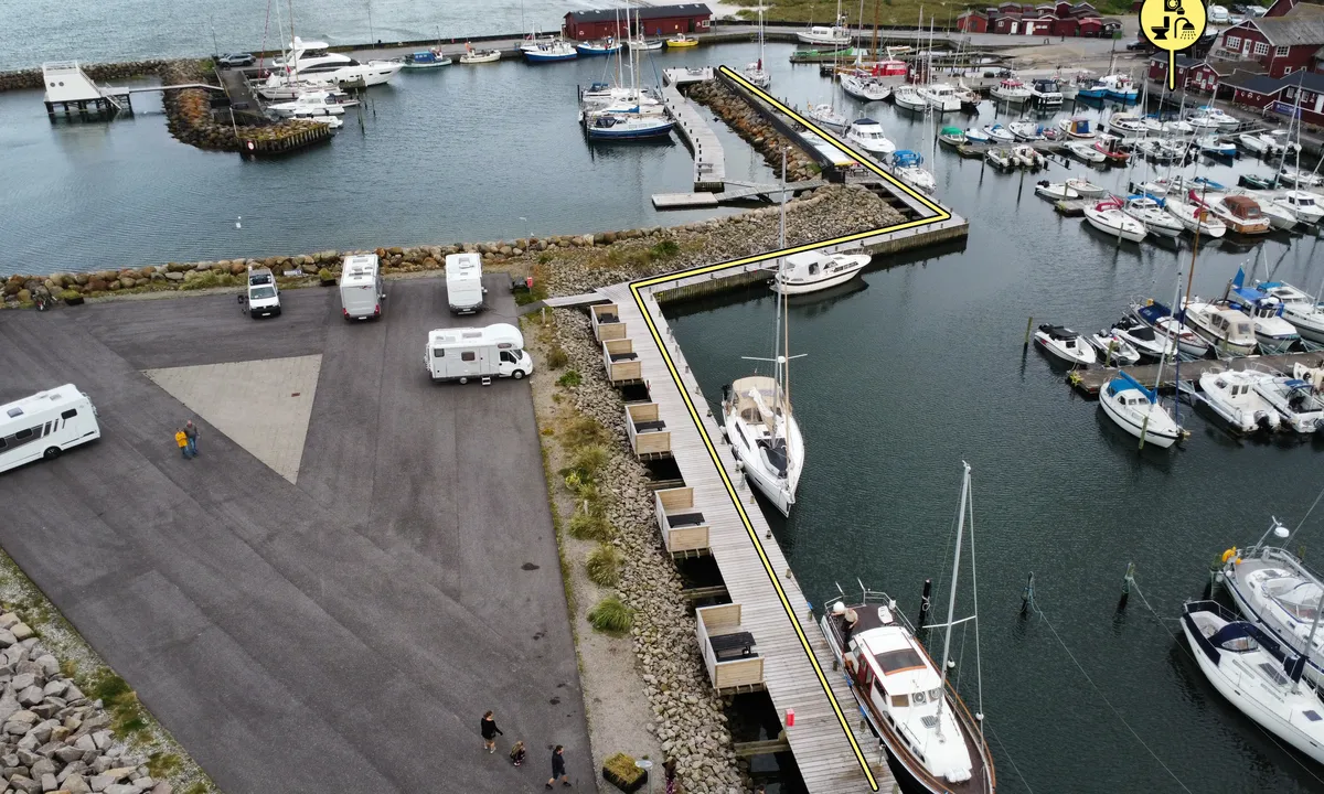 Aalbæk Havn: {"base": "no", "no": "Gjestebryggen g\u00e5r langs bobilparkeringen og videre langs indre molo. Solid og god trebrygge.", "se": "G\u00e4stbryggan g\u00e5r l\u00e4ngs husbilsparkeringen och vidare l\u00e4ngs inre piren. Solid och bra tr\u00e4brygga.", "en": "The guest dock runs along the motorhome parking and continues along the inner breakwater. Sturdy and good wooden dock.", "da": "G\u00e6stebroen g\u00e5r langs autocamperparkeringen og videre langs den indre mole. Solid og god tr\u00e6bro.", "fr": "La jet\u00e9e des visiteurs longe le parking des camping-cars et continue le long de la digue int\u00e9rieure. Solide et bon quai en bois.", "de": "Der G\u00e4stesteg verl\u00e4uft entlang des Wohnmobilparkplatzes und weiter entlang der inneren Mole. Solider und guter Holzsteg.", "es": "El muelle de invitados sigue a lo largo del estacionamiento de autocaravanas y contin\u00faa a lo largo del rompeolas interior. Muelle de madera s\u00f3lido y bueno.", "it": "Il pontile per gli ospiti corre lungo il parcheggio per camper e continua lungo il molo interno. Solido e buon pontile di legno.", "pt": "O cais de visitantes passa ao longo do estacionamento de autocaravanas e continua ao longo do quebra-mar interno. Cais de madeira s\u00f3lido e bom.", "nl": "De gastensteiger loopt langs de camperparkeerplaats en verder langs de binnenste pier. Solide en goede houten steiger.", "pl": "Pomost dla go\u015bci biegnie wzd\u0142u\u017c parkingu dla kamper\u00f3w i dalej wzd\u0142u\u017c wewn\u0119trznego falochronu. Mocny i solidny drewniany pomost.", "uk": "\u0413\u043e\u0441\u0442\u044c\u043e\u0432\u0438\u0439 \u043f\u0440\u0438\u0447\u0430\u043b \u0439\u0434\u0435 \u0432\u0437\u0434\u043e\u0432\u0436 \u0430\u0432\u0442\u043e\u0441\u0442\u043e\u044f\u043d\u043a\u0438 \u0434\u043b\u044f \u043a\u0435\u043c\u043f\u0435\u0440\u0456\u0432 \u0456 \u0434\u0430\u043b\u0456 \u0432\u0437\u0434\u043e\u0432\u0436 \u0432\u043d\u0443\u0442\u0440\u0456\u0448\u043d\u044c\u043e\u0433\u043e \u043c\u043e\u043b\u0443. \u0421\u043e\u043b\u0456\u0434\u043d\u0438\u0439 \u0442\u0430 \u0434\u043e\u0431\u0440\u0438\u0439 \u0434\u0435\u0440\u0435\u0432'\u044f\u043d\u0438\u0439 \u043f\u0440\u0438\u0447\u0430\u043b.", "ro": "Pontonul pentru oaspe\u021bi merge de-a lungul parc\u0103rii pentru rulote \u0219i continu\u0103 de-a lungul digului interior. Ponton din lemn solid \u0219i bun.", "tr": "Misafir iskelesi karavan park alan\u0131 boyunca ve i\u00e7 dalgak\u0131ran boyunca devam eder. Sa\u011flam ve iyi bir ah\u015fap iskele.", "el": "\u0397 \u03b1\u03c0\u03bf\u03b2\u03ac\u03b8\u03c1\u03b1 \u03b3\u03b9\u03b1 \u03b5\u03c0\u03b9\u03c3\u03ba\u03ad\u03c0\u03c4\u03b5\u03c2 \u03b5\u03ba\u03c4\u03b5\u03af\u03bd\u03b5\u03c4\u03b1\u03b9 \u03ba\u03b1\u03c4\u03ac \u03bc\u03ae\u03ba\u03bf\u03c2 \u03c4\u03bf\u03c5 \u03c7\u03ce\u03c1\u03bf\u03c5 \u03c3\u03c4\u03ac\u03b8\u03bc\u03b5\u03c5\u03c3\u03b7\u03c2 \u03b1\u03c5\u03c4\u03bf\u03ba\u03b9\u03bd\u03bf\u03cd\u03bc\u03b5\u03bd\u03c9\u03bd \u03ba\u03b1\u03b9 \u03c3\u03c5\u03bd\u03b5\u03c7\u03af\u03b6\u03b5\u03b9 \u03ba\u03b1\u03c4\u03ac \u03bc\u03ae\u03ba\u03bf\u03c2 \u03c4\u03b7\u03c2 \u03b5\u03c3\u03c9\u03c4\u03b5\u03c1\u03b9\u03ba\u03ae\u03c2 \u03c0\u03c1\u03bf\u03b2\u03bb\u03ae\u03c4\u03b1\u03c2. \u0391\u03be\u03b9\u03cc\u03c0\u03b9\u03c3\u03c4\u03b7 \u03ba\u03b1\u03b9 \u03ba\u03b1\u03bb\u03ae \u03be\u03cd\u03bb\u03b9\u03bd\u03b7 \u03b1\u03c0\u03bf\u03b2\u03ac\u03b8\u03c1\u03b1.", "cs": "Molo pro hosty se t\u00e1hne pod\u00e9l parkovi\u0161t\u011b pro obytn\u00e9 vozy a d\u00e1le pod\u00e9l vnit\u0159n\u00edho vlnolamu. Pevn\u00e9 a kvalitn\u00ed d\u0159ev\u011bn\u00e9 molo.", "hu": "A vend\u00e9gm\u00f3l\u00f3 a lak\u00f3kocsi parkol\u00f3ja ment\u00e9n, majd tov\u00e1bb a bels\u0151 m\u00f3l\u00f3 ment\u00e9n halad. Massz\u00edv \u00e9s j\u00f3 min\u0151s\u00e9g\u0171 fah\u00edd.", "fi": "Vieraslaituri kulkee matkailuautopys\u00e4k\u00f6innin vierest\u00e4 ja jatkuu sis\u00e4sataman aallonmurtajaa pitkin. Vankka ja hyv\u00e4 puinen laituri.", "bg": "\u0413\u043e\u0441\u0442\u0443\u0432\u0430\u0449\u0438\u044f\u0442 \u043a\u0435\u0439 \u0432\u044a\u0440\u0432\u0438 \u043f\u043e\u043a\u0440\u0430\u0439 \u043f\u0430\u0440\u043a\u0438\u043d\u0433\u0430 \u0437\u0430 \u043a\u0435\u043c\u043f\u0435\u0440\u0438 \u0438 \u043f\u0440\u043e\u0434\u044a\u043b\u0436\u0430\u0432\u0430 \u043f\u043e \u0432\u044a\u0442\u0440\u0435\u0448\u043d\u0438\u044f \u0432\u044a\u043b\u043d\u043e\u043b\u043e\u043c. \u0417\u0434\u0440\u0430\u0432\u0430 \u0438 \u0434\u043e\u0431\u0440\u0430 \u0434\u044a\u0440\u0432\u0435\u043d\u0430 \u043a\u0435\u0439\u043e\u0432\u0430.", "sr": "\u041f\u0440\u0438\u0441\u0442\u0430\u043d \u0437\u0430 \u0433\u043e\u0441\u0442\u0435 \u043f\u0440\u043e\u043b\u0430\u0437\u0438 \u043f\u043e\u0440\u0435\u0434 \u043f\u0430\u0440\u043a\u0438\u043d\u0433\u0430 \u0437\u0430 \u043a\u0430\u043c\u043f\u0435\u0440\u0435 \u0438 \u0434\u0430\u0459\u0435 \u0434\u0443\u0436 \u0443\u043d\u0443\u0442\u0440\u0430\u0448\u045a\u0435\u0433 \u043c\u043e\u043b\u0430. \u0421\u043e\u043b\u0438\u0434\u043d\u0430 \u0438 \u0434\u043e\u0431\u0440\u0430 \u0434\u0440\u0432\u0435\u043d\u0430 \u043f\u0440\u0438\u0441\u0442\u0430\u043d.", "et": "K\u00fclaliskai kulgeb piki haagissuvilate parklat ja edasi m\u00f6\u00f6da sisemist lainemurdjat. Tugev ja hea puidust kai.", "lv": "Viesu piest\u0101tne iet gar\u0101m mobilo m\u0101ju st\u0101vvietai un t\u0101l\u0101k gar iek\u0161\u0113jo molu. Cieta un laba koka piest\u0101tne.", "lt": "Sve\u010diai prieplauka t\u0119siasi i\u0161ilgai kemperi\u0173 parkavimo vietos ir toliau palei vidin\u012f mol\u0105. Tvirta ir gera medin\u0117 prieplauka."}