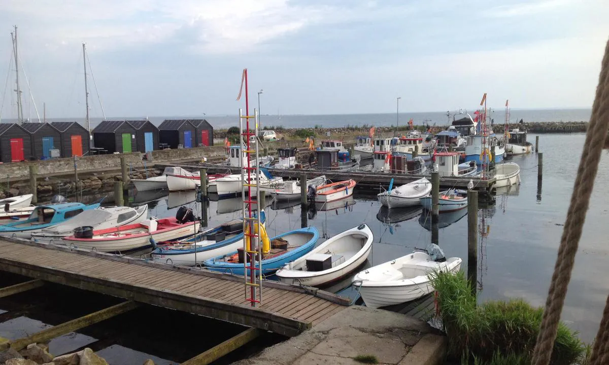 Aarøsund Lystbådehavn Amba: {"base": "no", "no": "Hyggelig fiskerihavn", "se": "Trevlig fiskehamn", "en": "Pleasant fishing harbor", "da": "Hyggelig fiskerihavn"}