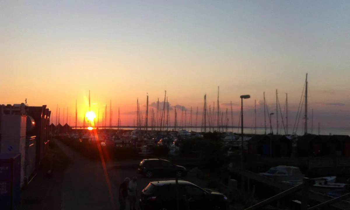 Aarøsund Lystbådehavn Amba: {"base": "da", "no": "Flott solnedgang", "se": "Vacker solnedg\u00e5ng", "en": "Beautiful sunset", "da": "Flot solnedgang"}