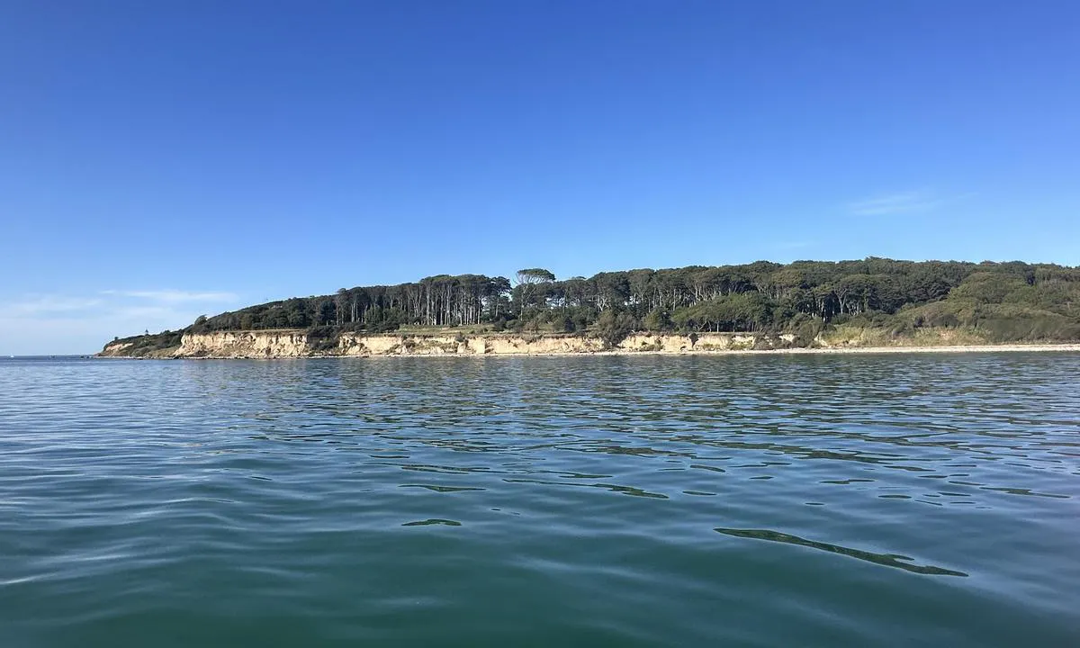 Æbelø W: {"base": "no", "no": "Bildet er tatt mot nordtuppen av \u00c6bel\u00f8 og fyret.", "se": "Bilden \u00e4r tagen mot nordspetsen av \u00c6bel\u00f8 och fyren.", "en": "The picture is taken towards the northern tip of \u00c6bel\u00f8 and the lighthouse.", "da": "Billedet er taget mod nordspidsen af \u00c6bel\u00f8 og fyret.", "fr": "La photo est prise vers la pointe nord d'\u00c6bel\u00f8 et le phare.", "de": "Das Bild wurde in Richtung der Nordspitze von \u00c6bel\u00f8 und dem Leuchtturm aufgenommen.", "es": "La imagen est\u00e1 tomada hacia la punta norte de \u00c6bel\u00f8 y el faro.", "it": "L'immagine \u00e8 stata presa verso l'estremit\u00e0 nord di \u00c6bel\u00f8 e il faro.", "pt": "A imagem foi tirada em dire\u00e7\u00e3o ao extremo norte de \u00c6bel\u00f8 e ao farol.", "nl": "De foto is genomen naar de noordpunt van \u00c6bel\u00f8 en de vuurtoren.", "pl": "Zdj\u0119cie zosta\u0142o zrobione w kierunku p\u00f3\u0142nocnym w stron\u0119 \u00c6bel\u00f8 i latarni morskiej.", "uk": "\u0417\u043e\u0431\u0440\u0430\u0436\u0435\u043d\u043d\u044f \u0437\u0440\u043e\u0431\u043b\u0435\u043d\u043e \u043d\u0430 \u043f\u0456\u0432\u043d\u0456\u0447\u043d\u043e\u043c\u0443 \u043a\u0440\u0430\u044e \u0415\u0431\u0435\u043b\u043e \u0456 \u043c\u0430\u044f\u043a\u0430.", "ro": "Imaginea este f\u0103cut\u0103 spre v\u00e2rful nordic al insulei \u00c6bel\u00f8 \u0219i farul.", "tr": "Resim, \u00c6bel\u00f8'nun kuzey ucuna ve fenerine do\u011fru \u00e7ekilmi\u015ftir.", "el": "\u0397 \u03b5\u03b9\u03ba\u03cc\u03bd\u03b1 \u03ad\u03c7\u03b5\u03b9 \u03c4\u03c1\u03b1\u03b2\u03b7\u03c7\u03c4\u03b5\u03af \u03c0\u03c1\u03bf\u03c2 \u03c4\u03bf \u03b2\u03cc\u03c1\u03b5\u03b9\u03bf \u03ac\u03ba\u03c1\u03bf \u03c4\u03bf\u03c5 \u00c6bel\u00f8 \u03ba\u03b1\u03b9 \u03c4\u03bf\u03bd \u03c6\u03ac\u03c1\u03bf.", "cs": "Fotografie byla po\u0159\u00edzena sm\u011brem k severn\u00edmu c\u00edpu \u00c6bel\u00f8 a maj\u00e1ku.", "hu": "A k\u00e9pet az \u00c6bel\u00f8 \u00e9szaki cs\u00facs\u00e1val \u00e9s a vil\u00e1g\u00edt\u00f3toronnyal szemben k\u00e9sz\u00edtett\u00e9k.", "fi": "Kuva on otettu \u00c6bel\u00f8n pohjoisk\u00e4rjest\u00e4 ja majakasta.", "bg": "\u0421\u043d\u0438\u043c\u043a\u0430\u0442\u0430 \u0435 \u043d\u0430\u043f\u0440\u0430\u0432\u0435\u043d\u0430 \u043a\u044a\u043c \u0441\u0435\u0432\u0435\u0440\u043d\u0438\u044f \u043a\u0440\u0430\u0439 \u043d\u0430 \u043e\u0441\u0442\u0440\u043e\u0432 \u00c6bel\u00f8 \u0438 \u0444\u0430\u0440\u0430.", "sr": "Slika je snimljena prema severnom vrhu \u00c6bel\u00f8a i svetioniku.", "et": "Pilt on tehtud \u00c6bel\u00f8 p\u00f5hjapoolse tipu ja majaka suunas.", "lv": "Att\u0113ls ir uz\u0146emts virz\u012bb\u0101 uz zieme\u013cu galu \u00c6bel\u00f8 un b\u0101ku.", "lt": "Nuotrauka padaryta \u00c6bel\u00f8 \u0161iaurin\u0117je dalyje ir \u0161vyturyje."}