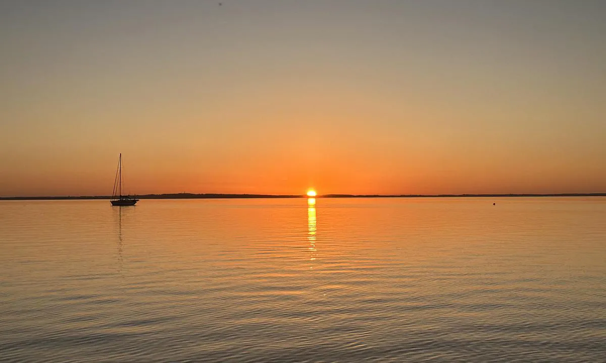 Æbelø W: {"base": "da", "no": "Solnedgangen.", "se": "Solnedg\u00e5ngen.", "en": "The sunset.", "da": "Solnedgangen.", "fr": "Le coucher du soleil.", "de": "Der Sonnenuntergang.", "es": "La puesta del sol.", "it": "Tramonto.", "pt": "O P\u00f4r do Sol.", "nl": "De zonsondergang.", "pl": "Zach\u00f3d s\u0142o\u0144ca.", "uk": "\u0417\u0430\u0445\u0456\u0434 \u0441\u043e\u043d\u0446\u044f.", "ro": "Apusul de soare.", "tr": "G\u00fcn bat\u0131m\u0131.", "el": "\u0397\u03bb\u03b9\u03bf\u03b2\u03b1\u03c3\u03af\u03bb\u03b5\u03bc\u03b1.", "cs": "Z\u00e1pad slunce.", "hu": "Naplemente.", "fi": "Auringonlasku.", "bg": "\u0417\u0430\u043b\u0435\u0437\u044a\u0442.", "sr": "Zalazak sunca.", "et": "P\u00e4ikeseloojang.", "lv": "Saulriets.", "lt": "Saul\u0117lydis."}
