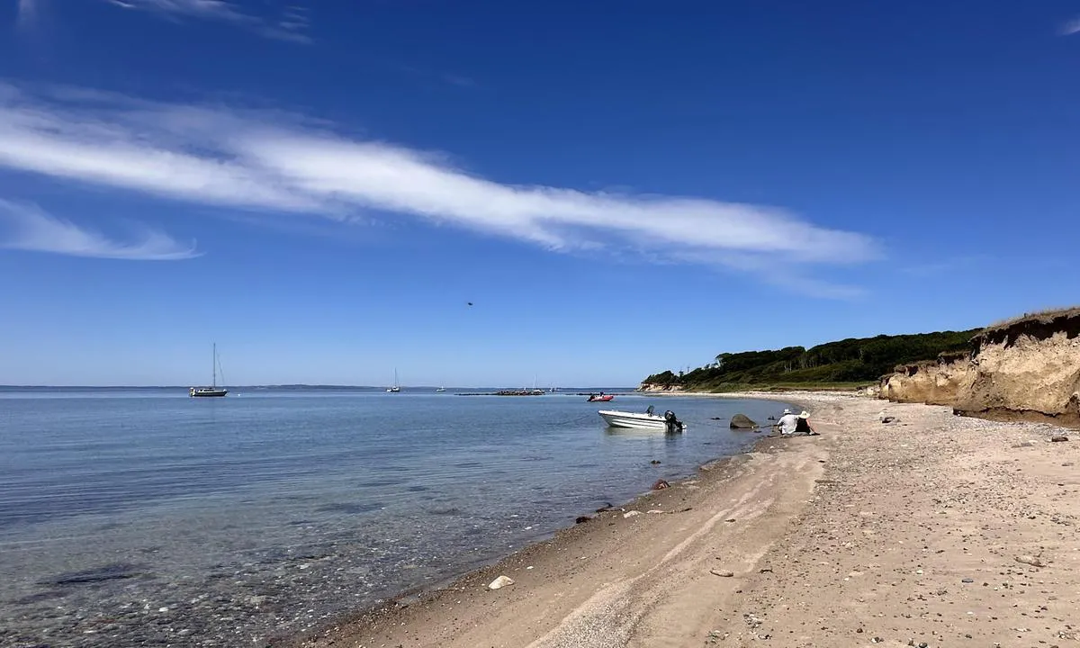 Æbelø W: {"base": "no", "no": "Bukten sett fra land (mot nord).", "se": "Viken sedd fr\u00e5n land (mot norr).", "en": "The bay seen from land (facing north).", "da": "Bugten set fra land (mod nord).", "fr": "La baie vue de la terre (vers le nord).", "de": "Die Bucht, gesehen vom Land (nach Norden).", "es": "La bah\u00eda vista desde tierra (hacia el norte).", "it": "La baia vista dalla terra (verso nord).", "pt": "A ba\u00eda vista da terra (em dire\u00e7\u00e3o ao norte).", "nl": "De baai gezien vanaf het land (richting noord).", "pl": "Zatoka widziana z l\u0105du (w kierunku p\u00f3\u0142nocnym).", "uk": "\u0417\u0430\u0442\u043e\u043a\u0430 \u0432\u0438\u0433\u043b\u044f\u0434\u0430\u0454 \u0437 \u0437\u0435\u043c\u043b\u0456 (\u043d\u0430 \u043f\u0456\u0432\u043d\u0456\u0447).", "ro": "Golful v\u0103zut de pe uscat (spre nord).", "tr": "Koy karadan g\u00f6r\u00fcnd\u00fc\u011f\u00fc haliyle (kuzeye do\u011fru).", "el": "\u039f \u03ba\u03cc\u03bb\u03c0\u03bf\u03c2 \u03c0\u03bf\u03c5 \u03c6\u03b1\u03af\u03bd\u03b5\u03c4\u03b1\u03b9 \u03b1\u03c0\u03cc \u03c4\u03b7 \u03c3\u03c4\u03b5\u03c1\u03b9\u03ac (\u03c0\u03c1\u03bf\u03c2 \u03c4\u03b1 \u03b2\u03cc\u03c1\u03b5\u03b9\u03b1).", "cs": "Z\u00e1liv vid\u011bn\u00fd ze zem\u011b (sm\u011brem na sever).", "hu": "A \u00f6b\u00f6l l\u00e1that\u00f3 a sz\u00e1razf\u00f6ldr\u0151l (\u00e9szak fel\u00e9).", "fi": "Lahti maalta n\u00e4htyn\u00e4 (kohti pohjoista).", "bg": "\u0417\u0430\u043b\u0438\u0432\u044a\u0442, \u0432\u0438\u0434\u044f\u043d \u043e\u0442 \u0441\u0443\u0448\u0430\u0442\u0430 (\u043d\u0430 \u0441\u0435\u0432\u0435\u0440).", "sr": "\u0417\u0430\u043b\u0438\u0432 \u0432\u0438\u0452\u0435\u043d \u0441\u0430 \u043a\u043e\u043f\u043d\u0430 (\u043a\u0430 \u0441\u0435\u0432\u0435\u0440\u0443).", "et": "Laheke vaadatuna maalt (p\u00f5hja suunas).", "lv": "L\u012bcis, redz\u0113ts no sauszemes (virzien\u0101 uz zieme\u013ciem).", "lt": "Uostas matomas nuo kranto (link \u0161iaur\u0117s)."}