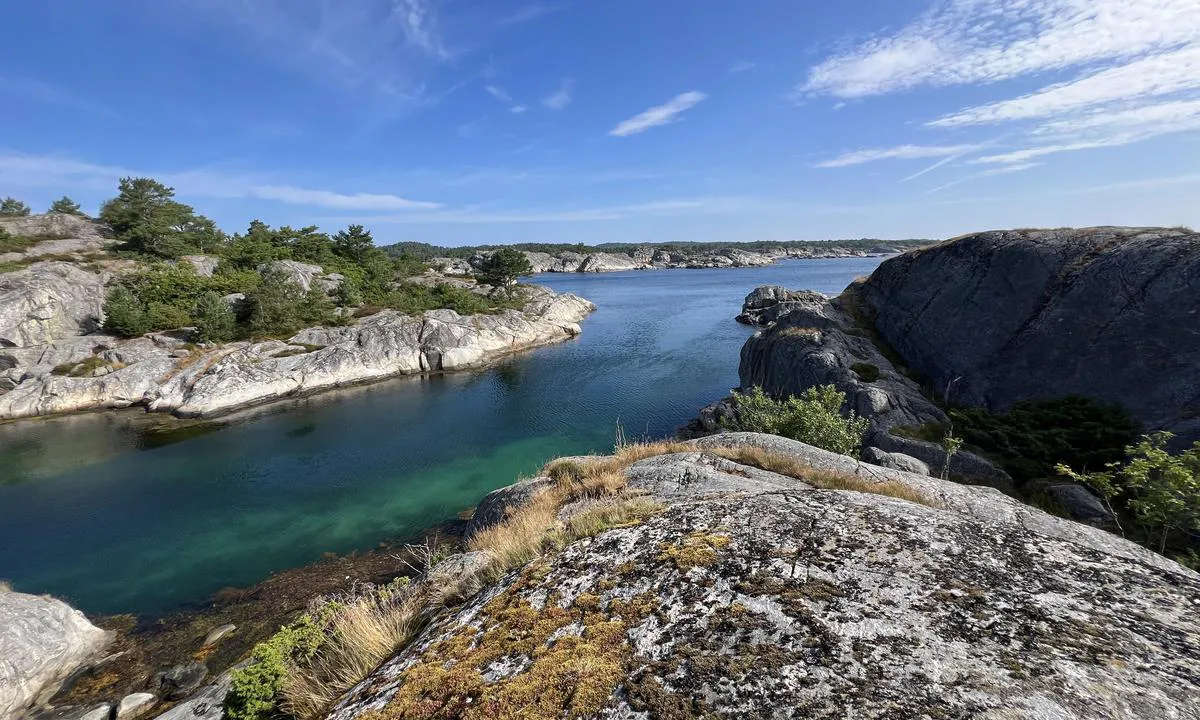 Ågerøya - Knutshavn: {"base": "no", "no": "Den nordre innseilingen", "se": "Den norra infarten", "en": "The northern approach", "da": "Den nordlige indsejling", "fr": "L'entr\u00e9e nord", "de": "Der n\u00f6rdliche Einlauf", "es": "La entrada norte", "it": "L'ingresso settentrionale", "pt": "A entrada norte", "nl": "De noordelijke binnenvaart", "pl": "P\u00f3\u0142nocne podej\u015bcie", "uk": "\u041f\u0456\u0432\u043d\u0456\u0447\u043d\u0438\u0439 \u0432\u0445\u0456\u0434", "ro": "Canalul de nord", "tr": "Kuzey giri\u015f yolu", "el": "\u0397 \u03b2\u03cc\u03c1\u03b5\u03b9\u03b1 \u03b5\u03af\u03c3\u03bf\u03b4\u03bf\u03c2", "cs": "Severn\u00ed p\u0159\u00edstup", "hu": "Az \u00e9szaki bej\u00e1rat", "fi": "Pohjois-sis\u00e4\u00e4najo", "bg": "\u0421\u0435\u0432\u0435\u0440\u043d\u0438\u044f\u0442 \u043f\u043e\u0434\u0445\u043e\u0434", "sr": "Severni ulaz", "et": "P\u00f5hjapoolne sissep\u00e4\u00e4s", "lv": "Zieme\u013cu iebrauktuve", "lt": "\u0160iaurinis \u012fplaukimas"}