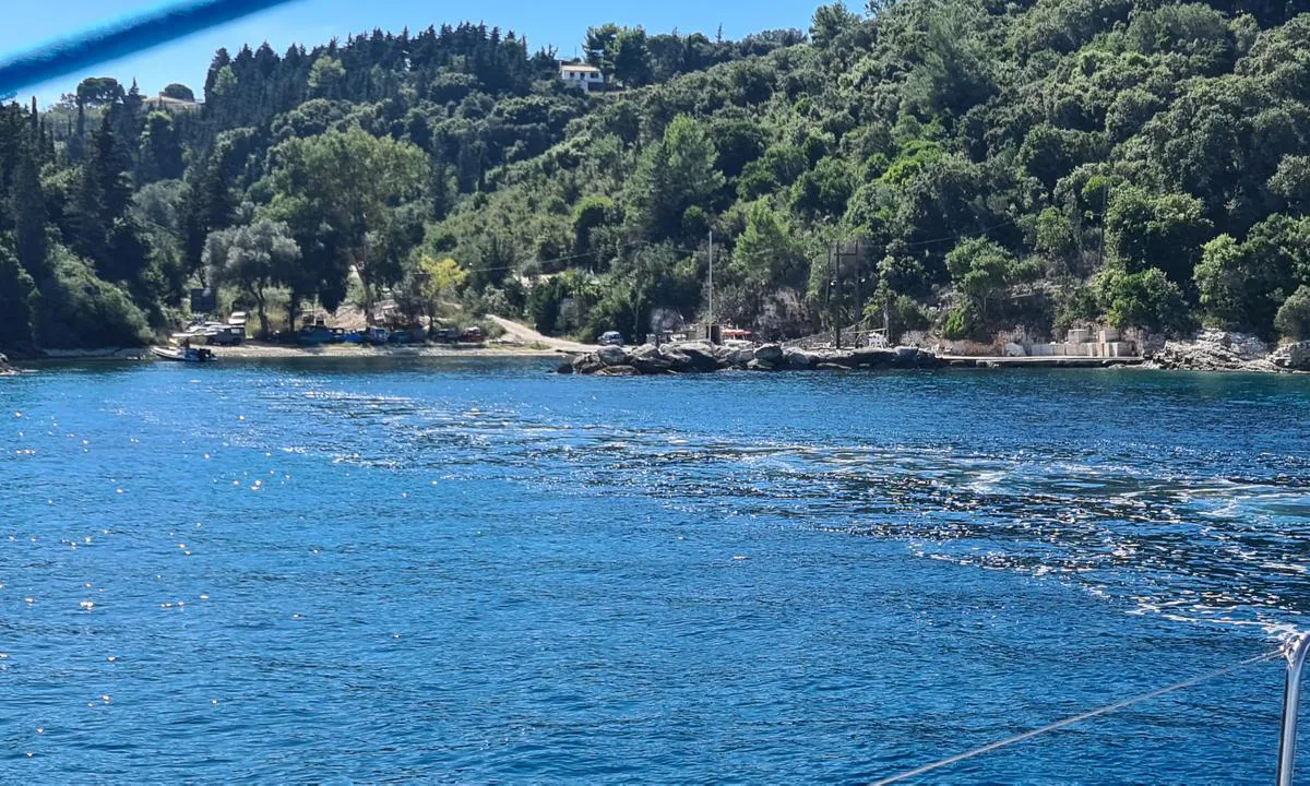 Agrapidia: {"base": "en", "no": "d\u00e5rlig ankringsforhold, steiner og sj\u00f8gress<br>liten, bare plass til noen f\u00e5 yachter", "se": "d\u00e5ligt f\u00e4ste, stenar och sj\u00f6gr\u00e4s<br>liten och endast kapabel f\u00f6r n\u00e5gra f\u00e5 yachter", "en": "bad holding, stones and seegras\r\nsmall only capable of a few yachts", "da": "d\u00e5rligt hold, sten og \u00e5legr\u00e6s\nsm\u00e5 kun i stand til at rumme f\u00e5 lystb\u00e5de", "fr": "mauvais tenue, pierres et herbiers marins<br>petit, ne peut accueillir que quelques yachts", "de": "schlechter Halt, Steine und Seegras<br>Klein, nur f\u00fcr wenige Yachten geeignet", "es": "mal agarre, piedras y algas<br>peque\u00f1o, solo con capacidad para unos pocos yates", "it": "ancoraggio precario, pietre e alghe marine<br>piccolo, adatto solo per poche barche a vela", "pt": "pouca ader\u00eancia, pedras e algas marinhas<br>pequeno, capaz de acomodar apenas alguns iates", "nl": "slechte houvast, stenen en zeegras<br>klein, slechts geschikt voor enkele jachten", "pl": "z\u0142e utrzymanie, kamienie i wodorosty<br />ma\u0142y, tylko dla kilku jacht\u00f3w", "uk": "\u043f\u043e\u0433\u0430\u043d\u0435 \u0442\u0440\u0438\u043c\u0430\u043d\u043d\u044f, \u043a\u0430\u043c\u0435\u043d\u0456 \u0442\u0430 \u043c\u043e\u0440\u0441\u044c\u043a\u0456 \u0432\u043e\u0434\u043e\u0440\u043e\u0441\u0442\u0456<br>\u043c\u0430\u043b\u0435\u043d\u044c\u043a\u0430, \u0432\u043c\u0456\u0449\u0443\u0454 \u043b\u0438\u0448\u0435 \u043a\u0456\u043b\u044c\u043a\u0430 \u044f\u0445\u0442", "ro": "ancorare rea, pietre \u0219i alge marine<br>mic, capabil s\u0103 g\u0103zduiasc\u0103 doar c\u00e2teva iahturi", "tr": "k\u00f6t\u00fc tutma, ta\u015flar ve deniz yosunu<br>k\u00fc\u00e7\u00fck sadece birka\u00e7 yat s\u0131\u011fabilir", "el": "\u03ba\u03b1\u03ba\u03ae \u03c3\u03c5\u03b3\u03ba\u03c1\u03ac\u03c4\u03b7\u03c3\u03b7, \u03c0\u03ad\u03c4\u03c1\u03b5\u03c2 \u03ba\u03b1\u03b9 \u03c6\u03cd\u03ba\u03b9\u03b1<br>\u03bc\u03b9\u03ba\u03c1\u03cc, \u03b9\u03ba\u03b1\u03bd\u03cc \u03bc\u03cc\u03bd\u03bf \u03b3\u03b9\u03b1 \u03bb\u03af\u03b3\u03b1 \u03b3\u03b9\u03bf\u03c4", "cs": "\u0161patn\u00e9 kotven\u00ed, kameny a mo\u0159sk\u00e1 tr\u00e1va<br>mal\u00e9, vhodn\u00e9 pouze pro n\u011bkolik jachet", "hu": "gyenge tart\u00e1s, k\u00f6vek \u00e9s tengerif\u0171<br>csak kisebb, n\u00e9h\u00e1ny jacht befogad\u00e1s\u00e1ra k\u00e9pes", "fi": "huono pito, kivet ja meriruoho<br>pieni, vain muutamille jahdeille sopiva", "bg": "\u043b\u043e\u0448\u043e \u0437\u0430\u0434\u044a\u0440\u0436\u0430\u043d\u0435, \u043a\u0430\u043c\u044a\u043d\u0438 \u0438 \u0432\u043e\u0434\u043e\u0440\u0430\u0441\u043b\u0438<br>\u043c\u0430\u043b\u043a\u043e, \u043f\u043e\u0434\u0445\u043e\u0434\u044f\u0449\u043e \u0441\u0430\u043c\u043e \u0437\u0430 \u043d\u044f\u043a\u043e\u043b\u043a\u043e \u044f\u0445\u0442\u0438", "sr": "lo\u0161e sidri\u0161te, kamenje i morska trava<br>malo, mo\u017ee primiti samo nekoliko jahti", "et": "halb hoidmine, kivid ja merihein<br>v\u00e4ike, sobib ainult v\u00e4hestele jahtidele", "lv": "slikta enkura tur\u0113\u0161ana, akme\u0146i un j\u016brasz\u0101les<br>mazs, piem\u0113rots tikai da\u017e\u0101m jaht\u0101m", "lt": "prasta inkaravimo vieta, akmenys ir j\u016br\u017eol\u0117s<br>ma\u017ea, gali talpinti tik kelis jachtas"}