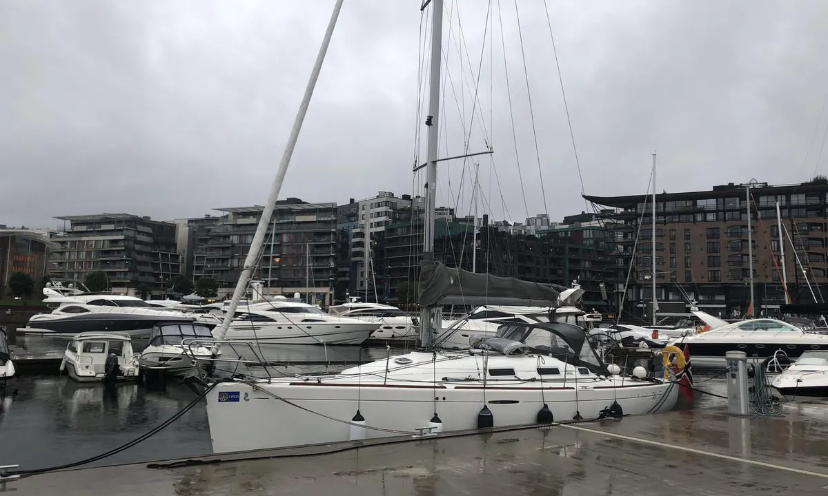 Inners i gjestehavna på Aker Brygge er det en solid betongbrygge hvor man kan ligge longside. Det er også en rekke brygger med utriggere i midten av kaianlegget.