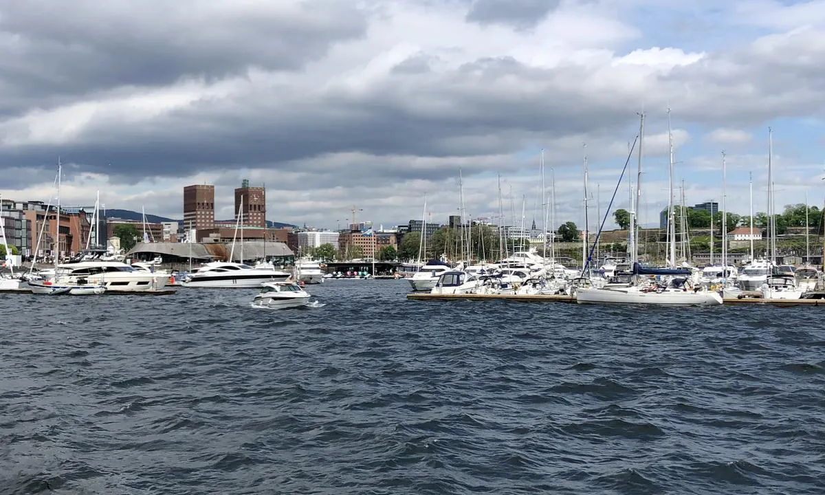 Innseilingen til den indre delen av gjestehavna på Aker Brygge er på vestsiden, mellom to flytebrygger.