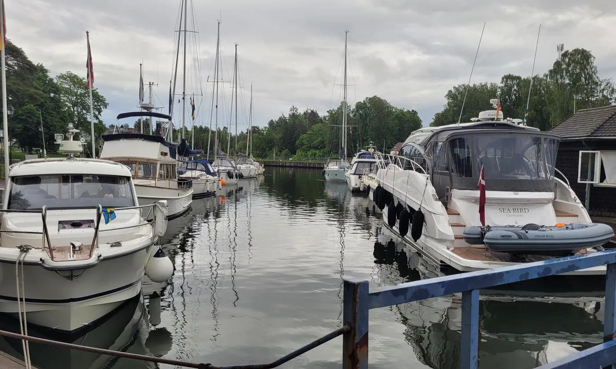 Åkerssjö: {"base": "de", "no": "Utsikt fra den gamle slusen mot gjestehavnen. I bakgrunnen g\u00e5r Trollh\u00e4ttankanalen.", "se": "Utsikt fr\u00e5n den gamla slussen mot g\u00e4sthamnen. I bakgrunden l\u00f6per Trollh\u00e4ttekanalen.", "en": "View from the old lock to the guest harbor. In the background runs the Trollh\u00e4ttan Canal.", "da": "Udsigt fra den gamle sluse til g\u00e6stehavnen. I baggrunden l\u00f8ber Trollh\u00e4ttankanalen.", "fr": "Vue depuis l'ancienne \u00e9cluse sur le port de plaisance. En arri\u00e8re-plan, se trouve le canal de Trollh\u00e4ttan.", "de": "Blick von der alten Schleuse auf den Gasthafen. Im Hintergrund verl\u00e4uft der Trollh\u00e4ttankanal.", "es": "Vista desde la antigua esclusa hacia el puerto de invitados. Al fondo, el Canal de Trollh\u00e4ttan.", "it": "Vista dalla vecchia chiusa sul porto per gli ospiti. Sullo sfondo scorre il canale di Trollh\u00e4ttan.", "pt": "Vista da antiga eclusa para o porto de h\u00f3spedes. Ao fundo, estende-se o Canal de Trollh\u00e4ttan.", "nl": "Uitzicht vanaf de oude sluis op de passantenhaven. Op de achtergrond loopt het Trollh\u00e4ttankanaal.", "pl": "Widok ze starej \u015bluzy na przysta\u0144 go\u015bcinn\u0105. W tle przebiega kana\u0142 Trollh\u00e4ttan.", "uk": "\u0412\u0438\u0434 \u0437\u0456 \u0441\u0442\u0430\u0440\u043e\u0433\u043e \u0448\u043b\u044e\u0437\u0443 \u043d\u0430 \u0433\u043e\u0441\u0442\u044c\u043e\u0432\u0443 \u043f\u0440\u0438\u0441\u0442\u0430\u043d\u044c. \u041d\u0430 \u0437\u0430\u0434\u043d\u044c\u043e\u043c\u0443 \u043f\u043b\u0430\u043d\u0456 \u043f\u0440\u043e\u0445\u043e\u0434\u0438\u0442\u044c \u043a\u0430\u043d\u0430\u043b \u0422\u0440\u043e\u043b\u043b\u044c\u0433\u0435\u0442\u0442\u0435.", "ro": "Priveli\u0219te de la vechea ecluz\u0103 c\u0103tre portul pentru oaspe\u021bi. \u00cen fundal, se \u00eentinde canalul Trollh\u00e4ttan.", "tr": "Eski kilitten misafir liman\u0131na bak\u0131\u015f. Arka planda Trollh\u00e4ttan kanal\u0131 uzan\u0131yor.", "el": "\u0398\u03ad\u03b1 \u03b1\u03c0\u03cc \u03c4\u03b7\u03bd \u03c0\u03b1\u03bb\u03b9\u03ac \u03ba\u03bb\u03b5\u03b9\u03c3\u03c4\u03ae \u03b4\u03b9\u03ce\u03c1\u03c5\u03b3\u03b1 \u03c0\u03c1\u03bf\u03c2 \u03c4\u03bf \u03bb\u03b9\u03bc\u03ac\u03bd\u03b9 \u03c5\u03c0\u03bf\u03b4\u03bf\u03c7\u03ae\u03c2. \u03a3\u03c4\u03bf \u03c6\u03cc\u03bd\u03c4\u03bf \u03b5\u03ba\u03c4\u03b5\u03af\u03bd\u03b5\u03c4\u03b1\u03b9 \u03c4\u03bf \u03ba\u03b1\u03bd\u03ac\u03bb\u03b9 \u03c4\u03b7\u03c2 Trollh\u00e4ttan.", "cs": "Pohled ze star\u00e9 p\u0159ehrady na hostuj\u00edc\u00ed p\u0159\u00edstav. V pozad\u00ed vede kan\u00e1l Trollh\u00e4ttan.", "hu": "Kil\u00e1t\u00e1s a r\u00e9gi zsilipt\u0151l a vend\u00e9gkik\u00f6t\u0151re. A h\u00e1tt\u00e9rben a Trollh\u00e4ttan-csatorna fut.", "fi": "N\u00e4kym\u00e4 vanhasta sulusta vierassatamaan. Taustalla n\u00e4kyy Trollh\u00e4ttan-kanava.", "bg": "\u0418\u0437\u0433\u043b\u0435\u0434 \u043e\u0442 \u0441\u0442\u0430\u0440\u0438\u044f \u0448\u043b\u044e\u0437 \u043a\u044a\u043c \u0433\u043e\u0441\u0442\u043e\u043f\u0440\u0438\u0435\u043c\u043d\u043e\u0442\u043e \u043f\u0440\u0438\u0441\u0442\u0430\u043d\u0438\u0449\u0435. \u041d\u0430 \u0437\u0430\u0434\u0435\u043d \u043f\u043b\u0430\u043d \u043f\u0440\u043e\u0442\u0438\u0447\u0430 \u043a\u0430\u043d\u0430\u043b\u044a\u0442 \u0422\u0440\u043e\u043b\u0445\u0435\u0442.", "sr": "\u041f\u043e\u0433\u043b\u0435\u0434 \u0441\u0430 \u0441\u0442\u0430\u0440\u0435 \u043f\u0440\u0435\u0432\u043e\u0434\u043d\u0438\u0446\u0435 \u043d\u0430 \u0433\u043e\u0441\u0442\u0443\u0458\u0443\u045b\u0443 \u043b\u0443\u043a\u0443. \u0423 \u043f\u043e\u0437\u0430\u0434\u0438\u043d\u0438 \u0441\u0435 \u043f\u0440\u0443\u0436\u0430 \u0422\u0440\u043e\u043b\u0445\u0435\u0442\u0430\u043d\u0441\u043a\u0438 \u043a\u0430\u043d\u0430\u043b.", "et": "Vaade vanalt l\u00fc\u00fcsilt k\u00fclalissadamale. Taustal kulgeb Trollh\u00e4ttani kanal.", "lv": "Skats no vec\u0101s sl\u016b\u017eas uz viesu ostu. Fon\u0101 stiepjas Trollh\u00e4ttan kan\u0101ls.", "lt": "Vaizdas nuo senojo \u0161liuzo \u012f sve\u010di\u0173 uost\u0105. Fone matyti Trollh\u00e4tten kanalas."}