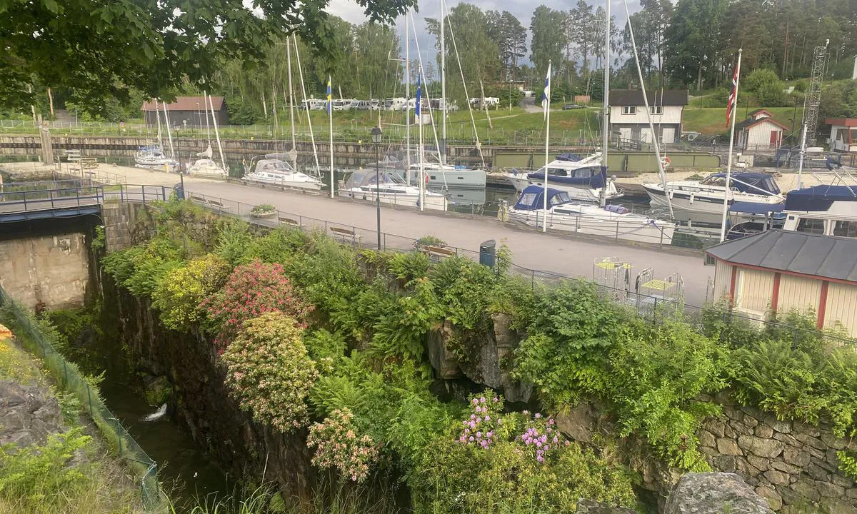 Åkerssjö: {"base": "no", "no": "De eldste slusene fra 1800 - frodig! Havnen er innseiling en til slusene fra 1844, rett ved de \u201cnye\u201d.", "se": "De \u00e4ldsta slussarna fr\u00e5n 1800-talet - frodigt! Hamnen \u00e4r inloppet till slussarna fr\u00e5n 1844, precis vid de \u201cnya\u201d.", "en": "The oldest locks from the 1800s - lush! The harbor is an entrance to the locks from 1844, right next to the 'new' ones.", "da": "De \u00e6ldste sluser fra 1800 - frodigt! Havnen er indsejlingen til sluserne fra 1844, lige ved de \u201cnye\u201d.", "fr": "Les plus anciennes \u00e9cluses datent des ann\u00e9es 1800 - luxuriant! Le port est l'entr\u00e9e des \u00e9cluses de 1844, juste \u00e0 c\u00f4t\u00e9 des \u00ab nouvelles \u00bb.", "de": "Die \u00e4ltesten Schleusen aus dem 19. Jahrhundert - \u00fcppig! Der Hafen ist die Einfahrt zu den Schleusen aus dem Jahr 1844, direkt bei den \u201eneuen\u201c.", "es": "\u00a1Las esclusas m\u00e1s antiguas de 1800 - exuberantes! El puerto es la entrada a las esclusas de 1844, justo al lado de las 'nuevas'.", "it": "Le chiuse pi\u00f9 antiche dal 1800 - lussureggianti! Il porto \u00e8 l'ingresso delle chiuse dal 1844, proprio accanto a quelle \u201cnuove\u201d.", "pt": "As eclusas mais antigas de 1800 - exuberante! O porto \u00e9 a entrada para as eclusas de 1844, bem ao lado das 'novas'.", "nl": "De oudste sluizen uit de jaren 1800 - weelderig! De haven is de toegang tot de sluizen uit 1844, direct bij de 'nieuwe'.", "pl": "Najstarsze \u015bluzy z 1800 roku - bujne! Port jest wej\u015bciem do \u015bluz z 1844 roku, tu\u017c obok tych \u201enowych\u201d.", "uk": "\u041d\u0430\u0439\u0441\u0442\u0430\u0440\u0456\u0448\u0456 \u0448\u043b\u044e\u0437\u0438 \u0437 1800 \u0440\u043e\u043a\u0443 - \u043f\u0438\u0448\u043d\u0456! \u0413\u0430\u0432\u0430\u043d\u044c \u0454 \u0432\u0445\u043e\u0434\u043e\u043c \u0434\u043e \u0448\u043b\u044e\u0437\u0456\u0432 \u0437 1844 \u0440\u043e\u043a\u0443, \u043f\u0440\u044f\u043c\u043e \u0431\u0456\u043b\u044f \u201c\u043d\u043e\u0432\u0438\u0445\u201d.", "ro": "Cele mai vechi ecluze din 1800 - luxuriant! Portul este intrarea c\u0103tre ecluzele din 1844, chiar l\u00e2ng\u0103 cele \u201enoi\u201d.", "tr": "1870'lerden kalma en eski kilitler - ye\u015fillik i\u00e7inde! Liman, 1844'ten kalma kilitlere giri\u015f yolu olup, \u201cyeni\u201d kilitlerin hemen yan\u0131nda bulunmaktad\u0131r.", "el": "\u039f\u03b9 \u03c0\u03b1\u03bb\u03b1\u03b9\u03cc\u03c4\u03b5\u03c1\u03b5\u03c2 \u03ba\u03bb\u03b5\u03b9\u03c3\u03c4\u03ad\u03c2 \u03b1\u03c0\u03cc \u03c4\u03bf 1800 - \u03c0\u03bb\u03bf\u03cd\u03c3\u03b9\u03bf! \u03a4\u03bf \u03bb\u03b9\u03bc\u03ac\u03bd\u03b9 \u03b5\u03af\u03bd\u03b1\u03b9 \u03b7 \u03b5\u03af\u03c3\u03bf\u03b4\u03bf\u03c2 \u03c0\u03c1\u03bf\u03c2 \u03c4\u03b9\u03c2 \u03ba\u03bb\u03b5\u03b9\u03c3\u03c4\u03ad\u03c2 \u03b1\u03c0\u03cc \u03c4\u03bf 1844, \u03b1\u03ba\u03c1\u03b9\u03b2\u03ce\u03c2 \u03b4\u03af\u03c0\u03bb\u03b1 \u03c3\u03c4\u03b9\u03c2 \u201c\u03bd\u03ad\u03b5\u03c2\u201d.", "cs": "Nejstar\u0161\u00ed zdymadla z 19. stolet\u00ed - bujn\u011b! P\u0159\u00edstav je vjezd do zdymadel z roku 1844, p\u0159\u00edmo u t\u011bch \u201enov\u00fdch\u201c.", "hu": "A legr\u00e9gebbi zsilip 1800-b\u00f3l - buja! A kik\u00f6t\u0151 a 1844-beli zsiliphez val\u00f3 bej\u00e1rat, k\u00f6zvetlen\u00fcl az \u201e\u00faj\u201d mell\u00e9.", "fi": "Vanhimmat sulut 1800-luvulta - vehreit\u00e4! Satama on sis\u00e4\u00e4nk\u00e4ynti vuoden 1844 suluille, aivan \u201cuusien\u201d vieress\u00e4.", "bg": "\u041d\u0430\u0439-\u0441\u0442\u0430\u0440\u0438\u0442\u0435 \u0448\u043b\u044e\u0437\u043e\u0432\u0435 \u043e\u0442 1800 \u0433\u043e\u0434\u0438\u043d\u0430 - \u0437\u0435\u043b\u0435\u043d\u044f\u0446\u0438! \u041f\u0440\u0438\u0441\u0442\u0430\u043d\u0438\u0449\u0435\u0442\u043e \u0435 \u0432\u0445\u043e\u0434 \u043a\u044a\u043c \u0448\u043b\u044e\u0437\u043e\u0432\u0435\u0442\u0435 \u043e\u0442 1844 \u0433\u043e\u0434\u0438\u043d\u0430, \u0442\u043e\u0447\u043d\u043e \u0434\u043e \u201e\u043d\u043e\u0432\u0438\u0442\u0435\u201c.", "sr": "\u041d\u0430\u0458\u0441\u0442\u0430\u0440\u0438\u0458\u0435 \u0431\u0440\u0430\u0432\u0435 \u043e\u0434 1800 - \u0431\u0443\u0458\u043d\u043e! \u041b\u0443\u043a\u0430 \u0458\u0435 \u0443\u043b\u0430\u0437 \u0443 \u0431\u0440\u0430\u0432\u0435 \u043e\u0434 1844, \u0442\u0438\u043a \u043f\u043e\u0440\u0435\u0434 \u201c\u043d\u043e\u0432\u0438\u0445\u201d.", "et": "Vanemad l\u00fc\u00fcsid p\u00e4rinevad 1800. aastatest - lopsakad! Sadam on sisses\u00f5it 1844. aasta l\u00fc\u00fcside juurde, otse \u201cuute\u201d k\u00f5rval.", "lv": "Vec\u0101k\u0101s sl\u016b\u017eas no 1800. gada - sul\u012bgas! Osta ir ieeja sl\u016b\u017e\u0101m no 1844. gada, tie\u0161i blakus \u201cjaunaj\u0101m\u201d.", "lt": "Seniausi \u0161liuzai nuo 1800-\u0173j\u0173 - ve\u0161l\u016bs! Uostas yra \u012fplaukimas \u012f \u0161liuzus nuo 1844 m., tiesiai prie \u201enauj\u0173j\u0173\u201c."}