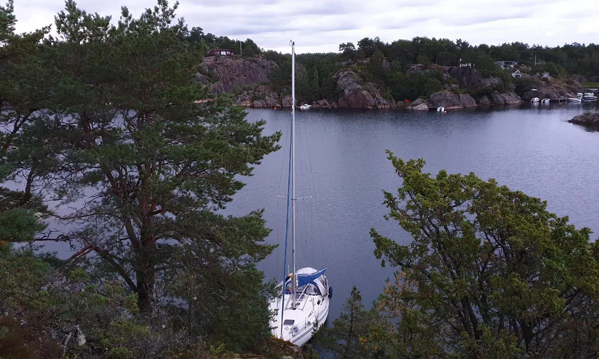 Åkvåg Killen: Noen få steder det er mulig å stikke nesa mot land og dregge bak. Lite bolter så vær klar med bergkiler og evt. fortøyning i trær. Også mulig å ligge på svai med varierende dybder og noe båttrafikk.