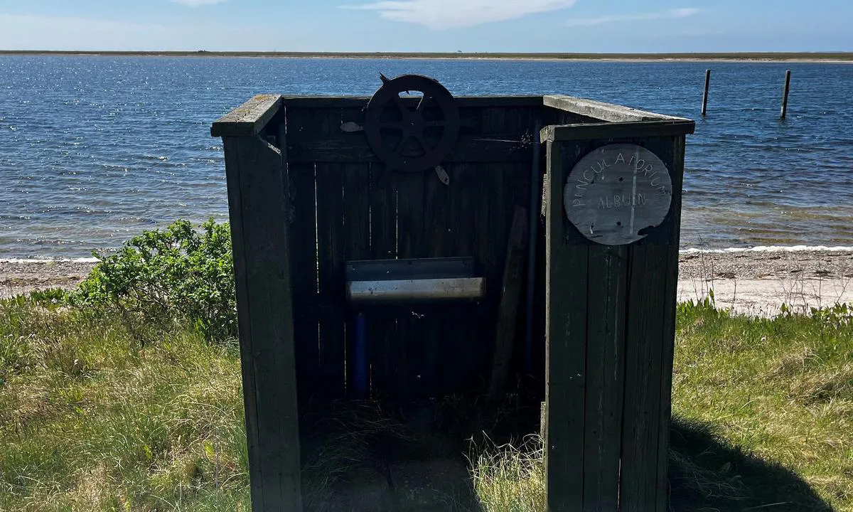 Albuen: {"base": "en", "no": "Her finner vi det ber\u00f8mte \u00abPinculatorium\u00bb, det finnes ikke et bedre sted for en kaptein \u00e5 tisse. Du vil ogs\u00e5 finne et toalett i n\u00e6rheten av fyret, 315 meter \u00e5 g\u00e5.", "se": "H\u00e4r hittar vi den ber\u00f6mda \u201ePinculatorium\u201d, det finns inget b\u00e4ttre st\u00e4lle f\u00f6r en kapten att urinera. Du kommer ocks\u00e5 att hitta en toalett i n\u00e4rheten av fyren, 315 m att g\u00e5.", "en": "Here we find the famous \u201ePinculatorium\u201d, there is no better place to pie for a captain. You will also find a toilet in vicinity of the lighthouse, 315 m to walk.", "da": "Her finder vi det ber\u00f8mte \"Pinculatorium\", der findes ikke et bedre sted for en kaptajn at lette sig. Du vil ogs\u00e5 finde en toilet i n\u00e6rheden af fyrt\u00e5rnet, 315 m at g\u00e5.", "fr": "Ici, nous trouvons le c\u00e9l\u00e8bre \u00ab Pinculatorium \u00bb, il n'y a pas de meilleur endroit pour uriner pour un capitaine. Vous trouverez \u00e9galement des toilettes \u00e0 proximit\u00e9 du phare, \u00e0 315 m de marche.", "de": "Hier finden wir das ber\u00fchmte \u201ePinculatorium\u201c, es gibt keinen besseren Ort f\u00fcr einen Kapit\u00e4n, um \u201esein Gesch\u00e4ft zu erledigen\u201c. In der N\u00e4he des Leuchtturms, 315 m zu Fu\u00df, finden Sie auch eine Toilette.", "es": "Aqu\u00ed encontramos el famoso \u201ePinculatorium\u201d, no hay mejor lugar para mear para un capit\u00e1n. Tambi\u00e9n encontrar\u00e1 un ba\u00f1o en las cercan\u00edas del faro, a 315 m para caminar.", "it": "Qui troviamo il famoso \u201ePinculatorium\u201d, non c'\u00e8 posto migliore per fare pip\u00ec per un capitano. Troverete anche un bagno nelle vicinanze del faro, a 315 m di cammino.", "pt": "Aqui encontramos o famoso \u201ePinculatorium\u201d, n\u00e3o h\u00e1 lugar melhor para urinar para um capit\u00e3o. Voc\u00ea tamb\u00e9m encontrar\u00e1 um banheiro nas proximidades do farol, a 315 m de dist\u00e2ncia.", "nl": "Hier vinden we het beroemde \u201ePinculatorium\u201d, er is geen betere plek voor een kapitein om te plassen. U vindt ook een toilet in de buurt van de vuurtoren, 315 meter lopen.", "pl": "Tutaj znajdziemy s\u0142ynne \u201ePinculatorium\u201d, nie ma lepszego miejsca na post\u00f3j dla kapitana. Znajdziesz te\u017c toalet\u0119 w pobli\u017cu latarni morskiej, 315 m do przej\u015bcia.", "uk": "\u0422\u0443\u0442 \u043c\u0438 \u0437\u043d\u0430\u0445\u043e\u0434\u0438\u043c\u043e \u0432\u0456\u0434\u043e\u043c\u0435 \u00ab\u041f\u0456\u043d\u043a\u0443\u043b\u0430\u0442\u043e\u0440\u0456\u0443\u043c\u00bb, \u043d\u0435\u043c\u0430\u0454 \u043a\u0440\u0430\u0449\u043e\u0433\u043e \u043c\u0456\u0441\u0446\u044f \u0434\u043b\u044f \u043a\u0430\u043f\u0456\u0442\u0430\u043d\u0430, \u0449\u043e\u0431 \u0441\u043f\u0440\u0430\u0432\u0438\u0442\u0438\u0441\u044f \u0437 \u043f\u043e\u0442\u0440\u0435\u0431\u0430\u043c\u0438. \u0412\u0438 \u0442\u0430\u043a\u043e\u0436 \u0437\u043d\u0430\u0439\u0434\u0435\u0442\u0435 \u0442\u0443\u0430\u043b\u0435\u0442 \u043d\u0435\u043f\u043e\u0434\u0430\u043b\u0456\u043a \u0432\u0456\u0434 \u043c\u0430\u044f\u043a\u0430, 315 \u043c \u0445\u043e\u0434\u044c\u0431\u0438.", "ro": "Aici g\u0103sim faimosul \u201ePinculatorium\u201d, nu exist\u0103 loc mai bun pentru un c\u0103pitan s\u0103 pi\u0219e. De asemenea, ve\u021bi g\u0103si o toalet\u0103 \u00een apropierea farului, la 315 m de mers pe jos.", "tr": "Burada \u00fcnl\u00fc \u201ePinculatorium\u201du buluyoruz, bir kaptan\u0131n \u00e7i\u015f yapmas\u0131 i\u00e7in daha iyi bir yer yoktur. Ayr\u0131ca, deniz fenerinin yak\u0131n\u0131nda 315 metre y\u00fcr\u00fcme mesafesinde bir tuvalet bulacaks\u0131n\u0131z.", "el": "\u0395\u03b4\u03ce \u03b2\u03c1\u03af\u03c3\u03ba\u03bf\u03c5\u03bc\u03b5 \u03c4\u03bf \u03b4\u03b9\u03ac\u03c3\u03b7\u03bc\u03bf \u00abPinculatorium\u00bb, \u03b4\u03b5\u03bd \u03c5\u03c0\u03ac\u03c1\u03c7\u03b5\u03b9 \u03ba\u03b1\u03bb\u03cd\u03c4\u03b5\u03c1\u03bf \u03bc\u03ad\u03c1\u03bf\u03c2 \u03b3\u03b9\u03b1 \u03ad\u03bd\u03b1\u03bd \u03ba\u03b1\u03c0\u03b5\u03c4\u03ac\u03bd\u03b9\u03bf \u03bd\u03b1 \u03ba\u03ac\u03bd\u03b5\u03b9 \u03c4\u03b7\u03bd \u03b1\u03bd\u03ac\u03b3\u03ba\u03b7 \u03c4\u03bf\u03c5. \u0398\u03b1 \u03b2\u03c1\u03b5\u03af\u03c4\u03b5 \u03b5\u03c0\u03af\u03c3\u03b7\u03c2 \u03bc\u03b9\u03b1 \u03c4\u03bf\u03c5\u03b1\u03bb\u03ad\u03c4\u03b1 \u03ba\u03bf\u03bd\u03c4\u03ac \u03c3\u03c4\u03bf\u03bd \u03c6\u03ac\u03c1\u03bf, 315 \u03bc \u03c0\u03b5\u03c1\u03c0\u03ac\u03c4\u03b7\u03bc\u03b1.", "cs": "Zde nalezneme slavn\u00e9 \u201ePinculatorium\u201d, nen\u00ed lep\u0161\u00ed m\u00edsto, kde by si kapit\u00e1n mohl ulevit. Tak\u00e9 zde naleznete toaletu v bl\u00edzkosti maj\u00e1ku, vzd\u00e1lenou 315 m p\u011b\u0161ky.", "hu": "Itt tal\u00e1lhat\u00f3 a h\u00edres \u201ePinculatorium\u201d, nincs jobb hely arra, hogy a kapit\u00e1ny vizeletet \u00fcr\u00edtsen. Tal\u00e1lhat\u00f3 egy WC is a vil\u00e1g\u00edt\u00f3torony k\u00f6zel\u00e9ben, 315 m\u00e9terre s\u00e9t\u00e1lva.", "fi": "T\u00e4\u00e4lt\u00e4 l\u00f6ytyy kuuluisa", "bg": "\u0422\u0443\u043a \u0449\u0435 \u043d\u0430\u043c\u0435\u0440\u0438\u0442\u0435 \u043f\u0440\u043e\u0447\u0443\u0442\u0438\u044f \u201e\u041f\u0438\u043d\u043a\u0443\u043b\u0430\u0442\u043e\u0440\u0438\u0443\u043c\u201c, \u043d\u044f\u043c\u0430 \u043f\u043e-\u0434\u043e\u0431\u0440\u043e \u043c\u044f\u0441\u0442\u043e \u0437\u0430 \u043a\u0430\u043f\u0438\u0442\u0430\u043d \u0437\u0430 \u043f\u043e\u0447\u0438\u0432\u043a\u0430. \u0421\u044a\u0449\u043e \u0442\u0430\u043a\u0430, \u0432 \u0431\u043b\u0438\u0437\u043e\u0441\u0442 \u0434\u043e \u0444\u0430\u0440\u0430 \u0449\u0435 \u043d\u0430\u043c\u0435\u0440\u0438\u0442\u0435 \u0442\u043e\u0430\u043b\u0435\u0442\u043d\u0430, \u043d\u0430 315 \u043c \u0440\u0430\u0437\u0441\u0442\u043e\u044f\u043d\u0438\u0435.", "sr": "Ovde se nalazi \u010duveni \u201ePinculatorium\u201d, nema boljeg mesta za pi za kapetana. Tako\u0111e \u0107ete na\u0107i toalet u blizini svetionika, na udaljenosti od 315 m.", "et": "Siin leiame kuulsa \u201ePinculatoriumi\u201d, kaptenil pole paremat kohta, kus pirukat s\u00fc\u00fca. Samuti leiate majaka l\u00e4hedalt tualeti, 315 m jalutada.", "lv": "\u0160eit m\u0113s atrodam slaveno \u201ePinculatorium\u201d, nav lab\u0101kas vietas, kur kapteinim paiet. J\u016bs ar\u012b atrad\u012bsiet tualeti b\u0101kas tuvum\u0101, 315 m att\u0101lum\u0101.", "lt": "\u010cia rasime gars\u0173j\u012f \u201ePinculatorium\u201d, n\u0117ra geresn\u0117s vietos kapitonui atsipalaiduoti. Taip pat tualet\u0105 rasite \u0161alia \u0161vyturio, 315 m p\u0117s\u010diomis."}