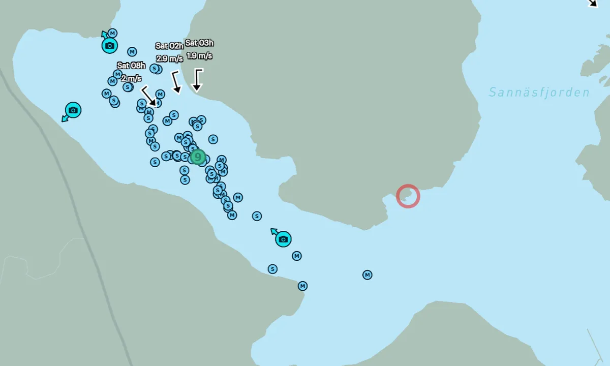 Alevikkilen - Lammön: {"base": "no", "no": "Bolt i berget her og fin sted \u00e5 ligge med anker bak. Ca 4 meter dyp da fronten av b\u00e5ten var 1.5 meter fra land. B\u00e5ten v\u00e5r er 32 ft seilb\u00e5t.", "se": "Bult i berget h\u00e4r och fin plats att ligga med ankaret bak. Ca 4 meter djupt d\u00e5 b\u00e5tens f\u00f6r var 1,5 meter fr\u00e5n land. V\u00e5r b\u00e5t \u00e4r en 32 ft segelb\u00e5t.", "en": "Bolt in the rock here and nice place to lie with an anchor astern. Approximately 4 meters deep when the bow of the boat was 1.5 meters from shore. Our boat is a 32 ft sailboat.", "da": "Bolt i klippen her og et fint sted at ligge med anker bag. Ca. 4 meter dybt da b\u00e5dens forstavn var 1,5 meter fra land. Vores b\u00e5d er en 32 ft sejlb\u00e5d.", "fr": "Boulon dans la roche ici et bel endroit pour s'ancrer \u00e0 l'arri\u00e8re. Profondeur d'environ 4 m\u00e8tres lorsque l'avant du bateau \u00e9tait \u00e0 1,5 m\u00e8tre du rivage. Notre bateau est un voilier de 32 pieds.", "de": "Bolzen im Felsen hier und ein sch\u00f6ner Ort, um mit einem Heckanker zu liegen. Etwa 4 Meter tief, wenn der Bug des Bootes 1,5 Meter vom Land entfernt war. Unser Boot ist eine 32 Fu\u00df Segelyacht.", "es": "Perno en la roca aqu\u00ed y buen lugar para anclar con el ancla hacia atr\u00e1s. Aproximadamente 4 metros de profundidad cuando la proa del barco estaba a 1.5 metros de la orilla. Nuestro barco es un velero de 32 pies.", "it": "Bitta nella roccia qui e un bel posto per ormeggiare con ancora a poppa. Profondit\u00e0 circa 4 metri quando la prua della barca era a 1,5 metri dalla riva. La nostra barca \u00e8 una barca a vela di 32 piedi.", "pt": "Para logo abaixo no rochedo aqui e um bom lugar para ancorar com \u00e2ncora atr\u00e1s. Aproximadamente 4 metros de profundidade quando a proa do barco estava a 1.5 metros da terra. Nosso barco \u00e9 um veleiro de 32 p\u00e9s.", "nl": "Grendel in de rots hier en mooie plek om met het anker achteruit te liggen. Ongeveer 4 meter diep toen de voorkant van de boot 1,5 meter van de wal was. Onze boot is een zeilboot van 32 ft.", "pl": "\u015aruba skalna tutaj i dobre miejsce do kotwiczenia z kotwic\u0105 z ty\u0142u. G\u0142\u0119boko\u015b\u0107 oko\u0142o 4 metr\u00f3w, gdy prz\u00f3d \u0142odzi znajduje si\u0119 1,5 metra od brzegu. Nasza \u0142\u00f3d\u017a to 32-stopowy jacht \u017caglowy.", "uk": "\u0428\u043f\u0438\u043b\u044c \u0443 \u0441\u043a\u0435\u043b\u0456 \u0442\u0443\u0442 \u0456 \u0433\u0430\u0440\u043d\u0435 \u043c\u0456\u0441\u0446\u0435 \u0434\u043b\u044f \u0441\u0442\u043e\u044f\u043d\u043a\u0438 \u0437 \u044f\u043a\u0456\u0440\u043d\u0438\u043c \u0443\u043f\u043e\u0440\u043e\u043c \u0437\u0437\u0430\u0434\u0443. \u0413\u043b\u0438\u0431\u0438\u043d\u0430 \u043f\u0440\u0438\u0431\u043b\u0438\u0437\u043d\u043e 4 \u043c\u0435\u0442\u0440\u0438, \u043a\u043e\u043b\u0438 \u043d\u0456\u0441 \u0447\u043e\u0432\u043d\u0430 \u0431\u0443\u0432 \u043d\u0430 \u0432\u0456\u0434\u0441\u0442\u0430\u043d\u0456 1.5 \u043c\u0435\u0442\u0440\u0438 \u0432\u0456\u0434 \u0431\u0435\u0440\u0435\u0433\u0430. \u041d\u0430\u0448 \u0447\u043e\u0432\u0435\u043d - \u0446\u0435 32-\u0444\u0443\u0442\u043e\u0432\u0438\u0439 \u0432\u0456\u0442\u0440\u0438\u043b\u044c\u043d\u0438\u043a.", "ro": "\u0218urub \u00een st\u00e2nc\u0103 aici \u0219i loc frumos pentru a ancora \u00een spate. Aproximativ 4 metri ad\u00e2ncime c\u00e2nd prova b\u0103rcii era la 1.5 metri de \u021b\u0103rm. Barca noastr\u0103 este un velier de 32 de picioare.", "tr": "Burada kayaya \u00e7ak\u0131lm\u0131\u015f bir civata var ve arkada demirle durmak i\u00e7in g\u00fczel bir yer. Teknenin burnu karaya 1.5 metre mesafedeyken derinlik yakla\u015f\u0131k 4 metre. Bizim teknemiz 32 ft yelkenli tekne.", "el": "\u039c\u03c0\u03b9\u03bd\u03c4\u03ac\u03ba\u03b9 \u03c3\u03c4\u03bf \u03b2\u03c1\u03ac\u03c7\u03bf \u03b5\u03b4\u03ce \u03ba\u03b1\u03b9 \u03ba\u03b1\u03bb\u03cc \u03bc\u03ad\u03c1\u03bf\u03c2 \u03b3\u03b9\u03b1 \u03bd\u03b1 \u03b4\u03ad\u03c3\u03b5\u03c4\u03b5 \u03bc\u03b5 \u03ac\u03b3\u03ba\u03c5\u03c1\u03b1 \u03c0\u03af\u03c3\u03c9. \u03a0\u03b5\u03c1\u03af\u03c0\u03bf\u03c5 4 \u03bc\u03ad\u03c4\u03c1\u03b1 \u03b2\u03ac\u03b8\u03bf\u03c2 \u03cc\u03c4\u03b1\u03bd \u03b7 \u03c0\u03bb\u03ce\u03c1\u03b7 \u03c4\u03bf\u03c5 \u03c3\u03ba\u03ac\u03c6\u03bf\u03c5\u03c2 \u03ae\u03c4\u03b1\u03bd 1,5 \u03bc\u03ad\u03c4\u03c1\u03bf \u03b1\u03c0\u03cc \u03c4\u03b7\u03bd \u03b1\u03ba\u03c4\u03ae. \u03a4\u03bf \u03c3\u03ba\u03ac\u03c6\u03bf\u03c2 \u03bc\u03b1\u03c2 \u03b5\u03af\u03bd\u03b1\u03b9 \u03b9\u03c3\u03c4\u03b9\u03bf\u03c0\u03bb\u03bf\u03ca\u03ba\u03cc 32 ft.", "cs": "H\u00e1\u010dek ve sk\u00e1le zde a dobr\u00e9 m\u00edsto na kotven\u00ed s kotvou vzadu. Hloubka p\u0159ibli\u017en\u011b 4 metry, kdy\u017e p\u0159edek lodi byl 1,5 metru od b\u0159ehu. Na\u0161e lo\u010f je 32 ft plachetnice.", "hu": "Szikl\u00e1ba f\u00fart csavar itt \u00e9s sz\u00e9p hely a horgonyz\u00e1sra h\u00e1tul. Kb. 4 m\u00e9ter m\u00e9ly, amikor a haj\u00f3 orra 1,5 m\u00e9terre volt a partt\u00f3l. A haj\u00f3nk egy 32 l\u00e1bas vitorl\u00e1s.", "fi": "Pultti kalliossa t\u00e4\u00e4ll\u00e4 ja hyv\u00e4 paikka ankkuroida taakse. Noin 4 metrin syvyys, kun veneen keula oli 1,5 metrin p\u00e4\u00e4ss\u00e4 rannasta. Veneemme on 32 jalkaa pitk\u00e4 purjevene.", "bg": "\u0413\u0440\u0430\u0439\u0444\u0435\u0440\u0435\u043d \u0432 \u0441\u043a\u0430\u043b\u0430\u0442\u0430 \u0442\u0443\u043a \u0438 \u0434\u043e\u0431\u0440\u043e \u043c\u044f\u0441\u0442\u043e \u0437\u0430 \u0441\u0442\u043e\u044f\u043d\u043a\u0430 \u0441 \u043a\u043e\u0442\u0432\u0430 \u043e\u0442\u0437\u0430\u0434. \u041e\u043a\u043e\u043b\u043e 4 \u043c\u0435\u0442\u0440\u0430 \u0434\u044a\u043b\u0431\u043e\u0447\u0438\u043d\u0430, \u043a\u043e\u0433\u0430\u0442\u043e \u043d\u043e\u0441\u044a\u0442 \u043d\u0430 \u043b\u043e\u0434\u043a\u0430\u0442\u0430 \u0431\u0435\u0448\u0435 \u043d\u0430 1,5 \u043c\u0435\u0442\u0440\u0430 \u043e\u0442 \u0441\u0443\u0448\u0430\u0442\u0430. \u041d\u0430\u0448\u0430\u0442\u0430 \u043b\u043e\u0434\u043a\u0430 \u0435 32 \u0444\u0443\u0442\u0430 \u0432\u0435\u0442\u0440\u043e\u0445\u043e\u0434\u043d\u0430 \u043b\u043e\u0434\u043a\u0430.", "sr": "\u0411\u043e\u043b\u0442 \u0443 \u0441\u0442\u0435\u043d\u0443 \u043e\u0432\u0434\u0435 \u0438 \u043b\u0435\u043f\u043e \u043c\u0435\u0441\u0442\u043e \u0437\u0430 \u043b\u0435\u0436\u0430\u045a\u0435 \u0441\u0430 \u0441\u0438\u0434\u0440\u043e\u043c \u043f\u043e\u0437\u0430\u0434\u0438. \u041e\u043a\u043e 4 \u043c\u0435\u0442\u0440\u0430 \u0434\u0443\u0431\u0438\u043d\u0435 \u043a\u0430\u0434\u0430 \u0458\u0435 \u043f\u0440\u0435\u0434\u045a\u0438 \u0434\u0435\u043e \u0431\u0440\u043e\u0434\u0430 \u0431\u0438\u043e 1,5 \u043c\u0435\u0442\u0430\u0440\u0430 \u043e\u0434 \u043e\u0431\u0430\u043b\u0435. \u041d\u0430\u0448 \u0431\u0440\u043e\u0434 \u0458\u0435 32 ft \u0458\u0435\u0434\u0440\u0438\u043b\u0438\u0446\u0430.", "et": "Poldid kaljus siin ja hea koht ankru tagant hoidmiseks. Umbes 4 meetri s\u00fcgavune, kui laeva esiosa oli 1,5 meetri kaugusel maast. Meie paat on 32 jala pikkune purjekas.", "lv": "Ir enkurs \u0161eit un laba vieta st\u0101v\u0113\u0161anai ar enkuru aizmugur\u0113. Dzi\u013cums apm\u0113ram 4 metri, kad laivas priek\u0161gals ir 1,5 metri no krasta. M\u016bsu laiva ir 32 p\u0113du burulaiva.", "lt": "Akmuo uoloje \u010dia ir gera vieta sustoti su inkaru gale. Apie 4 metr\u0173 gylis, kai priekin\u0117 valties dalis buvo 1,5 metro nuo kranto. M\u016bs\u0173 valtis yra 32 p\u0117d\u0173 burlaivis."}