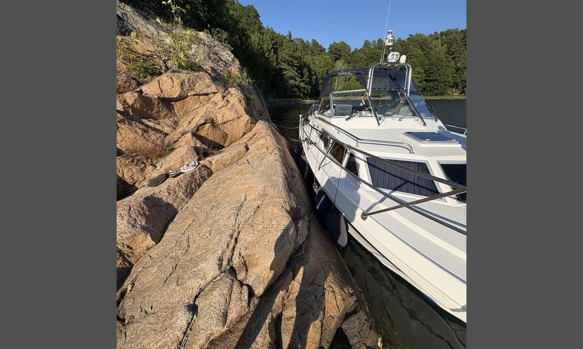Amandas vik: {"base": "no", "no": "Flott bergvegg \u00e5 ligge longside p\u00e5. Det finnes 1 jernstang i berget, ellers m\u00e5 man bruke kiler", "se": "Fin klippv\u00e4gg att ligga l\u00e5ngsides vid. Det finns en j\u00e4rnst\u00e5ng i berget, annars m\u00e5ste man anv\u00e4nda kilar.", "en": "Great rock wall to lie alongside. There is 1 iron rod in the rock, otherwise you must use wedges.", "da": "Flot klippev\u00e6g at ligge langskibs p\u00e5. Der findes 1 jernstang i klippen, ellers m\u00e5 man bruge kiler", "fr": "Merveilleuse paroi rocheuse pour s'amarrer parallellement. Il y a 1 tige en fer dans le rocher, sinon, il faut utiliser des coins.", "de": "Sch\u00f6ne Felswand, um l\u00e4ngsseits festzumachen. Es gibt 1 Eisenstange im Felsen, ansonsten muss man Keile benutzen.", "es": "Magn\u00edfica pared de roca para amarrar de costado. Hay una barra de hierro en la roca, de lo contrario, hay que usar cu\u00f1as.", "it": "Bella parete rocciosa per ormeggiare alla banchina. C'\u00e8 un'asta di ferro sulla roccia, altrimenti \u00e8 necessario usare i cunei.", "pt": "\u00d3tima parede rochosa para atracar de lado. H\u00e1 1 haste de ferro na rocha, caso contr\u00e1rio, voc\u00ea deve usar cunhas.", "nl": "Mooie rotswand om langszij te liggen. Er is 1 ijzeren staaf in de rots, verder moet men wiggen gebruiken.", "pl": "\u015awietna \u015bciana skalna do cumowania wzd\u0142u\u017c niej. Znajduje si\u0119 tam 1 pr\u0119t \u017celazny w skale, inaczej trzeba u\u017cywa\u0107 klin\u00f3w.", "uk": "<p>\u0427\u0443\u0434\u043e\u0432\u0430 \u0441\u043a\u0435\u043b\u044f\u043d\u0430 \u0441\u0442\u0456\u043d\u0430, \u0434\u0435 \u043c\u043e\u0436\u043d\u0430 \u0441\u0442\u0430\u0442\u0438 \u0431\u043e\u043a\u043e\u043c. \u0412 \u0441\u043a\u0435\u043b\u0456 \u0454 \u043e\u0434\u0438\u043d \u0437\u0430\u043b\u0456\u0437\u043d\u0438\u0439 \u043f\u0440\u0443\u0442, \u0456\u043d\u0430\u043a\u0448\u0435 \u0434\u043e\u0432\u0435\u0434\u0435\u0442\u044c\u0441\u044f \u0432\u0438\u043a\u043e\u0440\u0438\u0441\u0442\u043e\u0432\u0443\u0432\u0430\u0442\u0438 \u043a\u043b\u0438\u043d\u0438.</p>", "ro": "Un perete de st\u00e2nc\u0103 minunat pe care s\u0103 te a\u0219ezi al\u0103turi. Exist\u0103 o tij\u0103 de fier \u00een st\u00e2nc\u0103, \u00een rest trebuie s\u0103 folose\u0219ti pene", "tr": "G\u00fczel bir kaya duvar\u0131 boyunca yana\u015fmak i\u00e7in uygun. Kayada bir tane demir \u00e7ubuk bulunmakta, geriye kalan yerlerde ise takoz kullanmal\u0131s\u0131n\u0131z.", "el": "\u03a5\u03c0\u03ad\u03c1\u03bf\u03c7\u03bf\u03c2 \u03b2\u03c1\u03ac\u03c7\u03bf\u03c2 \u03b3\u03b9\u03b1 \u03bd\u03b1 \u03b4\u03ad\u03c3\u03b5\u03b9 \u03ba\u03b1\u03bd\u03b5\u03af\u03c2 \u03c0\u03b1\u03c1\u03ac\u03bb\u03bb\u03b7\u03bb\u03b1. \u03a5\u03c0\u03ac\u03c1\u03c7\u03b5\u03b9 1 \u03c3\u03b9\u03b4\u03b5\u03c1\u03ad\u03bd\u03b9\u03b1 \u03c1\u03ac\u03b2\u03b4\u03bf\u03c2 \u03c3\u03c4\u03bf\u03bd \u03b2\u03c1\u03ac\u03c7\u03bf, \u03b1\u03bb\u03bb\u03b9\u03ce\u03c2 \u03c0\u03c1\u03ad\u03c0\u03b5\u03b9 \u03bd\u03b1 \u03c7\u03c1\u03b7\u03c3\u03b9\u03bc\u03bf\u03c0\u03bf\u03b9\u03ae\u03c3\u03b5\u03c4\u03b5 \u03c3\u03c6\u03ae\u03bd\u03b5\u03c2.", "cs": "Skv\u011bl\u00e1 skaln\u00ed st\u011bna k p\u0159ist\u00e1n\u00ed bokem. V ho\u0159e je jedna \u017eelezn\u00e1 ty\u010d, jinak je t\u0159eba pou\u017e\u00edt kl\u00edny.", "hu": "Nagyszer\u0171 sziklafal, ahol hossz\u00e1ban lehet kik\u00f6tni. Van egy vasr\u00fad a szikl\u00e1n, egy\u00e9bk\u00e9nt \u00e9keket kell haszn\u00e1lni.", "fi": "Hieno kalliosein\u00e4m\u00e4, johon voi kiinnitty\u00e4 kylkikiinnityksell\u00e4. Kalliossa on yksi rauta-ankkuri, muuten on k\u00e4ytett\u00e4v\u00e4 kiiloja.", "bg": "\u041f\u0440\u0435\u043a\u0440\u0430\u0441\u043d\u0430 \u0441\u043a\u0430\u043b\u043d\u0430 \u0441\u0442\u0435\u043d\u0430 \u0437\u0430 \u043f\u0440\u0438\u0441\u0442\u0430\u0432\u0430\u043d\u0435 \u043e\u0442\u0441\u0442\u0440\u0430\u043d\u0438. \u0418\u043c\u0430 1 \u0436\u0435\u043b\u0435\u0437\u0435\u043d \u043f\u0440\u044a\u0442 \u0432 \u0441\u043a\u0430\u043b\u0430\u0442\u0430, \u0438\u043d\u0430\u0447\u0435 \u0442\u0440\u044f\u0431\u0432\u0430 \u0434\u0430 \u0441\u0435 \u0438\u0437\u043f\u043e\u043b\u0437\u0432\u0430\u0442 \u043a\u043b\u0438\u043d\u043e\u0432\u0435", "sr": "Odli\u010dna stena za pristajanje sa bo\u010dne strane. Postoji 1 gvozdena \u0161ipka u steni, ina\u010de morate koristiti klinove.", "et": "Suurep\u00e4rane kaljusein, mille \u00e4\u00e4res saab k\u00fclje pealt kinni olla. Kaljus on \u00fcks rauast varras, muidu peab kasutama kiile.", "lv": "Lieliska klints siena, kur var nost\u0101ties blakus. Ir viens dzelzs stienis klint\u012b, cit\u0101di j\u0101izmanto \u0137\u012b\u013ci.", "lt": "Puiki uola, prie kurios galima i\u0161 \u0161ono prisiri\u0161ti. Yra 1 gele\u017ein\u0117 lazda uoloje, kitiems atvejams reik\u0117s naudoti plei\u0161tus"}
