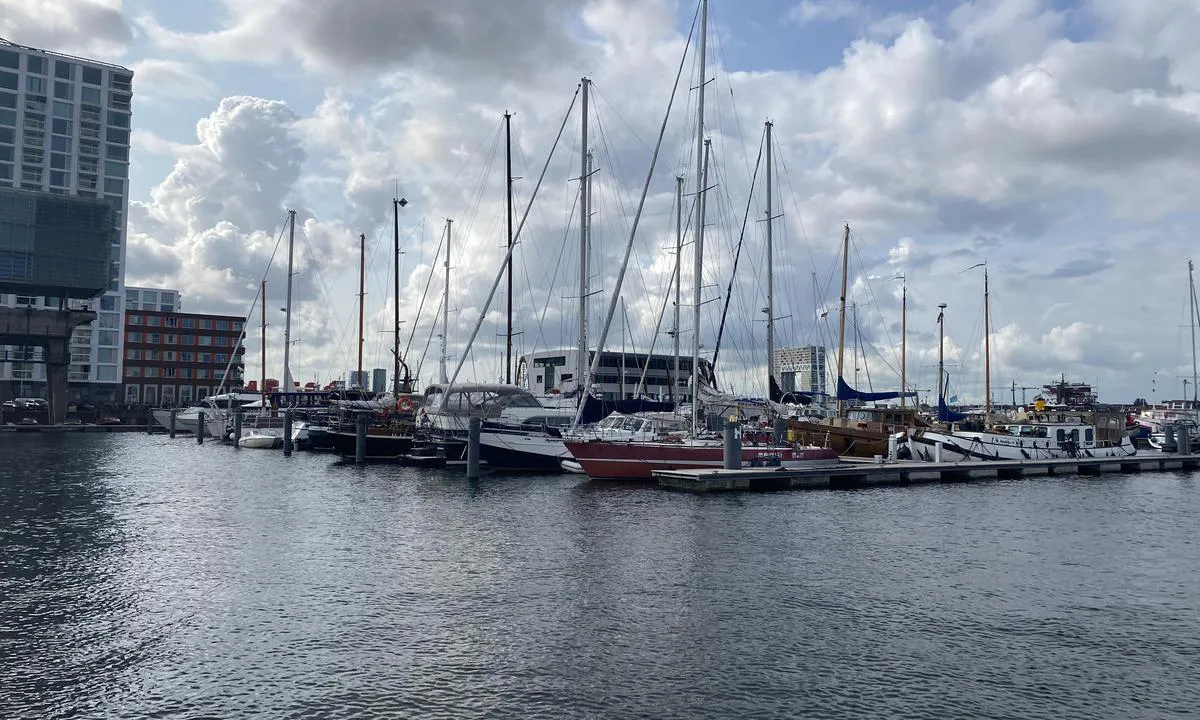 Amsterdam Marina: {"base": "no", "no": "Solide brygger for alle st\u00f8rrelser p\u00e5 b\u00e5ter. Kontakt havnekontor og du f\u00e5r raskt tildelt en plass.", "se": "Solida bryggor f\u00f6r alla storlekar p\u00e5 b\u00e5tar. Kontakta hamnkontoret och du blir snabbt tilldelad en plats.", "en": "Solid piers for boats of all sizes. Contact the harbour office and you will quickly be assigned a berth.", "da": "Solid brygger for alle st\u00f8rrelser af b\u00e5de. Kontakt havnekontoret, og du f\u00e5r hurtigt tildelt en plads.", "fr": "Des quais solides pour tous les tailles de bateaux. Contactez le bureau du port et vous obtiendrez rapidement une place.", "de": "Solide Stege f\u00fcr alle Bootsgr\u00f6\u00dfen. Kontaktieren Sie das Hafenb\u00fcro und Sie erhalten schnell einen Platz zugewiesen.", "es": "Muelles s\u00f3lidos para barcos de todos los tama\u00f1os. Ponte en contacto con la oficina del puerto y r\u00e1pidamente se te asignar\u00e1 un lugar.", "it": "Molti solidi per imbarcazioni di tutte le dimensioni. Contatta l'ufficio del porto e ti verr\u00e0 assegnato rapidamente un posto.", "pt": "Pontes s\u00f3lidas para todas as dimens\u00f5es de barcos. Entre em contato com o escrit\u00f3rio portu\u00e1rio e voc\u00ea receber\u00e1 rapidamente um local.", "nl": "Stevige steigers voor alle formaten boten. Neem contact op met het havenkantoor en je krijgt snel een plek toegewezen.", "pl": "Solidne pomosty dla wszystkich rozmiar\u00f3w \u0142odzi. Skontaktuj si\u0119 z biurem portowym i szybko otrzymasz miejsce.", "uk": "\u041c\u0456\u0446\u043d\u0456 \u043f\u0440\u0438\u0447\u0430\u043b\u0438 \u0434\u043b\u044f \u0441\u0443\u0434\u0435\u043d \u0431\u0443\u0434\u044c-\u044f\u043a\u043e\u0433\u043e \u0440\u043e\u0437\u043c\u0456\u0440\u0443. \u0417\u0432\u0435\u0440\u043d\u0456\u0442\u044c\u0441\u044f \u0434\u043e \u0430\u0434\u043c\u0456\u043d\u0456\u0441\u0442\u0440\u0430\u0446\u0456\u0457 \u043f\u043e\u0440\u0442\u0443, \u0456 \u0432\u0430\u043c \u0448\u0432\u0438\u0434\u043a\u043e \u043d\u0430\u0434\u0430\u0434\u0443\u0442\u044c \u043c\u0456\u0441\u0446\u0435.", "ro": "Chei solide pentru toate dimensiunile de ambarca\u021biuni. Contacta\u021bi biroul portuar \u0219i ve\u021bi primi rapid un loc.", "tr": "T\u00fcm boyutlardaki tekneler i\u00e7in sa\u011flam iskeleler. Liman ofisiyle ileti\u015fime ge\u00e7in ve size h\u0131zl\u0131 bir \u015fekilde bir yer tahsis edilecektir.", "el": "\u03a3\u03c4\u03b9\u03b2\u03b1\u03c1\u03bf\u03af \u03c0\u03c1\u03bf\u03b2\u03bb\u03ae\u03c4\u03b5\u03c2 \u03b3\u03b9\u03b1 \u03cc\u03bb\u03b5\u03c2 \u03c4\u03b9\u03c2 \u03b4\u03b9\u03b1\u03c3\u03c4\u03ac\u03c3\u03b5\u03b9\u03c2 \u03c3\u03ba\u03b1\u03c6\u03ce\u03bd. \u0395\u03c0\u03b9\u03ba\u03bf\u03b9\u03bd\u03c9\u03bd\u03ae\u03c3\u03c4\u03b5 \u03bc\u03b5 \u03c4\u03bf \u03b3\u03c1\u03b1\u03c6\u03b5\u03af\u03bf \u03c4\u03bf\u03c5 \u03bb\u03b9\u03bc\u03b1\u03bd\u03b9\u03bf\u03cd \u03ba\u03b1\u03b9 \u03b8\u03b1 \u03c3\u03b1\u03c2 \u03c0\u03b1\u03c1\u03b1\u03c7\u03c9\u03c1\u03b7\u03b8\u03b5\u03af \u03c3\u03cd\u03bd\u03c4\u03bf\u03bc\u03b1 \u03bc\u03b9\u03b1 \u03b8\u03ad\u03c3\u03b7.", "cs": "Pevn\u00e9 p\u0159\u00edstavn\u00ed mola pro v\u0161echny velikosti lod\u00ed. Kontaktujte p\u0159\u00edstavn\u00ed kancel\u00e1\u0159 a rychle v\u00e1m bude p\u0159id\u011bleno m\u00edsto.", "hu": "Massz\u00edv m\u00f3l\u00f3k minden m\u00e9ret\u0171 haj\u00f3 sz\u00e1m\u00e1ra. L\u00e9pj kapcsolatba a kik\u00f6t\u0151i irod\u00e1val, \u00e9s gyorsan kapsz egy helyet.", "fi": "Vakaita laitureita kaikenkokoisille veneille. Ota yhteytt\u00e4 satamatoimistoon ja saat nopeasti paikan.", "bg": "\u0417\u0434\u0440\u0430\u0432\u0438 \u043a\u0435\u0439\u043e\u0432\u0435 \u0437\u0430 \u0432\u0441\u0438\u0447\u043a\u0438 \u0440\u0430\u0437\u043c\u0435\u0440\u0438 \u043b\u043e\u0434\u043a\u0438. \u0421\u0432\u044a\u0440\u0436\u0435\u0442\u0435 \u0441\u0435 \u0441 \u043f\u0440\u0438\u0441\u0442\u0430\u043d\u0438\u0449\u043d\u0430\u0442\u0430 \u0430\u0434\u043c\u0438\u043d\u0438\u0441\u0442\u0440\u0430\u0446\u0438\u044f \u0438 \u0431\u044a\u0440\u0437\u043e \u0449\u0435 \u0432\u0438 \u0431\u044a\u0434\u0435 \u0440\u0430\u0437\u043f\u0440\u0435\u0434\u0435\u043b\u0435\u043d\u043e \u043c\u044f\u0441\u0442\u043e.", "sr": "Solidni dokovi za sve veli\u010dine brodova. Kontaktirajte luku i brzo \u0107ete dobiti mesto.", "et": "Kindlad kai \u00e4\u00e4red k\u00f5ikidele paadi suurustele. V\u00f5ta \u00fchendust sadamakontoriga ja saad kiiresti koha.", "lv": "Stingras piest\u0101tnes jebkura izm\u0113ra laiv\u0101m. Sazinieties ar ostas biroju, un j\u016bs \u0101tri pie\u0161\u0137irsiet vietu.", "lt": "Tvirti prieplaukos visiems laiv\u0173 dyd\u017eiams. Kreipkit\u0117s \u012f uosto tarnyb\u0105 ir greitai gausite viet\u0105."}