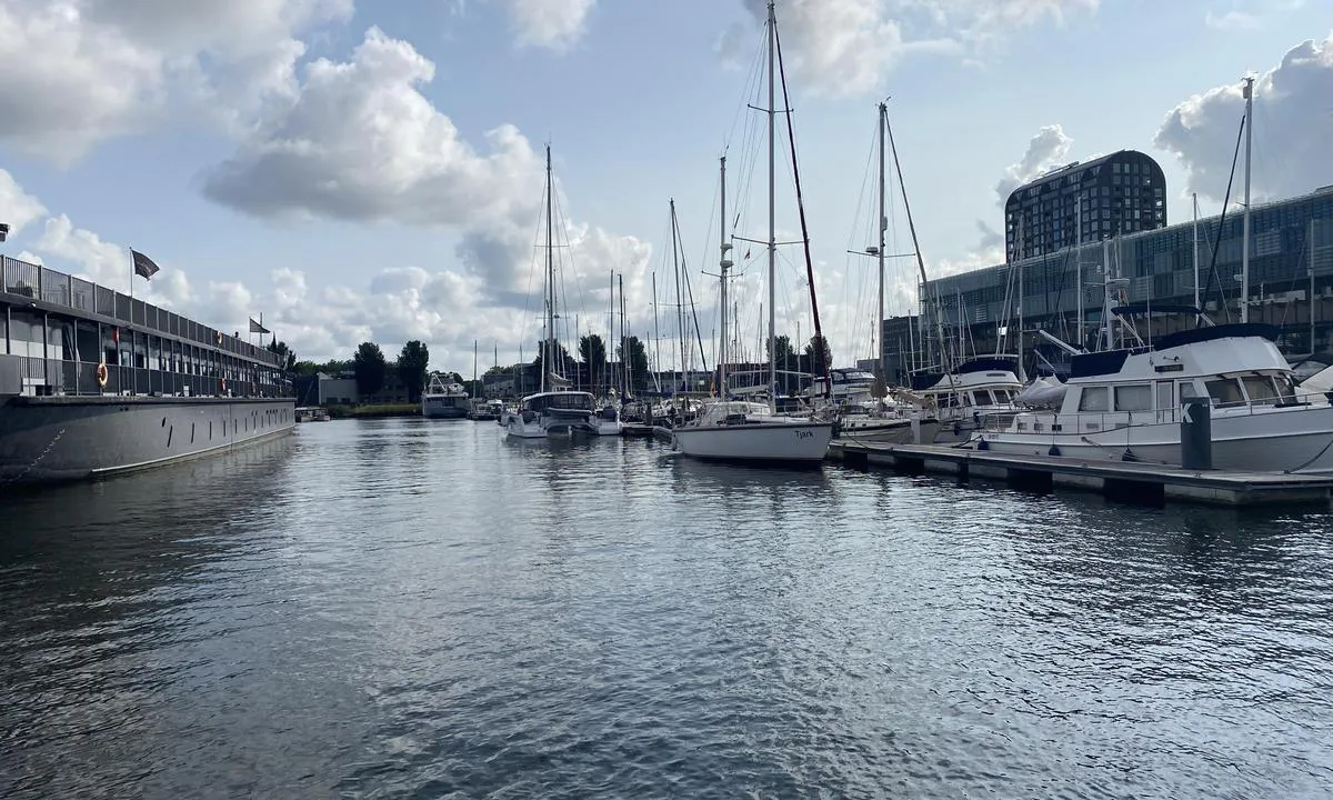 Amsterdam Marina: {"base": "no", "no": "Havnen er lun og stille. Selv om det er et verft like ved.", "se": "Hamn \u00e4r lugn och stilla. \u00c4ven om det finns ett varv precis intill.", "en": "The harbor is calm and quiet. Even though there is a shipyard nearby.", "da": "Havnen er lun og stille. Selv om der er et v\u00e6rft lige ved.", "fr": "Le port est abrit\u00e9 et calme. M\u00eame s'il y a un chantier naval \u00e0 proximit\u00e9.", "de": "Der Hafen ist ruhig und still, selbst wenn sich eine Werft in der N\u00e4he befindet.", "es": "El puerto es tranquilo y sereno. Aunque hay un astillero cerca.", "it": "Il porto \u00e8 tranquillo e silenzioso. Anche se c'\u00e8 un cantiere navale nelle vicinanze.", "pt": "O porto \u00e9 acolhedor e tranquilo. Mesmo que haja um estaleiro nas proximidades.", "nl": "De haven is beschut en rustig, zelfs met een scheepswerf vlakbij.", "pl": "Port jest spokojny i cichy. Nawet je\u015bli jest stocznia tu\u017c obok.", "uk": "\u0413\u0430\u0432\u0430\u043d\u044c \u0437\u0430\u0442\u0438\u0448\u043d\u0430 \u0442\u0430 \u0441\u043f\u043e\u043a\u0456\u0439\u043d\u0430. \u041d\u0435\u0437\u0432\u0430\u0436\u0430\u044e\u0447\u0438 \u043d\u0430 \u0442\u0435, \u0449\u043e \u043f\u043e\u0440\u0443\u0447 \u0454 \u0432\u0435\u0440\u0444.", "ro": "Portul este lini\u0219tit \u0219i calm. Chiar dac\u0103 este un \u0219antier naval \u00een apropiere.", "tr": "Liman sakin ve sessizdir. Yan\u0131nda bir tersane olmas\u0131na ra\u011fmen.", "el": "\u03a4\u03bf \u03bb\u03b9\u03bc\u03ac\u03bd\u03b9 \u03b5\u03af\u03bd\u03b1\u03b9 \u03ae\u03c1\u03b5\u03bc\u03bf \u03ba\u03b1\u03b9 \u03ae\u03c3\u03c5\u03c7\u03bf. \u0391\u03ba\u03cc\u03bc\u03b7 \u03ba\u03b1\u03b9 \u03b1\u03bd \u03c5\u03c0\u03ac\u03c1\u03c7\u03b5\u03b9 \u03ad\u03bd\u03b1 \u03bd\u03b1\u03c5\u03c0\u03b7\u03b3\u03b5\u03af\u03bf \u03b5\u03ba\u03b5\u03af \u03ba\u03bf\u03bd\u03c4\u03ac.", "cs": "P\u0159\u00edstav je klidn\u00fd a tich\u00fd. I kdy\u017e je hned vedle lod\u011bnice.", "hu": "A kik\u00f6t\u0151 nyugodt \u00e9s csendes, m\u00e9g akkor is, ha egy haj\u00f3gy\u00e1r van a k\u00f6zelben.", "fi": "Satama on suojaisa ja rauhallinen. Vaikka l\u00e4hell\u00e4 on telakka.", "bg": "\u041f\u0440\u0438\u0441\u0442\u0430\u043d\u0438\u0449\u0435\u0442\u043e \u0435 \u0441\u043f\u043e\u043a\u043e\u0439\u043d\u043e \u0438 \u0442\u0438\u0445\u043e. \u0412\u044a\u043f\u0440\u0435\u043a\u0438 \u0447\u0435 \u0438\u043c\u0430 \u043a\u043e\u0440\u0430\u0431\u043e\u0441\u0442\u0440\u043e\u0438\u0442\u0435\u043b\u043d\u0438\u0446\u0430 \u043d\u0430\u0431\u043b\u0438\u0437\u043e.", "sr": "\u041b\u0443\u043a\u0430 \u0458\u0435 \u043c\u0438\u0440\u043d\u0430 \u0438 \u0442\u0438\u0445\u0430. \u0418\u0430\u043a\u043e \u0458\u0435 \u0431\u0440\u043e\u0434\u043e\u0433\u0440\u0430\u0434\u0438\u043b\u0438\u0448\u0442\u0435 \u0443 \u043d\u0435\u043f\u043e\u0441\u0440\u0435\u0434\u043d\u043e\u0458 \u0431\u043b\u0438\u0437\u0438\u043d\u0438.", "et": "Sadam on rahulik ja vaikne. Isegi kui seal on sadamala l\u00e4hedal asuv t\u00f6\u00f6koda.", "lv": "Osta ir mier\u012bga un klusa. Pat ja tuvum\u0101 ir ku\u0123ub\u016bv\u0113tava.", "lt": "Uostas yra ramus ir tylus. Nors \u0161alia yra laiv\u0173 statykla."}