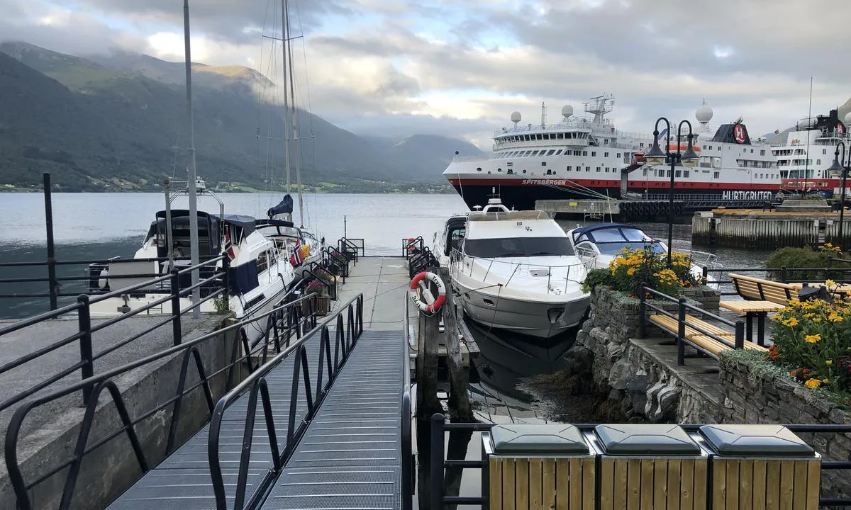 Åndalsnes Gjestehavn: Flytebryggen med plass til ca. 4 større båter