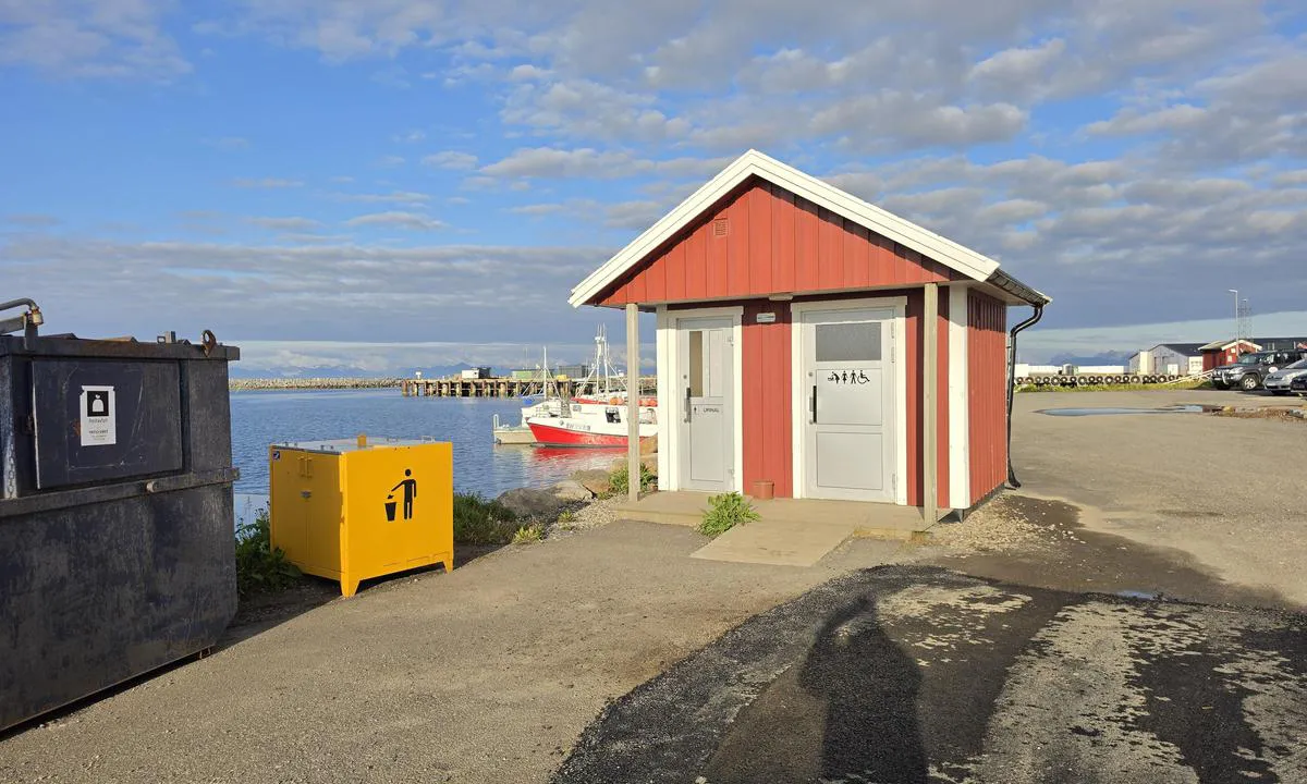Andenes Østre Havn: {"base": "en", "no": "offentlig toalett fra fergeventetomten er den eneste sanit\u00e6rtjenesten", "se": "offentliga toaletten fr\u00e5n f\u00e4rjev\u00e4ntplatsen \u00e4r den enda sanit\u00e4ra tj\u00e4nsten", "en": "public toilette from the ferry waiting space is the only sanitary service", "da": "offentlig toilet fra f\u00e6rgens venteomr\u00e5de er den eneste sanit\u00e6re service", "fr": "les toilettes publiques de l'espace d'attente du ferry sont le seul service sanitaire", "de": "Die \u00f6ffentliche Toilette im Wartebereich der F\u00e4hre ist der einzige Sanit\u00e4rdienst", "es": "el ba\u00f1o p\u00fablico del espacio de espera del ferry es el \u00fanico servicio sanitario", "it": "servizi igienici pubblici presso lo spazio d'attesa del traghetto sono l'unico servizio igienico", "pt": "a casa de banho p\u00fablica do espa\u00e7o de espera do ferry \u00e9 o \u00fanico servi\u00e7o sanit\u00e1rio", "nl": "publieke toilet van de veerboot wachtzone is de enige sanitaire voorziening", "pl": "publiczna toaleta przy poczekalni dla promu to jedyna us\u0142uga sanitarna", "uk": "\u0433\u0440\u043e\u043c\u0430\u0434\u0441\u044c\u043a\u0438\u0439 \u0442\u0443\u0430\u043b\u0435\u0442 \u0443 \u0437\u043e\u043d\u0456 \u043e\u0447\u0456\u043a\u0443\u0432\u0430\u043d\u043d\u044f \u043f\u043e\u0440\u043e\u043c\u0430 \u0454\u0434\u0438\u043d\u0435 \u0441\u0430\u043d\u0456\u0442\u0430\u0440\u043d\u0435 \u043e\u0431\u0441\u043b\u0443\u0433\u043e\u0432\u0443\u0432\u0430\u043d\u043d\u044f", "ro": "toaleta public\u0103 din spa\u021biul de a\u0219teptare al feribotului este singurul serviciu sanitar", "tr": "feribot bekleme alan\u0131ndaki halka a\u00e7\u0131k tuvalet tek hijyenik hizmettir", "el": "\u03b7 \u03b4\u03b7\u03bc\u03cc\u03c3\u03b9\u03b1 \u03c4\u03bf\u03c5\u03b1\u03bb\u03ad\u03c4\u03b1 \u03b1\u03c0\u03cc \u03c4\u03bf\u03bd \u03c7\u03ce\u03c1\u03bf \u03b1\u03bd\u03b1\u03bc\u03bf\u03bd\u03ae\u03c2 \u03c4\u03bf\u03c5 \u03c0\u03bb\u03bf\u03af\u03bf\u03c5 \u03b5\u03af\u03bd\u03b1\u03b9 \u03b7 \u03bc\u03cc\u03bd\u03b7 \u03c5\u03b3\u03b5\u03b9\u03bf\u03bd\u03bf\u03bc\u03b9\u03ba\u03ae \u03c5\u03c0\u03b7\u03c1\u03b5\u03c3\u03af\u03b1", "cs": "ve\u0159ejn\u00e9 toalety v prostoru \u010dek\u00e1n\u00ed na trajekt jsou jedinou sanit\u00e1rn\u00ed slu\u017ebou", "hu": "az egyetlen eg\u00e9szs\u00e9g\u00fcgyi szolg\u00e1ltat\u00e1s a kompi v\u00e1r\u00f3teremb\u0151l ny\u00edl\u00f3 nyilv\u00e1nos WC", "fi": "laiturin odotustilan julkinen WC on ainoa saniteettipalvelu", "bg": "\u043e\u0431\u0449\u0435\u0441\u0442\u0432\u0435\u043d\u0430\u0442\u0430 \u0442\u043e\u0430\u043b\u0435\u0442\u043d\u0430 \u0432 \u0447\u0430\u043a\u0430\u043b\u043d\u044f\u0442\u0430 \u0437\u0430 \u0444\u0435\u0440\u0438\u0431\u043e\u0442\u0430 \u0435 \u0435\u0434\u0438\u043d\u0441\u0442\u0432\u0435\u043d\u0430\u0442\u0430 \u0441\u0430\u043d\u0438\u0442\u0430\u0440\u043d\u0430 \u0443\u0441\u043b\u0443\u0433\u0430", "sr": "javne toalete iz prostora za \u010dekanje na trajektu su jedina sanitarna usluga", "et": "praami ooteala avalik tualett on ainus sanitaarteenus", "lv": "sabiedrisk\u0101 tualete no pr\u0101mju gaid\u012b\u0161anas zonas ir vien\u012bgais sanit\u0101rais pakalpojums", "lt": "vie\u0161ieji tualetai i\u0161 kelt\u0173 laukimo erdv\u0117s yra vienintel\u0117 sanitarin\u0117 paslauga"}