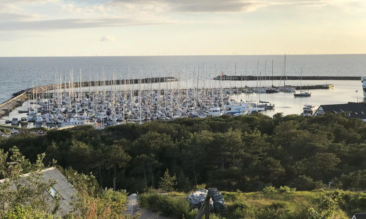 Anholt havn er en veldig populær destinasjon. Tidlig i ferien er det greit å få plass. Dette bildet er tatt 11. juli 2020. vi fikk høre fra noen venner som var der uken etter at de hadde måttet ligge mellom pirene.