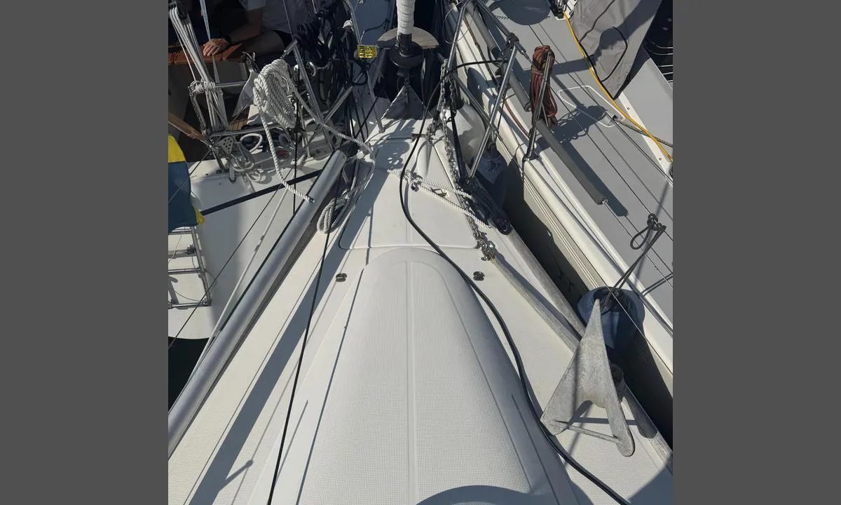 Anholt Havn: {"base": "no", "no": "Vi ble plassert i rekke to av havneverten som m\u00f8tte oss i gummijolle. Vurder om du skal legge ankeret p\u00e5 dekk n\u00e5r du kommer inn i bassenget og mistenker du blir lagt i andre rekke.", "se": "Vi blev placerade i rad tv\u00e5 av hamnvakten som m\u00f6tte oss i gummijolle. \u00d6verv\u00e4g om du ska l\u00e4gga ankaret p\u00e5 d\u00e4ck n\u00e4r du kommer in i bass\u00e4ngen och misst\u00e4nker att du blir placerad i andra raden.", "en": "We were placed in the second row by the harbour host who met us in a rubber dinghy. Consider placing the anchor on deck when you enter the basin and suspect you will be placed in the second row.", "da": "Vi blev placeret i r\u00e6kke to af havnefogeden, som m\u00f8dte os i gummib\u00e5d. Overvej om du skal l\u00e6gge ankeret p\u00e5 d\u00e6kket, n\u00e5r du kommer ind i bassinet og mist\u00e6nker, at du bliver lagt i anden r\u00e6kke.", "fr": "Nous avons \u00e9t\u00e9 plac\u00e9s en deuxi\u00e8me rang\u00e9e par l'h\u00f4te du port qui nous a rencontr\u00e9s en canot pneumatique. \u00c9valuez si vous devez poser l'ancre sur le pont en entrant dans le bassin et si vous soup\u00e7onnez que vous allez \u00eatre plac\u00e9s en deuxi\u00e8me rang\u00e9e.", "de": "Wir wurden von dem Hafenmeister, der uns in einem Schlauchboot begegnete, in die zweite Reihe eingewiesen. \u00dcberlegen Sie, ob Sie den Anker an Deck legen, wenn Sie in das Becken einlaufen und vermuten, dass Sie in die zweite Reihe gelegt werden.", "es": "Nos ubicaron en la segunda fila por el anfitri\u00f3n del puerto que nos recibi\u00f3 en un bote de goma. Considera poner el ancla en la cubierta cuando entres en la d\u00e1rsena y sospeches que te colocar\u00e1n en la segunda fila.", "it": "Siamo stati posizionati in seconda fila dall'assistente del porto che ci ha incontrato con il gommone. Considera se posizionare l'ancora sul ponte quando entri nel bacino e sospetti di essere posizionato in seconda fila.", "pt": "Fomos colocados na segunda fila pelo anfitri\u00e3o do porto que nos encontrou em um bote infl\u00e1vel. Considere colocar a \u00e2ncora no conv\u00e9s quando entrar na bacia e suspeitar que ser\u00e1 colocado na segunda fila.", "nl": "We werden in de tweede rij geplaatst door de havenmeester die ons ontmoette in een rubberboot. Overweeg om het anker op het dek te leggen wanneer je het bassin binnenkomt en vermoedt dat je in de tweede rij wordt geplaatst.", "pl": "Zostali\u015bmy ustawieni w drugim rz\u0119dzie przez gospodarza portu, kt\u00f3ry spotka\u0142 nas w pontonie. Rozwa\u017c umieszczenie kotwicy na pok\u0142adzie, gdy wp\u0142yniesz do basenu i podejrzewasz, \u017ce zostaniesz umieszczony w drugim rz\u0119dzie.", "uk": "\u041d\u0430\u0441 \u0440\u043e\u0437\u043c\u0456\u0441\u0442\u0438\u0432 \u0443 \u0434\u0440\u0443\u0433\u043e\u043c\u0443 \u0440\u044f\u0434\u0443 \u0433\u0430\u0432\u0430\u043d\u044c, \u044f\u043a\u0438\u0439 \u0437\u0443\u0441\u0442\u0440\u0456\u0432 \u043d\u0430\u0441 \u043d\u0430 \u0433\u0443\u043c\u043e\u0432\u0456\u0439 \u0448\u043b\u044e\u043f\u0446\u0456. \u041e\u0446\u0456\u043d\u0456\u0442\u044c, \u0447\u0438 \u0432\u0430\u0440\u0442\u043e \u0441\u0442\u0430\u0432\u0438\u0442\u0438 \u044f\u043a\u0456\u0440 \u043d\u0430 \u043f\u0430\u043b\u0443\u0431\u0443, \u043a\u043e\u043b\u0438 \u0437\u0430\u0445\u043e\u0434\u0438\u0442\u0435 \u0432 \u0431\u0430\u0441\u0435\u0439\u043d \u0456 \u043f\u0456\u0434\u043e\u0437\u0440\u044e\u0454\u0442\u0435, \u0449\u043e \u0432\u0430\u0441 \u0440\u043e\u0437\u043c\u0456\u0441\u0442\u044f\u0442\u044c \u0443 \u0434\u0440\u0443\u0433\u043e\u043c\u0443 \u0440\u044f\u0434\u0443.", "ro": "Am fost plasa\u021bi \u00een al doilea r\u00e2nd de c\u0103tre gazda portului, care ne-a \u00eent\u00e2mpinat \u00eentr-o barc\u0103 gonflabil\u0103. Evalueaz\u0103 dac\u0103 ar trebui s\u0103 pui ancora pe punte c\u00e2nd intri \u00een bazin \u0219i b\u0103nuie\u0219ti c\u0103 vei fi plasat \u00een al doilea r\u00e2nd.", "tr": "Gelgitle tan\u0131\u015ft\u0131\u011f\u0131m\u0131z liman rehberi bizi ikinci s\u0131raya yerle\u015ftirdi. Liman havuzuna girerken demiri g\u00fcverteye koymay\u0131 d\u00fc\u015f\u00fcn\u00fcn ve ikinci s\u0131raya konulaca\u011f\u0131n\u0131z\u0131 tahmin ediyorsan\u0131z.", "el": "\u03a4\u03bf\u03c0\u03bf\u03b8\u03b5\u03c4\u03b7\u03b8\u03ae\u03ba\u03b1\u03bc\u03b5 \u03c3\u03c4\u03b7 \u03b4\u03b5\u03cd\u03c4\u03b5\u03c1\u03b7 \u03c3\u03b5\u03b9\u03c1\u03ac \u03b1\u03c0\u03cc \u03c4\u03bf\u03bd \u03bb\u03b9\u03bc\u03b5\u03bd\u03b9\u03ba\u03cc \u03c0\u03bf\u03c5 \u03bc\u03b1\u03c2 \u03c5\u03c0\u03bf\u03b4\u03ad\u03c7\u03c4\u03b7\u03ba\u03b5 \u03bc\u03b5 \u03c6\u03bf\u03c5\u03c3\u03ba\u03c9\u03c4\u03cc \u03c3\u03ba\u03ac\u03c6\u03bf\u03c2. \u0391\u03be\u03b9\u03bf\u03bb\u03cc\u03b3\u03b7\u03c3\u03b5 \u03b1\u03bd \u03c0\u03c1\u03ad\u03c0\u03b5\u03b9 \u03bd\u03b1 \u03c4\u03bf\u03c0\u03bf\u03b8\u03b5\u03c4\u03ae\u03c3\u03b5\u03b9\u03c2 \u03c4\u03b7\u03bd \u03ac\u03b3\u03ba\u03c5\u03c1\u03b1 \u03c3\u03c4\u03bf \u03ba\u03b1\u03c4\u03ac\u03c3\u03c4\u03c1\u03c9\u03bc\u03b1 \u03cc\u03c4\u03b1\u03bd \u03bc\u03c0\u03b1\u03af\u03bd\u03b5\u03b9\u03c2 \u03c3\u03c4\u03b7 \u03bb\u03b5\u03ba\u03ac\u03bd\u03b7 \u03ba\u03b1\u03b9 \u03c5\u03c0\u03bf\u03c8\u03b9\u03ac\u03b6\u03b5\u03c3\u03b1\u03b9 \u03cc\u03c4\u03b9 \u03b8\u03b1 \u03c4\u03bf\u03c0\u03bf\u03b8\u03b5\u03c4\u03b7\u03b8\u03b5\u03af\u03c2 \u03c3\u03c4\u03b7 \u03b4\u03b5\u03cd\u03c4\u03b5\u03c1\u03b7 \u03c3\u03b5\u03b9\u03c1\u03ac.", "cs": "Byli jsme um\u00edst\u011bni v druh\u00e9 \u0159ad\u011b p\u0159\u00edstavn\u00edm hostitelem, kter\u00fd n\u00e1s p\u0159iv\u00edtal na gumov\u00e9m \u010dlunu. Zva\u017ete, zda ulo\u017e\u00edte kotvu na palubu, kdy\u017e vjedete do baz\u00e9nu a m\u00e1te podez\u0159en\u00ed, \u017ee budete um\u00edst\u011bni do druh\u00e9 \u0159ady.", "hu": "A kik\u00f6t\u0151mester, aki gumics\u00f3nakkal j\u00f6tt el\u00e9nk, a m\u00e1sodik sorba helyezett minket. Fontold meg, hogy az \u00e9ri-e meg, ha bedobod a horgonyt a fed\u00e9lzetre, amikor be\u00e9rsz a medenc\u00e9be, \u00e9s gyan\u00edtod, hogy a m\u00e1sodik sorba fogsz ker\u00fclni.", "fi": "Sijoitimme meid\u00e4t toiseen riviin satamais\u00e4nt\u00e4, joka tapasi meid\u00e4t kumiveneess\u00e4. Harkitse, pit\u00e4isik\u00f6 ankkuri asettaa kannelle, kun saavut altaaseen ja ep\u00e4ilet, ett\u00e4 sinut sijoitetaan toiseen riviin.", "bg": "\u0411\u044f\u0445\u043c\u0435 \u043f\u043e\u0441\u0442\u0430\u0432\u0435\u043d\u0438 \u0432\u044a\u0432 \u0432\u0442\u043e\u0440\u0438 \u0440\u0435\u0434 \u043e\u0442 \u043f\u0440\u0438\u0441\u0442\u0430\u043d\u0438\u0449\u043d\u0438\u044f \u043d\u0430\u0434\u0437\u0438\u0440\u0430\u0442\u0435\u043b, \u043a\u043e\u0439\u0442\u043e \u043d\u0438 \u043f\u043e\u0441\u0440\u0435\u0449\u043d\u0430 \u0441 \u043d\u0430\u0434\u0443\u0432\u0430\u0435\u043c\u0430 \u043b\u043e\u0434\u043a\u0430. \u041f\u043e\u043c\u0438\u0441\u043b\u0438 \u0434\u0430\u043b\u0438 \u0434\u0430 \u043f\u043e\u0441\u0442\u0430\u0432\u0438\u0448 \u043a\u043e\u0442\u0432\u0430\u0442\u0430 \u043d\u0430 \u043f\u0430\u043b\u0443\u0431\u0430\u0442\u0430, \u043a\u043e\u0433\u0430\u0442\u043e \u0432\u043b\u0438\u0437\u0430\u0448 \u0432 \u0431\u0430\u0441\u0435\u0439\u043d\u0430 \u0438 \u043f\u043e\u0434\u043e\u0437\u0438\u0440\u0430\u0448, \u0447\u0435 \u0449\u0435 \u0431\u044a\u0434\u0435\u0448 \u043f\u043e\u0441\u0442\u0430\u0432\u0435\u043d \u0432\u044a\u0432 \u0432\u0442\u043e\u0440\u0438 \u0440\u0435\u0434.", "sr": "Bili smo postavljeni u drugi red od strane doma\u0107ina luke koji nas je do\u010dekao u gumenom \u010damcu. Razmislite da li \u0107ete postaviti sidro na palubu kada u\u0111ete u bazen i sumnjate da \u0107ete biti postavljeni u drugi red.", "et": "Meid paigutati sadama kapteni poolt teise ritta, kes kohtas meid kumipaadiga. Hinda, kas peaksid heitma ankru tekile, kui j\u00f5uad sadamabasseini ja kahtlustad, et sind paigutatakse teise ritta.", "lv": "Mums pie\u0161\u0137\u012bra otr\u0101s rindas vietu, ko nor\u0101d\u012bja ostas kapteinis, kur\u0161 m\u016bs sagaid\u012bja ar gumijas laivu. Apsveriet iesp\u0113ju novietot enkuru uz kl\u0101ja, kad iebraucat basein\u0101 un ja jums \u0161\u0137iet, ka tiksiet novietots otraj\u0101 rind\u0101.", "lt": "Mus sustat\u0117 \u012f antr\u0105 eil\u0119 uosto \u0161eimininkas, kuris mus sutiko gumine valtimi. Apsvarstykite, ar verta d\u0117ti inkar\u0105 ant denio, kai \u012fplaukiate \u012f basein\u0105 ir \u012ftariate, kad b\u016bsite pastatyti \u012f antr\u0105j\u0105 eil\u0119."}