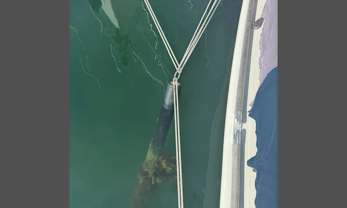 Anholt Havn: {"base": "no", "no": "Tre b\u00e5ter p\u00e5 samme b\u00f8ye. Vi bruker den til \u00e5 trekke oss inn, de to andre til \u00e5 trekke seg ut.", "se": "Tre b\u00e5tar p\u00e5 samma boj. Vi anv\u00e4nder den f\u00f6r att dra oss in, de tv\u00e5 andra f\u00f6r att dra sig ut.", "en": "Three boats on the same buoy. We use it to pull ourselves in, the other two use it to pull themselves out.", "da": "Tre b\u00e5de p\u00e5 samme b\u00f8je. Vi bruger den til at tr\u00e6kke os ind, de to andre til at tr\u00e6kke sig ud.", "fr": "Trois bateaux sur la m\u00eame bou\u00e9e. Nous l'utilisons pour nous tirer dedans, les deux autres pour se tirer dehors.", "de": "Drei Boote an derselben Boje. Wir nutzen sie, um uns hineinzuziehen, die beiden anderen, um sich hinauszuziehen.", "es": "Tres barcos en la misma boya. La usamos para acercarnos, los otros dos para alejarse.", "it": "Tre barche sullo stesso gavitello. Noi lo usiamo per avvicinarci, le altre due per allontanarsi.", "pt": "Tr\u00eas barcos na mesma boia. N\u00f3s a usamos para nos puxar para dentro, os outros dois para se afastarem.", "nl": "Drie boten aan dezelfde boei. Wij gebruiken deze om onszelf binnen te trekken, de andere twee om zichzelf buiten te trekken.", "pl": "Trzy \u0142odzie na tym samym bojce. U\u017cywamy go do przyci\u0105gni\u0119cia si\u0119, dwie pozosta\u0142e do odci\u0105gni\u0119cia si\u0119.", "uk": "\u0422\u0440\u0438 \u0447\u043e\u0432\u043d\u0438 \u043d\u0430 \u043e\u0434\u043d\u043e\u043c\u0443 \u0431\u0443\u0439\u043a\u0443. \u041c\u0438 \u0432\u0438\u043a\u043e\u0440\u0438\u0441\u0442\u043e\u0432\u0443\u0454\u043c\u043e \u0439\u043e\u0433\u043e, \u0449\u043e\u0431 \u0432\u0442\u044f\u0433\u043d\u0443\u0442\u0438\u0441\u044f, \u0456\u043d\u0448\u0456 \u0434\u0432\u0430 - \u0449\u043e\u0431 \u0432\u0438\u0442\u044f\u0433\u043d\u0443\u0442\u0438\u0441\u044f.", "ro": "Trei b\u0103rci pe aceea\u0219i baliz\u0103. O folosim pentru a ne trage \u00een\u0103untru, celelalte dou\u0103 pentru a se trage afar\u0103.", "tr": "\u00dc\u00e7 tekne ayn\u0131 \u015famand\u0131raya ba\u011fl\u0131. Biz onu kendimizi \u00e7ekmek i\u00e7in kullan\u0131yoruz, di\u011fer ikisi kendilerini d\u0131\u015far\u0131 \u00e7ekmek i\u00e7in kullan\u0131yor.", "el": "\u03a4\u03c1\u03af\u03b1 \u03c3\u03ba\u03ac\u03c6\u03b7 \u03c3\u03c4\u03b7\u03bd \u03af\u03b4\u03b9\u03b1 \u03c3\u03b7\u03bc\u03b1\u03b4\u03bf\u03cd\u03c1\u03b1. \u03a7\u03c1\u03b7\u03c3\u03b9\u03bc\u03bf\u03c0\u03bf\u03b9\u03bf\u03cd\u03bc\u03b5 \u03c4\u03b7 \u03c3\u03b7\u03bc\u03b1\u03b4\u03bf\u03cd\u03c1\u03b1 \u03b3\u03b9\u03b1 \u03bd\u03b1 \u03c4\u03c1\u03b1\u03b2\u03b7\u03c7\u03c4\u03bf\u03cd\u03bc\u03b5 \u03bc\u03ad\u03c3\u03b1, \u03b5\u03bd\u03ce \u03c4\u03b1 \u03b4\u03cd\u03bf \u03ac\u03bb\u03bb\u03b1 \u03c3\u03ba\u03ac\u03c6\u03b7 \u03c7\u03c1\u03b7\u03c3\u03b9\u03bc\u03bf\u03c0\u03bf\u03b9\u03bf\u03cd\u03bd \u03c4\u03b7 \u03c3\u03b7\u03bc\u03b1\u03b4\u03bf\u03cd\u03c1\u03b1 \u03b3\u03b9\u03b1 \u03bd\u03b1 \u03c4\u03c1\u03b1\u03b2\u03b7\u03c7\u03c4\u03bf\u03cd\u03bd \u03ad\u03be\u03c9.", "cs": "T\u0159i lod\u011b na stejn\u00e9m b\u00f3ji. Pou\u017e\u00edv\u00e1me ji k p\u0159ita\u017een\u00ed, dal\u0161\u00ed dv\u011b k odta\u017een\u00ed.", "hu": "H\u00e1rom haj\u00f3 ugyanazon a b\u00f3j\u00e1n. Mi ezt arra haszn\u00e1ljuk, hogy beh\u00fazzuk magunkat, a m\u00e1sik kett\u0151 pedig arra, hogy kih\u00fazza mag\u00e1t.", "fi": "Kolme venett\u00e4 samalla poijulla. K\u00e4yt\u00e4mme sit\u00e4 vet\u00e4\u00e4ksemme itsemme sis\u00e4\u00e4n, kaksi muuta vet\u00e4v\u00e4n itsens\u00e4 ulos.", "bg": "\u0422\u0440\u0438 \u043b\u043e\u0434\u043a\u0438 \u043d\u0430 \u0435\u0434\u043d\u043e \u0438 \u0441\u044a\u0449\u043e \u0448\u0430\u043c\u0430\u043d\u0434\u0443\u0440\u043d\u043e \u0432\u044a\u0436\u0435. \u0418\u0437\u043f\u043e\u043b\u0437\u0432\u0430\u043c\u0435 \u0433\u043e, \u0437\u0430 \u0434\u0430 \u0441\u0435 \u043f\u0440\u0438\u0434\u044a\u0440\u043f\u0430\u043c\u0435 \u043d\u0430\u0432\u044a\u0442\u0440\u0435, \u0430 \u0434\u0440\u0443\u0433\u0438\u0442\u0435 \u0434\u0432\u0435 \u0441\u0435 \u043f\u0440\u0438\u0434\u044a\u0440\u043f\u0432\u0430\u0442 \u043d\u0430\u0432\u044a\u043d.", "sr": "\u0422\u0440\u0438 \u0431\u0440\u043e\u0434\u0430 \u043d\u0430 \u0438\u0441\u0442\u043e\u043c \u043f\u0440\u0438\u0432\u0435\u0437\u0443. \u041c\u0438 \u0433\u0430 \u043a\u043e\u0440\u0438\u0441\u0442\u0438\u043c\u043e \u0434\u0430 \u0441\u0435 \u043f\u0440\u0438\u0432\u0443\u0447\u0435\u043c\u043e \u0443\u043d\u0443\u0442\u0440\u0430, \u0430 \u0434\u0440\u0443\u0433\u0430 \u0434\u0432\u0430 \u0434\u0430 \u0441\u0435 \u043e\u0434\u043c\u0430\u043a\u043d\u0443.", "et": "Kolm paati sama poi peal. Me kasutame seda sisse t\u00f5mbamiseks, teised kaks kasutavad seda v\u00e4lja t\u00f5mbamiseks.", "lv": "Tr\u012bs laivas uz t\u0101s pa\u0161as bojas. M\u0113s to izmantojam, lai ievilktos iek\u0161\u0101, bet abas p\u0101r\u0113j\u0101s, lai izvilktos \u0101r\u0101.", "lt": "Trys valtys ant to paties uosto pl\u016bduro. Mes naudojame j\u012f tam, kad pritrauktume save, kitos dvi tam, kad nutempt\u0173 save."}