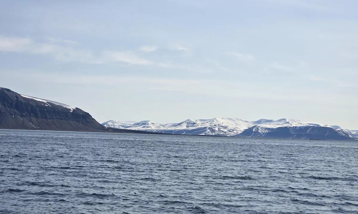 Anservika: {"base": "no", "no": "Ankervinsj fra nordvest - fra andre siden av Billefjorden.", "se": "Ankarspelet fr\u00e5n nordv\u00e4st - fr\u00e5n andra sidan av Billefjorden.", "en": "Anchor winch from the northwest - from the other side of Billefjorden.", "da": "Ankerspil fra nordvest - fra den anden side af Billefjorden.", "fr": "Guindeau davier depuis le nord-ouest - de l'autre c\u00f4t\u00e9 du Billefjorden.", "de": "Ankerwinde aus Nordwesten - von der anderen Seite des Billefjords.", "es": "Cabrestante de ancla desde el noroeste - desde el otro lado del Billefjorden.", "it": "Verricello di ancoraggio da nord-ovest - dall'altro lato del Billefjorden.", "pt": "Guincho de \u00e2ncora a partir do noroeste - do outro lado do Billefjorden.", "nl": "Ankerlier vanuit het noordwesten - vanaf de andere kant van de Billefjord.", "pl": "Winda kotwiczna od p\u00f3\u0142nocnego zachodu - z drugiej strony Billefjordu.", "uk": "\u042f\u043a\u0456\u0440\u043d\u0430 \u043b\u0435\u0431\u0456\u0434\u043a\u0430 \u0437 \u043f\u0456\u0432\u043d\u0456\u0447\u043d\u043e\u0433\u043e \u0437\u0430\u0445\u043e\u0434\u0443 - \u0437 \u0456\u043d\u0448\u043e\u0433\u043e \u0431\u043e\u043a\u0443 \u0411\u0456\u043b\u0435\u0444\u044c\u043e\u0440\u0434\u0435\u043d\u0443.", "ro": "Troliu pentru ancor\u0103 din nord-vest - de pe cealalt\u0103 parte a Billefjorden.", "tr": "Kuzeybat\u0131dan demir vinci - Billefjorden'in di\u011fer taraf\u0131ndan.", "el": "\u0392\u03b9\u03bd\u03c4\u03b6\u03ac\u03c1\u03b9\u03c3\u03bc\u03b1 \u03ac\u03b3\u03ba\u03c5\u03c1\u03b1\u03c2 \u03b1\u03c0\u03cc \u03b2\u03bf\u03c1\u03b5\u03b9\u03bf\u03b4\u03c5\u03c4\u03b9\u03ba\u03ac - \u03b1\u03c0\u03cc \u03c4\u03b7\u03bd \u03ac\u03bb\u03bb\u03b7 \u03c0\u03bb\u03b5\u03c5\u03c1\u03ac \u03c4\u03bf\u03c5 Billefjorden.", "cs": "Kotva z severoz\u00e1padu - z druh\u00e9 strany Billefjordenu.", "hu": "Horgonycs\u00f6rl\u0151 \u00e9szaknyugatr\u00f3l - a Billefjorden m\u00e1sik oldal\u00e1r\u00f3l.", "fi": "Ankkurivinssi luoteesta - Billefjordenin toiselta puolelta.", "bg": "\u041a\u043e\u0442\u0432\u0435\u043d\u0430 \u043b\u0435\u0431\u0435\u0434\u043a\u0430 \u043e\u0442 \u0441\u0435\u0432\u0435\u0440\u043e\u0437\u0430\u043f\u0430\u0434 - \u043e\u0442 \u0434\u0440\u0443\u0433\u0430\u0442\u0430 \u0441\u0442\u0440\u0430\u043d\u0430 \u043d\u0430 \u0411\u0438\u043b\u0435\u0444\u0438\u043e\u0440\u0434.", "sr": "Sidro vitlo sa severozapada - sa druge strane Billefjorda.", "et": "Ankrupel p\u00f5hjakagust - Billefjordeni teisest k\u00fcljest.", "lv": "Enkurezis no zieme\u013crietumiem - no otras Billefjorden puses.", "lt": "Inkarin\u0117 gerv\u0117 i\u0161 \u0161iaur\u0117s vakar\u0173 - i\u0161 kitos Billefjordo pus\u0117s."}