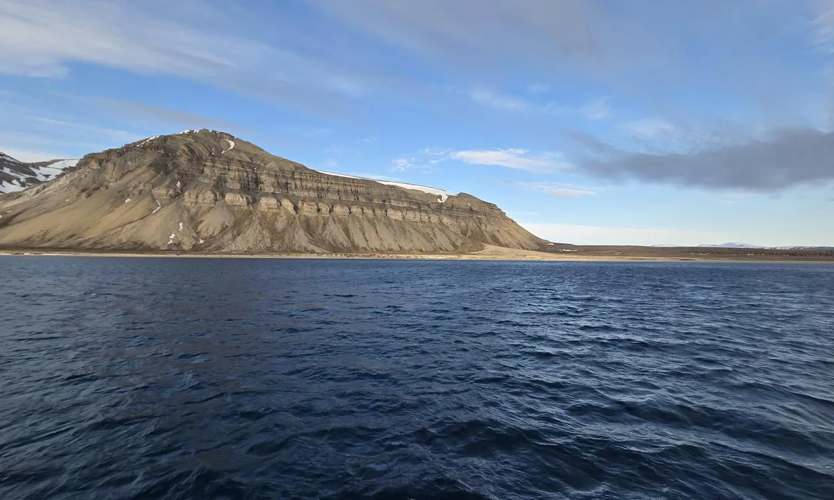 Anservika: {"base": "no", "no": "Mot \u00f8st - ikke s\u00e5 bra mot vind", "se": "Mot \u00f6st - inte s\u00e5 bra mot vind", "en": "Towards the east - not so good against the wind", "da": "Mod \u00f8st - ikke s\u00e5 godt mod vind", "fr": "Vers l'est - pas si bon contre le vent", "de": "Nach Osten - nicht so gut gegen den Wind", "es": "Hacia el este - no tan bueno contra el viento", "it": "Verso est - non cos\u00ec bene contro vento", "pt": "Para leste - n\u00e3o t\u00e3o bom contra o vento", "nl": "Naar het oosten - niet zo goed tegen de wind", "pl": "Na wsch\u00f3d - niezbyt dobrze na wiatr", "uk": "\u041d\u0430 \u0441\u0445\u0456\u0434 - \u043d\u0435 \u0434\u0443\u0436\u0435 \u0434\u043e\u0431\u0440\u0435 \u043f\u0440\u043e\u0442\u0438 \u0432\u0456\u0442\u0440\u0443", "ro": "Spre est - nu foarte bine \u00eempotriva v\u00e2ntului", "tr": "Do\u011fu y\u00f6n\u00fcne - r\u00fczgara kar\u015f\u0131 pek iyi de\u011fil", "el": "\u03a0\u03c1\u03bf\u03c2 \u03c4\u03b7\u03bd \u03b1\u03bd\u03b1\u03c4\u03bf\u03bb\u03ae - \u03cc\u03c7\u03b9 \u03c4\u03cc\u03c3\u03bf \u03ba\u03b1\u03bb\u03cc \u03bc\u03b5 \u03c4\u03bf\u03bd \u03ac\u03bd\u03b5\u03bc\u03bf", "cs": "K v\u00fdchodu - ne tak dob\u0159e proti v\u011btru", "hu": "Kelet fel\u00e9 - nem t\u00fal j\u00f3 a sz\u00e9llel szemben", "fi": "It\u00e4\u00e4n p\u00e4in - ei niin hyv\u00e4 tuulenpuuskan kanssa", "bg": "\u041a\u044a\u043c \u0438\u0437\u0442\u043e\u043a - \u043d\u0435 \u0435 \u043c\u043d\u043e\u0433\u043e \u0434\u043e\u0431\u0440\u043e \u0441\u0440\u0435\u0449\u0443 \u0432\u044f\u0442\u044a\u0440\u0430", "sr": "Prema istoku - nije tako dobro protiv vetra", "et": "Ida suunas - mitte nii hea vastu tuult", "lv": "Pret austrumiem - nav tik labi pret v\u0113ju", "lt": "Link ryt\u0173 - ne taip gerai prie\u0161 v\u0117j\u0105"}
