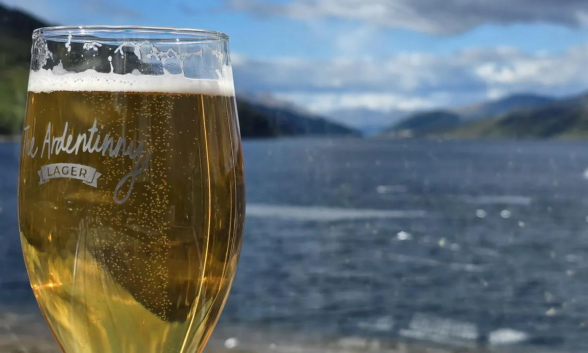 {"base": "en", "no": "Utsikt mot nord fra dekket p\u00e5 The Ardentinny pub, over fort\u00f8yningene.", "se": "Utsikt norrut fr\u00e5n d\u00e4ck p\u00e5 puben The Ardentinny, \u00f6ver f\u00f6rt\u00f6jningarna.", "en": "View looking N from the deck of The Ardentinny pub, over the moorings.", "da": "Udsigt mod N fra d\u00e6kket p\u00e5 The Ardentinny pub, over fort\u00f8jningerne.", "fr": "Vue vers le N depuis le pont du pub The Ardentinny, sur les amarrages.", "de": "Blick nach N von der Terrasse des Pubs The Ardentinny \u00fcber die Ankerpl\u00e4tze.", "es": "Vista mirando al N desde la cubierta del pub The Ardentinny, sobre los amarres.", "it": "Vista verso N dal ponte del pub The Ardentinny, sopra gli ormeggi.", "pt": "Vista looking N do conv\u00e9s do pub The Ardentinny, sobre as amarra\u00e7\u00f5es.", "nl": "Uitzicht naar het noorden vanaf het dek van de pub The Ardentinny, over de aanlegplaatsen.", "pl": "Widok na p\u00f3\u0142noc z pok\u0142adu pubu The Ardentinny, na kotwicowiska.", "uk": "\u0412\u0438\u0434 \u043d\u0430 \u043f\u0456\u0432\u043d\u0456\u0447 \u0437 \u043f\u0430\u043b\u0443\u0431\u0438 \u043f\u0430\u0431\u0443 The Ardentinny \u0447\u0435\u0440\u0435\u0437 \u043f\u0440\u0438\u0447\u0430\u043b\u0438.", "ro": "Vedere spre N de pe puntea pubului The Ardentinny, peste ancoraje.", "tr": "The Ardentinny bar\u0131n\u0131n g\u00fcvertesinden kuzeye do\u011fru bak\u0131\u015f, demirleme yerlerinin \u00fczerinden.", "el": "\u0398\u03ad\u03b1 \u03c0\u03c1\u03bf\u03c2 \u03c4\u03b1 \u03b2\u03cc\u03c1\u03b5\u03b9\u03b1 \u03b1\u03c0\u03cc \u03c4\u03bf \u03ba\u03b1\u03c4\u03ac\u03c3\u03c4\u03c1\u03c9\u03bc\u03b1 \u03c4\u03b7\u03c2 \u03c0\u03b1\u03bc\u03c0 The Ardentinny, \u03c0\u03ac\u03bd\u03c9 \u03b1\u03c0\u03cc \u03c4\u03b1 \u03b1\u03b3\u03ba\u03c5\u03c1\u03bf\u03b2\u03cc\u03bb\u03b9\u03b1.", "cs": "Pohled na sever z paluby hospody The Ardentinny, p\u0159es kotvi\u0161t\u011b.", "hu": "Kil\u00e1t\u00e1s \u00e9szak fel\u00e9 az Ardentinny pub fed\u00e9lzet\u00e9r\u0151l, a kik\u00f6t\u0151re.", "fi": "N\u00e4kym\u00e4 Ardentinny-pubin kannelta pohjoiseen, laituripaikkojen yli.", "bg": "\u041f\u043e\u0433\u043b\u0435\u0434 \u043d\u0430 N \u043e\u0442 \u043f\u0430\u043b\u0443\u0431\u0430\u0442\u0430 \u043d\u0430 \u043a\u0440\u044a\u0447\u043c\u0430\u0442\u0430 The Ardentinny, \u043d\u0430\u0434 \u043a\u043e\u0442\u0432\u0435\u043d\u0438\u0442\u0435 \u043c\u0435\u0441\u0442\u0430.", "sr": "Pogled ka severu sa palube paba The Ardentinny, preko vezova.", "et": "Vaade p\u00f5hja suunas pubi The Ardentinny tekilt, \u00fcle sildumiskohtade.", "lv": "Skats uz zieme\u013ciem no The Ardentinny kroga kl\u0101ja, p\u0101ri enkura viet\u0101m.", "lt": "Vaizdas \u012f \u0160 i\u0161 \"The Ardentinny\" baro denio, vir\u0161 \u0161vartavimosi viet\u0173."}