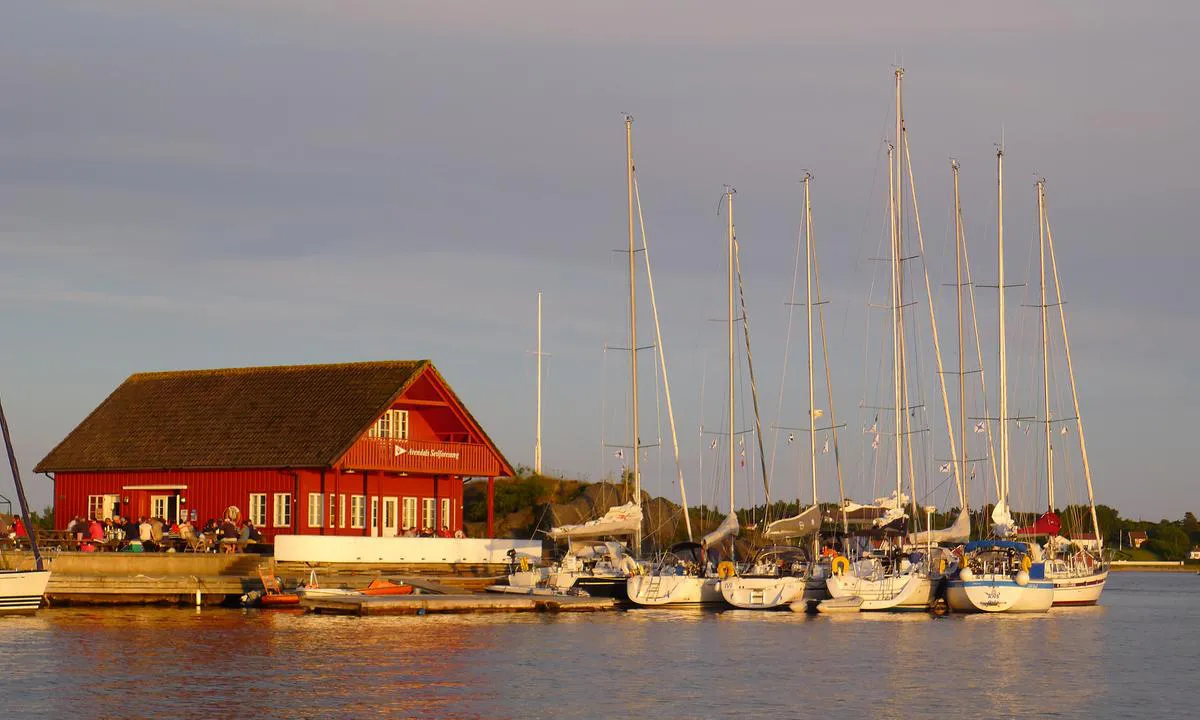 Arendal Seilforenings Gjestehavn: Etter seilas er dt godt og komme til Seilerhytta.
Husk grillen tennes hver dag kl 1800 i sesong.
Velkommen!.