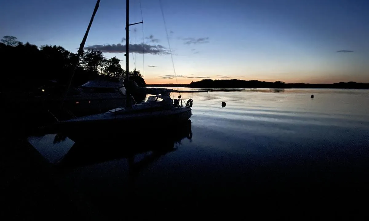 Askskären: {"base": "se", "no": "Natt i havnen", "se": "Natt i hamnen", "en": "Night in the harbor", "da": "Nat i havnen"}