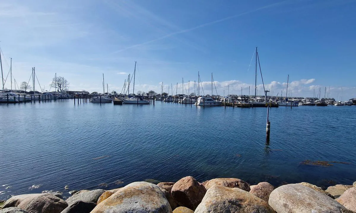 Assens Marina: {"base": "en", "no": "Utsikt fra \u00f8stsiden", "se": "Vy fr\u00e5n \u00f6stra sidan", "en": "View from east side", "da": "Udsigt fra \u00f8stsiden", "fr": "Vue du c\u00f4t\u00e9 est", "de": "Ansicht von der Ostseite", "es": "Vista desde el lado este", "it": "Vista dal lato est", "pt": "Vista do lado leste", "nl": "Uitzicht vanaf de oostzijde", "pl": "<code>Widok z wschodniej strony</code>", "uk": "\u0412\u0438\u0434 \u0437\u0456 \u0441\u0445\u0456\u0434\u043d\u043e\u0457 \u0441\u0442\u043e\u0440\u043e\u043d\u0438", "ro": "Vedere din partea de est", "tr": "Do\u011fu taraf\u0131ndan g\u00f6r\u00fcn\u00fcm", "el": "\u0398\u03ad\u03b1 \u03b1\u03c0\u03cc \u03c4\u03b7\u03bd \u03b1\u03bd\u03b1\u03c4\u03bf\u03bb\u03b9\u03ba\u03ae \u03c0\u03bb\u03b5\u03c5\u03c1\u03ac", "cs": "Pohled z v\u00fdchodn\u00ed strany", "hu": "Kil\u00e1t\u00e1s a keleti oldalr\u00f3l", "fi": "N\u00e4k\u00f6ala it\u00e4puolelta", "bg": "\u0418\u0437\u0433\u043b\u0435\u0434 \u043e\u0442 \u0438\u0437\u0442\u043e\u0447\u043d\u0430\u0442\u0430 \u0441\u0442\u0440\u0430\u043d\u0430", "sr": "Pogled sa isto\u010dne strane", "et": "Vaade ida poolt", "lv": "Skats no austrumu puses", "lt": "Vaizdas i\u0161 rytin\u0117s pus\u0117s"}