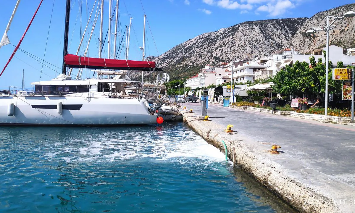 Astakos: On the north end of the quay wall you can see at the foaming water that there seems to be an outfall pipe of some kind of treated water that is foamy. This has yellow mooring bollards and is right beside a services pillar, potter does not look too inviting.