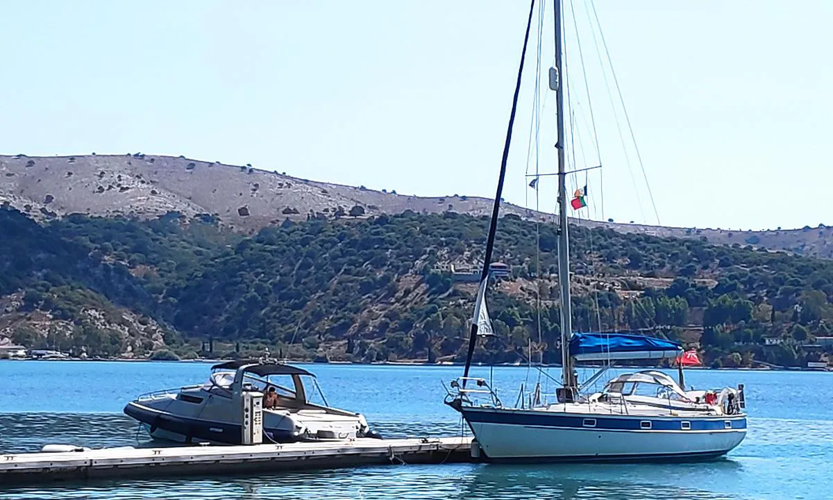 Astakos: This is a municipal pontoon with services, and the services can be purchased at a nearby cabin that also says newspapers and ice creams. Water and electricity are available, and as you see in the picture, boats can also be moored alongside in the low season.