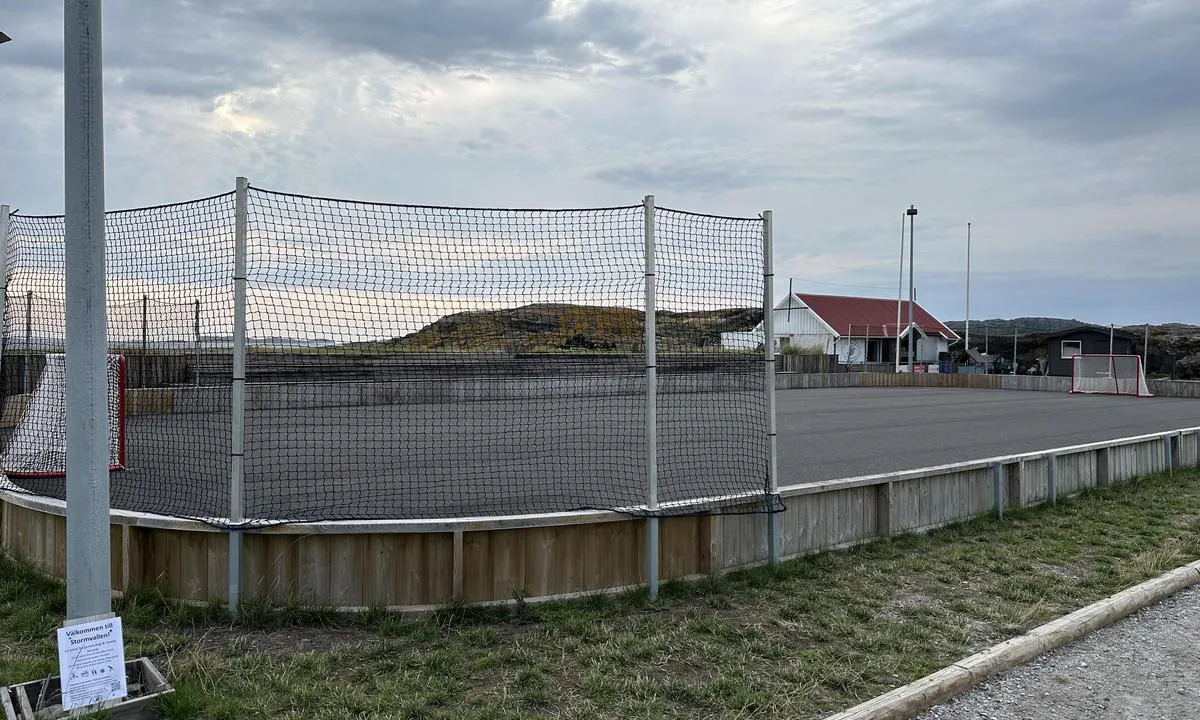 Åstol Gästhamn: Ballbinge ved utegym