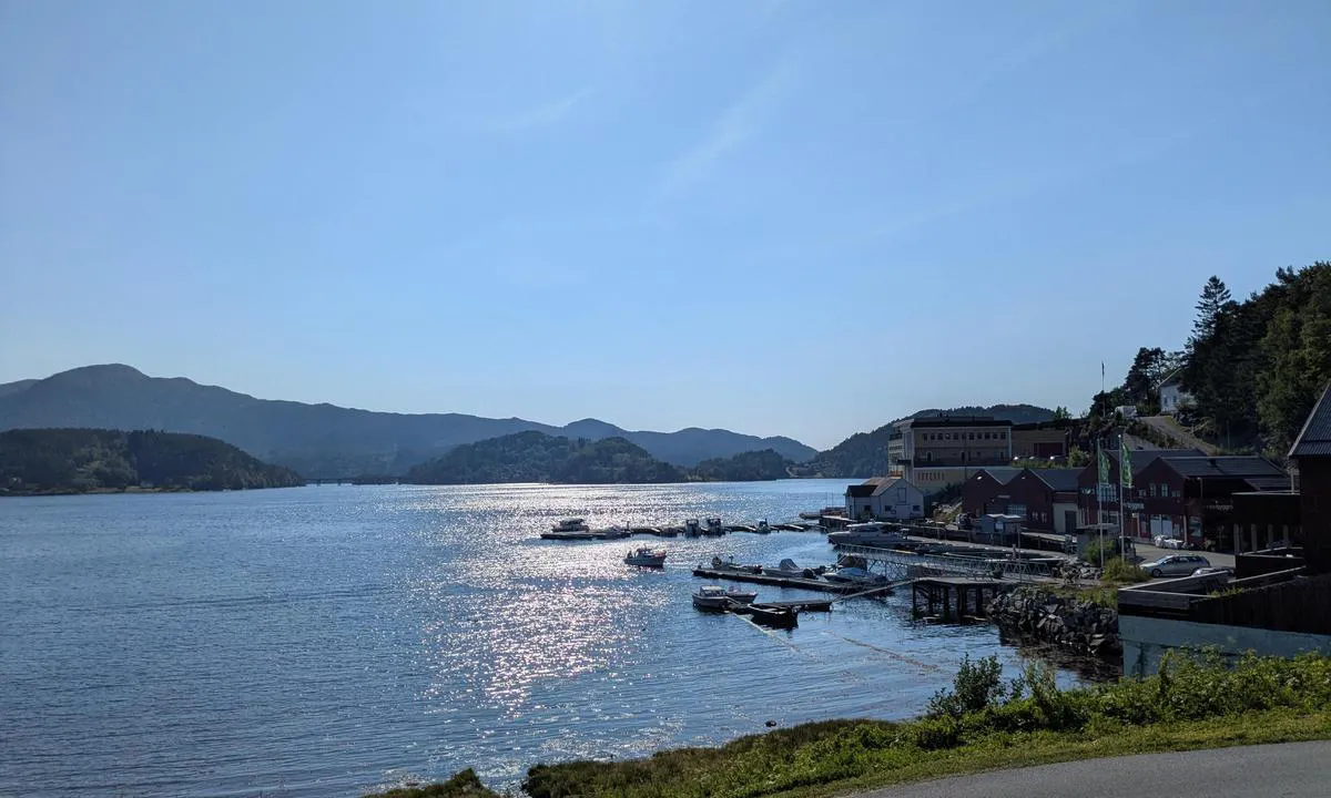 {"base": "no", "no": "Aure gjestehavn sett fra sentrum.", "se": "Aure g\u00e4sthamn sedd fr\u00e5n centrum.", "en": "Aure guest harbour seen from the town center.", "da": "Aure g\u00e6stehavn set fra centrum.", "fr": "Vue du port de plaisance d'Aure depuis le centre-ville.", "de": "Aure G\u00e4stehafen vom Zentrum aus gesehen.", "es": "El puerto de invitados de Aure visto desde el centro.", "it": "Il porto turistico di Aure visto dal centro.", "pt": "Aure marina vista do centro.", "nl": "Aure jachthaven gezien vanuit het centrum.", "pl": "Przysta\u0144 go\u015bcinna w Aure widziana z centrum.", "uk": "\u0413\u043e\u0441\u0442\u044c\u043e\u0432\u0430 \u0433\u0430\u0432\u0430\u043d\u044c \u0410\u0443\u0440\u0435, \u0432\u0438\u0434 \u0437 \u0446\u0435\u043d\u0442\u0440\u0443.", "ro": "Portul turistic Aure privit din centru.", "tr": "Aure misafir liman\u0131 merkezden g\u00f6r\u00fcl\u00fcyor.", "el": "\u0397 \u03bc\u03b1\u03c1\u03af\u03bd\u03b1 \u03c6\u03b9\u03bb\u03bf\u03be\u03b5\u03bd\u03bf\u03c5\u03bc\u03ad\u03bd\u03c9\u03bd \u03c4\u03bf\u03c5 Aure \u03b1\u03c0\u03cc \u03c4\u03bf \u03ba\u03ad\u03bd\u03c4\u03c1\u03bf \u03c4\u03b7\u03c2 \u03c0\u03cc\u03bb\u03b7\u03c2.", "cs": "<em>Aure p\u0159\u00edstavi\u0161t\u011b pro hosty</em> vid\u011bn\u00e9 z centra.", "hu": "Aure vend\u00e9ghaj\u00f3-kik\u00f6t\u0151 a k\u00f6zpontb\u00f3l n\u00e9zve.", "fi": "Auren vierassatama n\u00e4htyn\u00e4 keskustasta.", "bg": "\u041f\u0440\u0438\u0441\u0442\u0430\u043d\u0438\u0449\u0435\u0442\u043e \u0437\u0430 \u0433\u043e\u0441\u0442\u0438 \u043d\u0430 \u0410\u0443\u0440\u0435, \u0432\u0438\u0434\u044f\u043d\u043e \u043e\u0442 \u0446\u0435\u043d\u0442\u044a\u0440\u0430.", "sr": "Aure marina vi\u0111ena iz centra.", "et": "Aure k\u00fclalissadam vaadatuna keskusest.", "lv": "Aure viesu osta no centra.", "lt": "Aure sve\u010di\u0173 uostas, \u017ei\u016brint i\u0161 centro."}