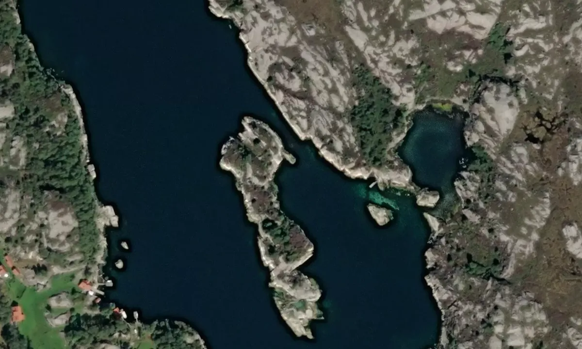 Satelite image of Austre Strømøysundet