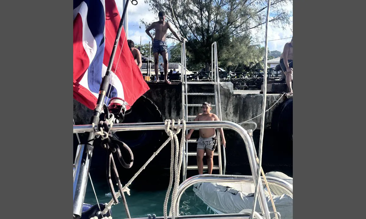 Avatiu Harbour: {"base": "no", "no": "Bilde som viser trappen havnevesenet har kommet med s\u00e5 det er enkelt for meg \u00e5 komme p\u00e5 land. Men og enkelt for ungdomen og bade og donasjon s\u00e5 jollen blir full av vann. Og herjet med n\u00e5r jeg ikke sitter og passer p\u00e5.", "se": "<p>Bild som visar trappan hamnmyndigheterna har kommit med s\u00e5 det \u00e4r enkelt f\u00f6r mig att komma p\u00e5 land. Men ocks\u00e5 enkelt f\u00f6r ungdomarna att bada och plaska s\u00e5 jollen blir full av vatten. Och stormar runt n\u00e4r jag inte sitter och passar p\u00e5.</p>", "en": "An image showing the ladder provided by the harbour authority, making it easy for me to come ashore. But it also makes it easy for the youth to swim and splash, filling the dinghy with water. And it gets messed with when I'm not sitting and keeping an eye on it.", "da": "Billede som viser trappen havnev\u00e6senet er kommet med, s\u00e5 det er nemt for mig at komme p\u00e5 land. Men og nemt for ungdommen at bade og donation s\u00e5 jollen bliver fuld af vand. Og herjet med n\u00e5r jeg ikke sidder og passer p\u00e5.", "fr": "Image montrant l'escalier install\u00e9 par l'administration portuaire pour me permettre de d\u00e9barquer facilement. Mais aussi facile pour les jeunes de se baigner et de faire une donation de sorte que l'annexe soit remplie d'eau. Et saccag\u00e9e quand je ne suis pas l\u00e0 pour surveiller.", "de": "Bild, das die Treppe zeigt, die das Hafenamt zur Verf\u00fcgung gestellt hat, damit es f\u00fcr mich einfach ist, an Land zu gehen. Aber auch einfach f\u00fcr die Jugend zum Baden und eine Spende, sodass das Beiboot voll Wasser wird, und gepl\u00fcndert wird, wenn ich nicht aufpasse.", "es": "Una imagen que muestra la escalera que la autoridad portuaria ha instalado para que sea f\u00e1cil para m\u00ed desembarcar. Pero tambi\u00e9n es f\u00e1cil para los j\u00f3venes nadar y hacer travesuras, lo que hace que el bote quede lleno de agua. Y lo maltratan cuando no estoy vigilando.", "it": "Immagine che mostra la scala installata dall'ufficio portuale in modo che sia facile per me sbarcare. Ma anche facile per i giovani fare il bagno e causare allagamenti alla barca a remi. E vandalizzata quando non sono l\u00ec a sorvegliarle.", "pt": "Imagem que mostra a escada que a autoridade portu\u00e1ria providenciou para que eu possa desembarcar facilmente. Mas tamb\u00e9m \u00e9 f\u00e1cil para os jovens nadarem e causarem com que o bote encha de \u00e1gua. E perturbaram quando eu n\u00e3o estou por perto para vigiar.", "nl": "Afbeelding die de trap toont die de havenautoriteiten hebben geplaatst, zodat het voor mij gemakkelijk is om aan land te gaan. Maar ook gemakkelijk voor de jeugd om te zwemmen en springen, waardoor de bijboot vol water komt te staan. En wordt misbruikt als ik er niet op let.", "pl": "Zdj\u0119cie pokazuje schody dostarczone przez w\u0142adze portowe, co u\u0142atwia mi zej\u015bcie na l\u0105d. Ale tak\u017ce u\u0142atwia m\u0142odzie\u017cy k\u0105piele i powoduje, \u017ce ponton nape\u0142nia si\u0119 wod\u0105. I jest niszczony, kiedy nie siedz\u0119 i nie pilnuj\u0119.", "uk": "<img src='harbour_image.jpg' alt='\u0417\u043e\u0431\u0440\u0430\u0436\u0435\u043d\u043d\u044f, \u0449\u043e \u043f\u043e\u043a\u0430\u0437\u0443\u0454, \u044f\u043a \u043f\u043e\u0440\u0442\u043e\u0432\u0430 \u0432\u043b\u0430\u0434\u0430 \u0432\u0441\u0442\u0430\u043d\u043e\u0432\u0438\u043b\u0430 \u0441\u0445\u043e\u0434\u0438, \u0449\u043e\u0431 \u043c\u0435\u043d\u0456 \u0431\u0443\u043b\u043e \u043b\u0435\u0433\u043a\u043e \u0437\u0456\u0439\u0442\u0438 \u043d\u0430 \u0431\u0435\u0440\u0435\u0433. \u0410\u043b\u0435 \u0442\u0430\u043a\u043e\u0436 \u043b\u0435\u0433\u043a\u043e \u0434\u043b\u044f \u043c\u043e\u043b\u043e\u0434\u0456 \u043a\u0443\u043f\u0430\u0442\u0438\u0441\u044f, \u0456 \u0447\u0435\u0440\u0435\u0437 \u0446\u0435 \u0447\u043e\u0432\u0435\u043d \u043d\u0430\u043f\u043e\u0432\u043d\u044e\u0454\u0442\u044c\u0441\u044f \u0432\u043e\u0434\u043e\u044e. \u0406 \u043f\u0441\u0443\u0432\u0430\u043b\u0438 \u0439\u043e\u0433\u043e, \u043a\u043e\u043b\u0438 \u044f \u043d\u0435 \u0441\u0438\u0434\u0436\u0443 \u0456 \u043d\u0435 \u0441\u0442\u0435\u0436\u0443.'>", "ro": "Imagine care arat\u0103 scara \u00een care autorit\u0103\u021bile portuare au intervenit, astfel \u00eenc\u00e2t este u\u0219or pentru mine s\u0103 cobor pe uscat. Dar este u\u0219or \u0219i pentru tineri s\u0103 \u00eenoate \u0219i s\u0103 fac\u0103 dona\u021bii, astfel \u00eenc\u00e2t barca mic\u0103 s\u0103 se umple cu ap\u0103. \u0218i este r\u0103v\u0103\u0219it\u0103 c\u00e2nd nu sunt acolo s\u0103 supraveghez.", "tr": "Liman yetkililerinin karaya \u00e7\u0131kmam\u0131 kolayla\u015ft\u0131rmak i\u00e7in yapt\u0131\u011f\u0131 merdiveni g\u00f6steren resim. Ancak bu merdiven gen\u00e7lerin y\u00fczmesi ve ba\u011f\u0131\u015flar i\u00e7in de uygun oldu\u011fundan, sandal suyla doluyor. Ayr\u0131ca ben g\u00f6zlemlemedi\u011fimde zarar g\u00f6rebiliyor.", "el": "\u0395\u03b9\u03ba\u03cc\u03bd\u03b1 \u03c0\u03bf\u03c5 \u03b4\u03b5\u03af\u03c7\u03bd\u03b5\u03b9 \u03c4\u03b7 \u03c3\u03ba\u03ac\u03bb\u03b1 \u03c0\u03bf\u03c5 \u03ad\u03c7\u03b5\u03b9 \u03c4\u03bf\u03c0\u03bf\u03b8\u03b5\u03c4\u03ae\u03c3\u03b5\u03b9 \u03b7 \u03bb\u03b9\u03bc\u03b5\u03bd\u03b9\u03ba\u03ae \u03b1\u03c1\u03c7\u03ae \u03ce\u03c3\u03c4\u03b5 \u03bd\u03b1 \u03b5\u03af\u03bd\u03b1\u03b9 \u03b5\u03cd\u03ba\u03bf\u03bb\u03bf \u03b3\u03b9\u03b1 \u03bc\u03ad\u03bd\u03b1 \u03bd\u03b1 \u03b2\u03b3\u03c9 \u03c3\u03c4\u03b7 \u03c3\u03c4\u03b5\u03c1\u03b9\u03ac. \u0395\u03af\u03bd\u03b1\u03b9 \u03cc\u03bc\u03c9\u03c2 \u03b5\u03cd\u03ba\u03bf\u03bb\u03bf \u03ba\u03b1\u03b9 \u03b3\u03b9\u03b1 \u03c4\u03bf\u03c5\u03c2 \u03bd\u03ad\u03bf\u03c5\u03c2 \u03bd\u03b1 \u03ba\u03bf\u03bb\u03c5\u03bc\u03c0\u03ac\u03bd\u03b5 \u03ba\u03b1\u03b9 \u03bd\u03b1 \u03ba\u03ac\u03bd\u03bf\u03c5\u03bd \u03b4\u03c9\u03c1\u03b5\u03ad\u03c2, \u03bc\u03b5 \u03b1\u03c0\u03bf\u03c4\u03ad\u03bb\u03b5\u03c3\u03bc\u03b1 \u03b7 \u03b2\u03ac\u03c1\u03ba\u03b1 \u03bd\u03b1 \u03b3\u03b5\u03bc\u03af\u03b6\u03b5\u03b9 \u03bc\u03b5 \u03bd\u03b5\u03c1\u03cc. \u039a\u03b1\u03b9 \u03bd\u03b1 \u03ba\u03b1\u03ba\u03bf\u03c0\u03bf\u03b9\u03b5\u03af\u03c4\u03b1\u03b9 \u03cc\u03c4\u03b1\u03bd \u03b4\u03b5\u03bd \u03ba\u03ac\u03b8\u03bf\u03bc\u03b1\u03b9 \u03ba\u03b1\u03b9 \u03b4\u03b5\u03bd \u03c4\u03b7\u03bd \u03c0\u03c1\u03bf\u03c3\u03ad\u03c7\u03c9.", "cs": "Obr\u00e1zek ukazuje schody, kter\u00e9 um\u00edstil p\u0159\u00edstavn\u00ed \u00fa\u0159ad, aby bylo pro m\u011b snadn\u00e9 dostat se na pevninu. Ale tak\u00e9 aby to bylo snadn\u00e9 pro ml\u00e1de\u017e koupat se a blbnout, tak\u017ee se \u010dlun napln\u00ed vodou. A dov\u00e1d\u011bt, kdy\u017e na n\u011bj nedohl\u00ed\u017e\u00edm.", "hu": "Egy k\u00e9p, amely megmutatja a l\u00e9pcs\u0151t, amelyet a kik\u00f6t\u0151hivatal biztos\u00edtott, hogy k\u00f6nnyen partra tudjak sz\u00e1llni. De ugyanilyen k\u00f6nny\u0171 az ifj\u00fas\u00e1gnak is f\u00fcr\u00f6dni vagy adom\u00e1nyozni, \u00edgy a kis cs\u00f3nak tele lesz v\u00edzzel. \u00c9s zaklatj\u00e1k, amikor nem \u00fcl\u00f6k ott \u00e9s nem figyelek.", "fi": "Kuva, joka n\u00e4ytt\u00e4\u00e4 satamaviraston tuoman portaat, jotta minun on helppo p\u00e4\u00e4st\u00e4 maihin. Mutta my\u00f6s nuorten on helppo uida ja lahjoituksen ansiosta jolla t\u00e4yttyy vedell\u00e4. Ja se sotkeutuu, kun en istu ja valvo.", "bg": "\u0421\u043d\u0438\u043c\u043a\u0430, \u043f\u043e\u043a\u0430\u0437\u0432\u0430\u0449\u0430 \u0441\u0442\u044a\u043b\u0431\u0430\u0442\u0430, \u043a\u043e\u044f\u0442\u043e \u043f\u0440\u0438\u0441\u0442\u0430\u043d\u0438\u0449\u043d\u0430\u0442\u0430 \u0441\u043b\u0443\u0436\u0431\u0430 \u0435 \u043d\u0430\u043f\u0440\u0430\u0432\u0438\u043b\u0430, \u0437\u0430 \u0434\u0430 \u043c\u0438 \u0435 \u043b\u0435\u0441\u043d\u043e \u0434\u0430 \u0441\u043b\u044f\u0437\u0430 \u043d\u0430 \u0431\u0440\u0435\u0433\u0430. \u041d\u043e \u0438 \u043b\u0435\u0441\u043d\u043e \u0437\u0430 \u043c\u043b\u0430\u0434\u0435\u0436\u0438\u0442\u0435 \u0434\u0430 \u043f\u043b\u0443\u0432\u0430\u0442 \u0438 \u0437\u0430 \u0434\u0430\u0440\u0435\u043d\u0438\u0435, \u0442\u0430\u043a\u0430 \u0447\u0435 \u043b\u043e\u0434\u043a\u0430\u0442\u0430 \u043c\u0438 \u0434\u0430 \u0441\u0435 \u043d\u0430\u043f\u044a\u043b\u043d\u0438 \u0441 \u0432\u043e\u0434\u0430. \u0418 \u0434\u0430 \u0441\u0435 \u0437\u043b\u043e\u0443\u043f\u043e\u0442\u0440\u0435\u0431\u044f\u0432\u0430, \u043a\u043e\u0433\u0430\u0442\u043e \u043d\u0435 \u0441\u0435\u0434\u044f \u0438 \u043d\u0435 \u043f\u0430\u0437\u044f.", "sr": "<p>Slika koja prikazuje stepenice koje je pristani\u0161na uprava postavila tako da mi je lako da iza\u0111em na obalu. Ali i lako za omladinu da se kupa i donira, tako da je \u010damac pun vode. I zloupotrebljava se kada ne sedim i ne pazim.</p>", "et": "<p>Pilt, mis n\u00e4itab sadamateenistuse poolt paigaldatud treppi, et mul oleks lihtsam maale tulla. Kuid ka noortele on lihtne ujuda ja annetada, nii et paat saab t\u00e4is vett. Ja igatahes m\u00e4ngivad sellega, kui ma ise k\u00f5rval ei seisa ja ei valva.</p>", "lv": "Att\u0113ls <u>par\u0101da</u> k\u0101pnes <u>kurus</u> osta ir <u>nodevusi</u>, lai b\u016btu \u0113rti <u>man</u> izk\u0101pt krast\u0101. Bet ar\u012b <u>\u0113rti jaunie\u0161iem peld\u0113ties un veikt<br>ziedojumus</u> , t\u0101p\u0113c piep\u016b\u0161amais <u>laiva</u> pild\u0101s ar \u016bdeni. Un <u>tiek izmantota, kad neuzraugu.</u>", "lt": "Vaizdas, rodantis laiptus, kuriuos uosto tarnybos \u012freng\u0117, kad man b\u016bt\u0173 lengva i\u0161lipti ant kranto. Ta\u010diau taip pat paprasta ir jaunimui maudytis, ir taip patiparkioti j\u016brin\u0119 valt\u012f, kuri u\u017esipildo vandeniu. Ir kartais sutr\u016bkdyti, kai a\u0161 nes\u0117d\u017eiu ir nestebiu."}
