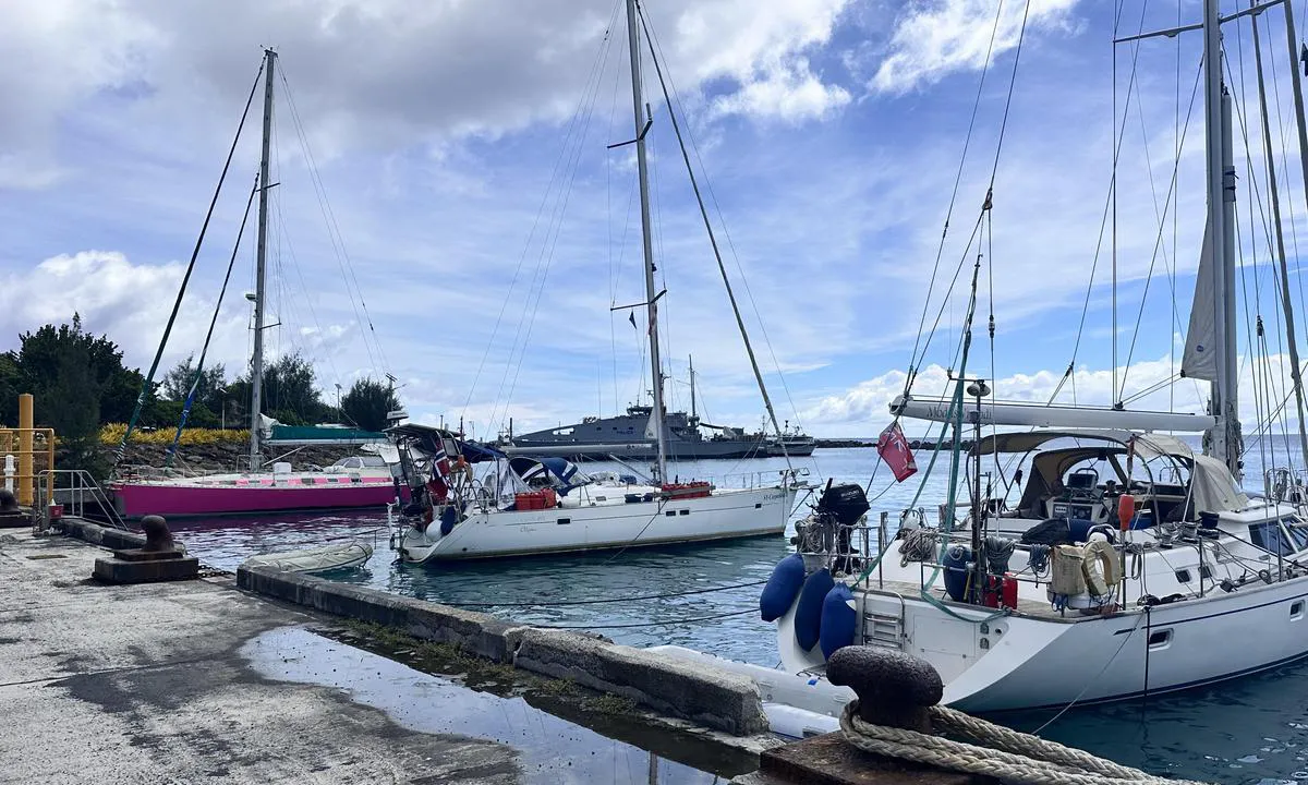 Avatiu Harbour: {"base": "no", "no": "Viser b\u00e5ter kommet de siste 2 dagene", "se": "Visar b\u00e5tar som har kommit de senaste 2 dagarna", "en": "Showing boats that arrived in the last 2 days", "da": "Viser b\u00e5de ankommet de sidste 2 dage", "fr": "Affichage des bateaux arriv\u00e9s au cours des 2 derniers jours", "de": "Zeigt Boote, die in den letzten 2 Tagen angekommen sind", "es": "Muestra los barcos llegados en los \u00faltimos 2 d\u00edas", "it": "Mostra le barche arrivate negli ultimi 2 giorni", "pt": "Mostra barcos chegados nos \u00faltimos 2 dias", "nl": "Toont boten die de afgelopen 2 dagen zijn aangekomen", "pl": "Pokazuje statki, kt\u00f3re przyby\u0142y w ci\u0105gu ostatnich 2 dni", "uk": "\u0412\u0456\u0434\u043e\u0431\u0440\u0430\u0436\u0430\u0454 \u043a\u043e\u0440\u0430\u0431\u043b\u0456, \u0449\u043e \u043f\u0440\u0438\u0431\u0443\u043b\u0438 \u0437\u0430 \u043e\u0441\u0442\u0430\u043d\u043d\u0456 2 \u0434\u043d\u0456", "ro": "Afi\u0219eaz\u0103 b\u0103rcile sosite \u00een ultimele 2 zile", "tr": "Son 2 g\u00fcn i\u00e7inde gelen tekneler", "el": "\u0395\u03bc\u03c6\u03b1\u03bd\u03af\u03b6\u03b5\u03b9 \u03c4\u03b1 \u03c3\u03ba\u03ac\u03c6\u03b7 \u03c0\u03bf\u03c5 \u03ad\u03c6\u03c4\u03b1\u03c3\u03b1\u03bd \u03c4\u03b9\u03c2 \u03c4\u03b5\u03bb\u03b5\u03c5\u03c4\u03b1\u03af\u03b5\u03c2 2 \u03b7\u03bc\u03ad\u03c1\u03b5\u03c2", "cs": "Zobrazuje lod\u011b, kter\u00e9 dorazily za posledn\u00ed 2 dny", "hu": "Mutatja az elm\u00falt 2 napban \u00e9rkezett haj\u00f3kat", "fi": "N\u00e4ytt\u00e4\u00e4 viimeisten 2 p\u00e4iv\u00e4n aikana saapuneet veneet", "bg": "\u041f\u043e\u043a\u0430\u0437\u0432\u0430 \u043b\u043e\u0434\u043a\u0438\u0442\u0435, \u043f\u0440\u0438\u0441\u0442\u0438\u0433\u043d\u0430\u043b\u0438 \u043f\u0440\u0435\u0437 \u043f\u043e\u0441\u043b\u0435\u0434\u043d\u0438\u0442\u0435 2 \u0434\u043d\u0438", "sr": "Prikazuje brodove pristigle u poslednja 2 dana", "et": "N\u00e4itab viimase 2 p\u00e4eva jooksul saabunud paate", "lv": "Par\u0101da p\u0113d\u0113jo 2 dienu laik\u0101 ien\u0101ko\u0161\u0101s laivas", "lt": "Parodo pastar\u0173j\u0173 2 dien\u0173 atvykusius laivus"}