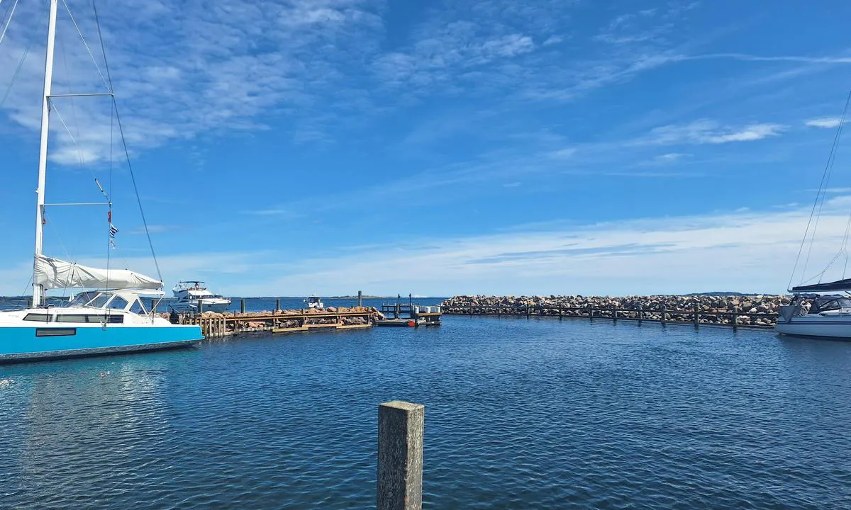 Avernakø Bådehavn: {"base": "en", "no": "Havneinngang", "se": "Hamninlopp", "en": "Harbourentrance", "da": "Havneindl\u00f8b", "fr": "Entr\u00e9e du port", "de": "Hafeneinfahrt", "es": "Entrada al puerto", "it": "Ingresso del porto", "pt": "Entrada do Porto", "nl": "Haveningang", "pl": "Wej\u015bcie do portu", "uk": "\u0412\u0445\u0456\u0434 \u0434\u043e \u0433\u0430\u0432\u0430\u043d\u0456", "ro": "Intrarea \u00een port", "tr": "Liman Giri\u015fi", "el": "\u0395\u03af\u03c3\u03bf\u03b4\u03bf\u03c2 \u039b\u03b9\u03bc\u03b1\u03bd\u03b9\u03bf\u03cd", "cs": "Vjezd do p\u0159\u00edstavu", "hu": "Kik\u00f6t\u0151bej\u00e1rat", "fi": "Sataman sis\u00e4\u00e4nk\u00e4ynti", "bg": "\u0412\u0445\u043e\u0434 \u0432 \u043f\u0440\u0438\u0441\u0442\u0430\u043d\u0438\u0449\u0435", "sr": "Ulaz u luku", "et": "Sisses\u00f5idutee", "lv": "Ostasieeja", "lt": "Uosto \u012fplaukimas"}