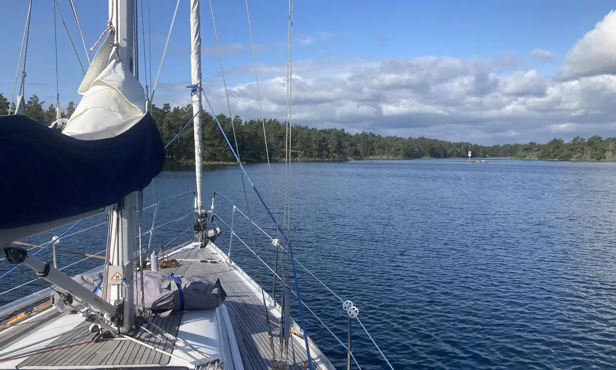 Ävrö - SXK Dacke bouy: Fra åpent hav til skog.