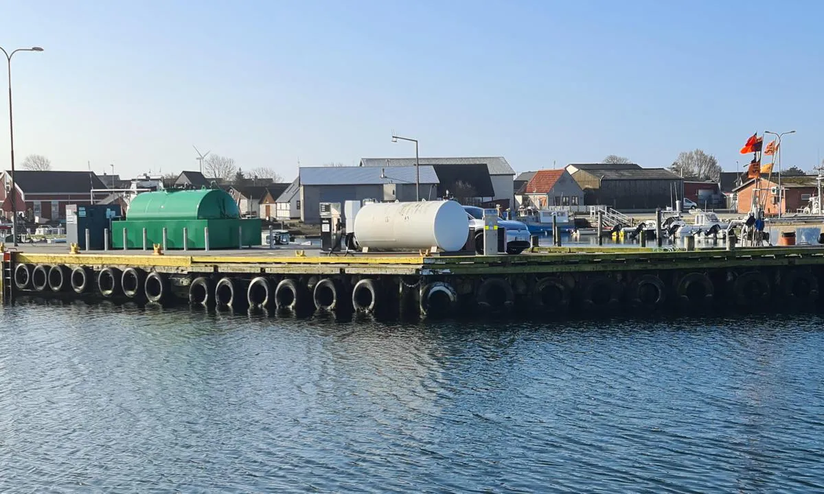 Bagenkop Havn: {"base": "en", "no": "bensinstasjon", "se": "bensinstation", "en": "gas station", "da": "tankstation", "fr": "station-service", "de": "Tankstelle", "es": "estaci\u00f3n de combustible", "it": "stazione di servizio", "pt": "posto de combust\u00edvel", "nl": "tankstation", "pl": "stacja paliw", "uk": "\u0437\u0430\u043f\u0440\u0430\u0432\u043d\u0430 \u0441\u0442\u0430\u043d\u0446\u0456\u044f", "ro": "sta\u021bie de alimentare cu combustibil", "tr": "benzin istasyonu", "el": "\u03c0\u03c1\u03b1\u03c4\u03ae\u03c1\u03b9\u03bf \u03ba\u03b1\u03c5\u03c3\u03af\u03bc\u03c9\u03bd", "cs": "\u010derpac\u00ed stanice", "hu": "benzink\u00fat", "fi": "polttoaineasema", "bg": "\u0431\u0435\u043d\u0437\u0438\u043d\u043e\u0441\u0442\u0430\u043d\u0446\u0438\u044f", "sr": "benzinska stanica", "et": "tankla", "lv": "degvielas uzpildes stacija", "lt": "degalin\u0117"}