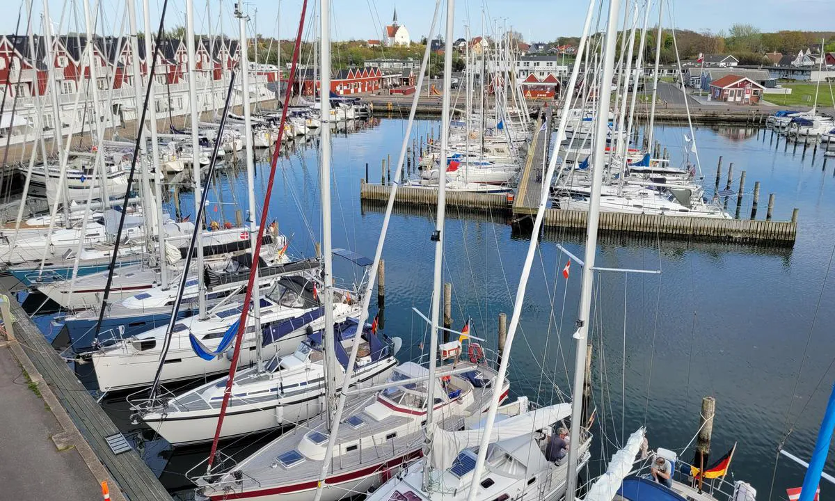 Bagenkop Havn: {"base": "de", "no": "Gjesteplasser", "se": "G\u00e4stbryggor", "en": "Guest docks", "da": "G\u00e6stebroer", "fr": "Quais d'invit\u00e9s", "de": "G\u00e4stestege", "es": "Muelles para visitantes", "it": "Pontili per visitatori", "pt": "Pont\u00f5es para visitantes", "nl": "Guestesteigers", "pl": "Pomosty go\u015bcinne", "uk": "\u0413\u043e\u0441\u0442\u044c\u043e\u0432\u0456 \u043f\u0456\u0440\u0441\u0438", "ro": "Debarcader pentru vizitatori", "tr": "Misafir iskeleler", "el": "\u03a0\u03b5\u03c1\u03b9\u03b3\u03c1\u03b1\u03c6\u03ae \u03c0\u03b5\u03c1\u03b9\u03bf\u03c7\u03ae\u03c2 \u03b5\u03c0\u03b9\u03c3\u03ba\u03b5\u03c0\u03c4\u03ce\u03bd", "cs": "Hostuj\u00edc\u00ed p\u0159\u00edstavi\u0161t\u011b", "hu": "Vend\u00e9gm\u00f3l\u00f3k", "fi": "Vieraslaiturit", "bg": "\u041f\u043e\u043d\u0442\u043e\u043d \u0437\u0430 \u0433\u043e\u0441\u0442\u0438", "sr": "Gostinski molovi", "et": "K\u00fclaliskai", "lv": "Viesu piest\u0101tnes", "lt": "Sve\u010diai prieplaukos"}