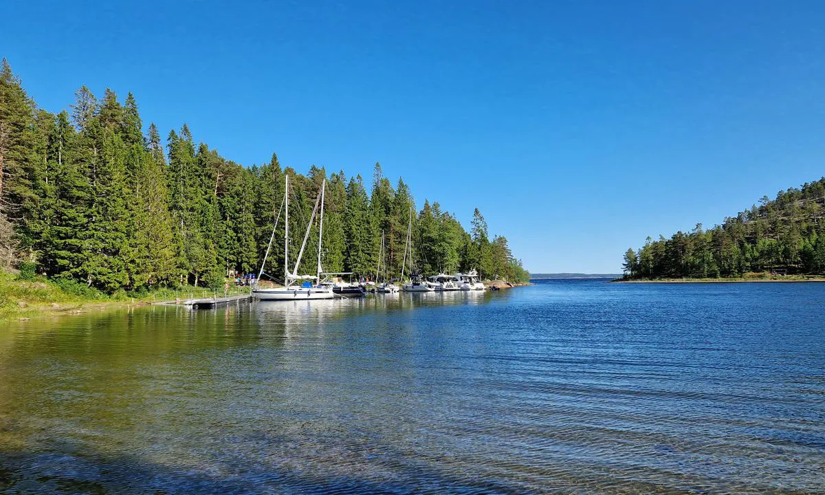 Baggtjarnen: {"base": "en", "no": "Inngangen er ikke bred, men dyp (3,3m). N\u00e5r du ankommer til pontongen, reduseres dybden raskt, men to meters kj\u00f8l b\u00f8r fortsatt kunne passere. Fort\u00f8ying er med akteranker.", "se": "Inloppet \u00e4r inte brett men djupt (3,3m). N\u00e4r du kommer till pontonen minskar djupet snabbt men en tv\u00e5-meters k\u00f6l b\u00f6r fortfarande kunna passera. F\u00f6rt\u00f6jning sker med akterankare.", "en": "The entrance is not wide but deep (3.3m). When you arrive to the pontoon depth is reducing quickly but two meter keel should still pass.\r\nMooring is with stern anchor.", "da": "Indgangen er ikke bred, men dyb (3,3m). N\u00e5r du ankommer til pontonen, reduceres dybden hurtigt, men en to meter k\u00f8l skal stadig kunne passere. Fort\u00f8jning er med h\u00e6kanker.", "fr": "L'entr\u00e9e n'est pas large mais profonde (3,3m). Lorsque vous arrivez au ponton, la profondeur diminue rapidement, mais une quille de deux m\u00e8tres devrait toujours passer. L'amarrage se fait avec une ancre de poupe.", "de": "Die Einfahrt ist nicht breit, aber tief (3,3m). Wenn Sie zum Ponton gelangen, nimmt die Tiefe schnell ab, aber ein Zwei-Meter-Kiel sollte immer noch passieren k\u00f6nnen.<br>Mooring erfolgt mit Heckanker.", "es": "La entrada no es amplia pero es profunda (3,3 m). Cuando llegues al pont\u00f3n la profundidad disminuye r\u00e1pidamente, pero un calado de dos metros a\u00fan deber\u00eda pasar.<br>Mooring es con ancla de popa.", "it": "L'ingresso non \u00e8 largo ma \u00e8 profondo (3,3 m). Quando arrivi al pontile la profondit\u00e0 si riduce rapidamente, ma una chiglia di due metri dovrebbe ancora passare. L'ormeggio \u00e8 con l'ancora a poppa.", "pt": "A entrada n\u00e3o \u00e9 larga mas \u00e9 profunda (3,3m). Quando voc\u00ea chega ao pont\u00e3o, a profundidade reduz rapidamente mas uma quilha de dois metros ainda deve passar.\nO atracamento \u00e9 com \u00e2ncora de popa.", "nl": "De ingang is niet breed maar diep (3,3 m). Wanneer je bij de steiger aankomt, neemt de diepte snel af, maar een kiel van twee meter zou nog steeds moeten kunnen passeren.<br>Meren is met een hekanker.", "pl": "Wej\u015bcie nie jest szerokie, ale g\u0142\u0119bokie (3,3 m). Gdy zbli\u017cysz si\u0119 do pomostu, g\u0142\u0119boko\u015b\u0107 szybko si\u0119 zmniejsza, ale kil o d\u0142ugo\u015bci dw\u00f3ch metr\u00f3w nadal powinien przej\u015b\u0107. Cumowanie odbywa si\u0119 z rufow\u0105 kotwic\u0105.", "uk": "\u0412\u0445\u0456\u0434 \u043d\u0435 \u0448\u0438\u0440\u043e\u043a\u0438\u0439, \u0430\u043b\u0435 \u0433\u043b\u0438\u0431\u043e\u043a\u0438\u0439 (3,3 \u043c). \u041a\u043e\u043b\u0438 \u0432\u0438 \u043d\u0430\u0431\u043b\u0438\u0436\u0430\u0454\u0442\u0435\u0441\u044c \u0434\u043e \u043f\u043e\u043d\u0442\u043e\u043d\u0443, \u0433\u043b\u0438\u0431\u0438\u043d\u0430 \u0448\u0432\u0438\u0434\u043a\u043e \u0437\u043c\u0435\u043d\u0448\u0443\u0454\u0442\u044c\u0441\u044f, \u0430\u043b\u0435 \u0434\u0432\u043e\u043c\u0435\u0442\u0440\u043e\u0432\u0438\u0439 \u043a\u0456\u043b\u044c \u043f\u043e\u0432\u0438\u043d\u0435\u043d \u043f\u0440\u043e\u0439\u0442\u0438.<br>\u041c\u0443\u0440\u0456\u043d\u0433 \u0437\u0434\u0456\u0439\u0441\u043d\u044e\u0454\u0442\u044c\u0441\u044f \u0437\u0430 \u0434\u043e\u043f\u043e\u043c\u043e\u0433\u043e\u044e \u043a\u043e\u0440\u043c\u043e\u0432\u043e\u0433\u043e \u044f\u043a\u043e\u0440\u044f.", "ro": "Intrarea nu este larg\u0103, dar este ad\u00e2nc\u0103 (3,3m). C\u00e2nd ajunge\u021bi la ponton, ad\u00e2ncimea scade rapid, dar o chila de doi metri ar trebui s\u0103 treac\u0103 \u00eenc\u0103. <br>Mooring-ul se face cu ancor\u0103 la pupa.", "tr": "Giri\u015f geni\u015f de\u011fil ama derin (3.3m). Pontona geldi\u011finizde derinlik h\u0131zla azal\u0131r, ancak iki metrelik salman\u0131n ge\u00e7mesi gerekir. K\u0131\u00e7tan demirlemek gerekir.", "el": "\u0397 \u03b5\u03af\u03c3\u03bf\u03b4\u03bf\u03c2 \u03b4\u03b5\u03bd \u03b5\u03af\u03bd\u03b1\u03b9 \u03b5\u03c5\u03c1\u03b5\u03af\u03b1 \u03b1\u03bb\u03bb\u03ac \u03b2\u03b1\u03b8\u03b9\u03ac (3,3\u03bc). \u038c\u03c4\u03b1\u03bd \u03c6\u03c4\u03ac\u03bd\u03b5\u03c4\u03b5 \u03c3\u03c4\u03b7\u03bd \u03c0\u03bb\u03c9\u03c4\u03ae \u03b5\u03be\u03ad\u03b4\u03c1\u03b1 \u03c4\u03bf \u03b2\u03ac\u03b8\u03bf\u03c2 \u03bc\u03b5\u03b9\u03ce\u03bd\u03b5\u03c4\u03b1\u03b9 \u03b3\u03c1\u03ae\u03b3\u03bf\u03c1\u03b1 \u03b1\u03bb\u03bb\u03ac \u03ad\u03bd\u03b1 \u03c3\u03ba\u03ac\u03c6\u03bf\u03c2 \u03bc\u03b5 \u03b2\u03cd\u03b8\u03b9\u03c3\u03bc\u03b1 \u03b4\u03cd\u03bf \u03bc\u03ad\u03c4\u03c1\u03b1 \u03b8\u03b1 \u03c0\u03c1\u03ad\u03c0\u03b5\u03b9 \u03bd\u03b1 \u03bc\u03c0\u03bf\u03c1\u03b5\u03af \u03bd\u03b1 \u03c0\u03b5\u03c1\u03ac\u03c3\u03b5\u03b9. \u0397 \u03c0\u03c1\u03cc\u03c3\u03b4\u03b5\u03c3\u03b7 \u03b3\u03af\u03bd\u03b5\u03c4\u03b1\u03b9 \u03bc\u03b5 \u03ac\u03b3\u03ba\u03c5\u03c1\u03b1 \u03c0\u03c1\u03cd\u03bc\u03bd\u03b7\u03c2.", "cs": "Vjezd nen\u00ed \u0161irok\u00fd, ale je hlubok\u00fd (3,3m). Kdy\u017e doraz\u00edte k pontonu, hloubka se rychle sni\u017euje, ale k\u00fdl s hloubkou dva metry by m\u011bl st\u00e1le proj\u00edt. <br>Moorov\u00e1n\u00ed je se z\u00e1\u010fov\u00fdm kotvou.", "hu": "A bej\u00e1rat nem sz\u00e9les, de m\u00e9ly (3,3 m). Amikor meg\u00e9rkezik a m\u00f3l\u00f3hoz, a m\u00e9lys\u00e9g gyorsan cs\u00f6kken, de egy k\u00e9t m\u00e9teres t\u0151kes\u00falynak m\u00e9g mindig \u00e1t kell f\u00e9rnie. A kik\u00f6t\u00e9s h\u00e1ts\u00f3 horgony haszn\u00e1lat\u00e1val t\u00f6rt\u00e9nik.", "fi": "Sis\u00e4\u00e4nk\u00e4ynti ei ole leve\u00e4, mutta syv\u00e4 (3,3 m). Laiturille saavuttaessa syvyys pienenee nopeasti, mutta kahden metrin k\u00f6li pit\u00e4isi yh\u00e4 mahtua.\nKiinnittyminen on per\u00e4ankkurilla.", "bg": "\u0412\u0445\u043e\u0434\u044a\u0442 \u043d\u0435 \u0435 \u0448\u0438\u0440\u043e\u043a, \u043d\u043e \u0435 \u0434\u044a\u043b\u0431\u043e\u043a (3.3\u043c). \u041a\u043e\u0433\u0430\u0442\u043e \u043f\u0440\u0438\u0441\u0442\u0438\u0433\u043d\u0435\u0442\u0435 \u0434\u043e \u043f\u043e\u043d\u0442\u043e\u043d\u0430, \u0434\u044a\u043b\u0431\u043e\u0447\u0438\u043d\u0430\u0442\u0430 \u0431\u044a\u0440\u0437\u043e \u043d\u0430\u043c\u0430\u043b\u044f\u0432\u0430, \u043d\u043e \u043a\u0438\u043b \u0441 \u0434\u044a\u043b\u0431\u043e\u0447\u0438\u043d\u0430 \u0434\u0432\u0430 \u043c\u0435\u0442\u0440\u0430 \u0432\u0441\u0435 \u043e\u0449\u0435 \u0442\u0440\u044f\u0431\u0432\u0430 \u0434\u0430 \u043c\u0438\u043d\u0435. \u0428\u0432\u0430\u0440\u0442\u043e\u0432\u0430\u043d\u0435\u0442\u043e \u0435 \u0441 \u043a\u044a\u0440\u043c\u043e\u0432\u043e \u043a\u043e\u0442\u0432\u0430.", "sr": "Ulaz nije \u0161irok, ali je dubok (3.3m). Kada stignete do pontona, dubina se brzo smanjuje, ali kobilica od dva metra bi ipak trebala pro\u0107i. Privezivanje je sa sidrom na krmi.", "et": "Sissep\u00e4\u00e4s ei ole lai, kuid s\u00fcgav (3,3 m). Kui j\u00f5uate pontooni juurde, s\u00fcgavus v\u00e4heneb kiiresti, kuid kahe meetri kiil peaks siiski l\u00e4bima.<br>Moorimine on ahtrikangruga.", "lv": "Ieeja nav plata, bet dzi\u013ca (3,3m). Iebraucot l\u012bdz pontonam, dzi\u013cums strauji samazin\u0101s, bet divu metru \u0137\u012blis tom\u0113r var\u0113tu p\u0101riet. Piest\u0101tne ir ar aizmugur\u0113jo enkuru.", "lt": "\u012eplaukos anga n\u0117ra plati, ta\u010diau gili (3,3 m). Atskub\u0117jus prie pontono, gylis greitai ma\u017e\u0117ja, ta\u010diau dviej\u0173 metr\u0173 kilis vis dar tur\u0117t\u0173 praplaukti. \u0160vartavimasis su galiniu inkaru."}