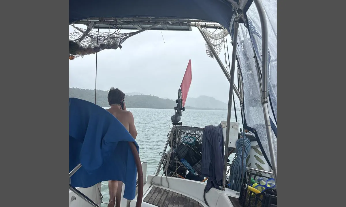 Bahía Solano: {"base": "no", "no": "Regnfult ved ankomst. Ca 1 nautisk til byen", "se": "Regnigt vid ankomst. Ca 1 nautisk till staden", "en": "Rainy upon arrival. Approximately 1 nautical mile to the town", "da": "Regnfuldt ved ankomst. Ca. 1 nautisk til byen", "fr": "Pluvieux \u00e0 l'arriv\u00e9e. Environ 1 mille nautique jusqu'\u00e0 la ville", "de": "Regnerisch bei Ankunft. Ca. 1 nautische Meile in die Stadt.", "es": "Lluvioso a la llegada. Aproximadamente 1 n\u00e1utica hasta la ciudad", "it": "Piovoso all'arrivo. Circa 1 miglio nautico fino alla citt\u00e0", "pt": "Chuvoso na chegada. Aproximadamente 1 milha n\u00e1utica at\u00e9 a cidade", "nl": "Regenachtig bij aankomst. Ongeveer 1 nautische mijl naar de stad", "pl": "Deszczowo przy przybyciu. Oko\u0142o 1 mila morska do miasta", "uk": "\u0414\u043e\u0449\u043e\u0432\u0430 \u043f\u043e\u0433\u043e\u0434\u0430 \u043f\u0440\u0438 \u043f\u0440\u0438\u0431\u0443\u0442\u0442\u0456. \u041f\u0440\u0438\u0431\u043b\u0438\u0437\u043d\u043e 1 \u043c\u043e\u0440\u0441\u044c\u043a\u0430 \u043c\u0438\u043b\u044f \u0434\u043e \u043c\u0456\u0441\u0442\u0430", "ro": "Ploios la sosire. Aproximativ 1 mil\u0103 nautic\u0103 p\u00e2n\u0103 la ora\u0219", "tr": "Var\u0131\u015fta ya\u011fmurlu. \u015eehre yakla\u015f\u0131k 1 deniz mili", "el": "\u0392\u03c1\u03bf\u03c7\u03b5\u03c1\u03cc \u03ba\u03b1\u03c4\u03ac \u03c4\u03b7\u03bd \u03ac\u03c6\u03b9\u03be\u03b7. \u03a0\u03b5\u03c1\u03af\u03c0\u03bf\u03c5 1 \u03bd\u03b1\u03c5\u03c4\u03b9\u03ba\u03cc \u03bc\u03af\u03bb\u03b9 \u03bc\u03ad\u03c7\u03c1\u03b9 \u03c4\u03b7\u03bd \u03c0\u03cc\u03bb\u03b7", "cs": "De\u0161tivo p\u0159i p\u0159\u00edjezdu. Asi 1 n\u00e1mo\u0159n\u00ed m\u00edle do m\u011bsta", "hu": "Es\u0151s id\u0151 \u00e9rkez\u00e9skor. Mintegy 1 tengeri m\u00e9rf\u00f6ldre a v\u00e1rost\u00f3l", "fi": "Sateista saapuessa. Noin 1 meripeninkulmaa kaupunkiin", "bg": "\u0414\u044a\u0436\u0434\u043e\u0432\u043d\u043e \u043f\u0440\u0438 \u043f\u0440\u0438\u0441\u0442\u0438\u0433\u0430\u043d\u0435. \u041e\u043a\u043e\u043b\u043e 1 \u043c\u043e\u0440\u0441\u043a\u0430 \u043c\u0438\u043b\u044f \u0434\u043e \u0433\u0440\u0430\u0434\u0430", "sr": "Ki\u0161ovito prilikom dolaska. Oko 1 nauti\u010dka milja do grada", "et": "Sajab saabumisel. Umbes 1 meremiil linnani", "lv": "Lietains pie iera\u0161an\u0101s. Apm\u0113ram 1 j\u016bras j\u016bdze l\u012bdz pils\u0113tai", "lt": "Lietinga atvykus. Apie 1 j\u016brmyl\u0117 iki miesto"}