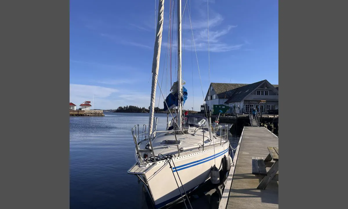 Bakkasund Gjestehavn: {"base": "en", "no": "Tomt p\u00e5 hverdager.<br/>Midt i april", "se": "Tomt p\u00e5 vardagar. <br> Mitten av april", "en": "Empty on weekdays.\r\nMid April", "da": "Tomt p\u00e5 hverdage.<br /> Midt i april", "fr": "Vide en semaine.<br>Mi-avril", "de": "Leer an Wochentagen. <br> Mitte April", "es": "Vac\u00edo entre semana.<br> A mediados de abril", "it": "Vuoto nei giorni feriali.\nMet\u00e0 aprile", "pt": "Vazio nos dias de semana. <br> Meio de abril", "nl": "Leeg op doordeweekse dagen.<br/>Midden april", "pl": "Puste w dni powszednie.<br>Po\u0142owa kwietnia", "uk": "\u041f\u043e\u0440\u043e\u0436\u043d\u044c\u043e \u0432 \u0431\u0443\u0434\u043d\u0456.<br>\u0421\u0435\u0440\u0435\u0434\u0438\u043d\u0430 \u043a\u0432\u0456\u0442\u043d\u044f", "ro": "Gol \u00een timpul s\u0103pt\u0103m\u00e2nii.<br/>Mijlocul lunii aprilie", "tr": "Hafta i\u00e7i bo\u015f.<br/>Nisan ortas\u0131", "el": "\u039a\u03b5\u03bd\u03cc \u03c4\u03b9\u03c2 \u03ba\u03b1\u03b8\u03b7\u03bc\u03b5\u03c1\u03b9\u03bd\u03ad\u03c2. \u039c\u03ad\u03c3\u03b1 \u0391\u03c0\u03c1\u03b9\u03bb\u03af\u03bf\u03c5", "cs": "Pr\u00e1zdn\u00fd b\u011bhem pracovn\u00edch dn\u016f. Polovina dubna", "hu": "\u00dcres h\u00e9tk\u00f6znapokon.<br>\u00c1prilis k\u00f6zep\u00e9t\u0151l", "fi": "Tyhj\u00e4 arkip\u00e4ivin\u00e4.<br>Huhtikuun puoliv\u00e4li", "bg": "\u041f\u0440\u0430\u0437\u043d\u043e \u043f\u0440\u0435\u0437 \u0434\u0435\u043b\u043d\u0438\u0447\u043d\u0438\u0442\u0435 \u0434\u043d\u0438.<br />\u0421\u0440\u0435\u0434\u0430\u0442\u0430 \u043d\u0430 \u0430\u043f\u0440\u0438\u043b", "sr": "Prazno radnim danima. <br /> Sredina aprila", "et": "T\u00fchi t\u00f6\u00f6p\u00e4evadel.<br />Aprilli keskpaik", "lv": "Tuk\u0161s darba dien\u0101s. <br> Apr\u012b\u013ca vidus", "lt": "Tu\u0161\u010dia darbo dienomis.<br> Baland\u017eio vidurys"}