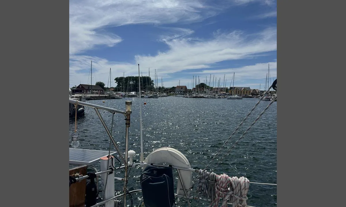 Ballen Havn - Samsø: {"base": "se", "no": "Et fantastisk sted. Veldig bra havnekaptein som hjelper til. Det er mange b\u00e5ter her, det kan v\u00e6re lurt \u00e5 reservere plass hvis b\u00e5ten er stor. Her finnes alt.", "se": "Ett fantastiskt st\u00e4lle. Mycket bra hamnkapten som hj\u00e4lper till. Det \u00e4r m\u00e5nga b\u00e5tar h\u00e4r, det kan var bra att boka plats om b\u00e5ten \u00e4r stor. \r\nH\u00e4r finns allt.", "en": "A fantastic place. Very good harbourmaster who assists. There are many boats here, it can be good to reserve a spot if the boat is large.<br>Everything is available here.", "da": "Et fantastisk sted. Meget god havnekaptajn som hj\u00e6lper til. Der er mange b\u00e5de her, det kan v\u00e6re godt at reservere plads, hvis b\u00e5den er stor. Her findes alt.", "fr": "Un endroit fantastique. Un tr\u00e8s bon capitaine de port qui aide beaucoup. Il y a beaucoup de bateaux ici, il peut \u00eatre utile de r\u00e9server une place si le bateau est grand. On trouve tout ici.", "de": "Ein fantastischer Ort. Ein sehr guter Hafenmeister, der hilft. Es gibt viele Boote hier, es k\u00f6nnte gut sein, einen Platz zu reservieren, wenn das Boot gro\u00df ist. Hier gibt es alles.", "es": "Un lugar fant\u00e1stico. Muy buen capit\u00e1n del puerto que ayuda. Hay muchos barcos aqu\u00ed, puede ser bueno reservar un lugar si el barco es grande. Aqu\u00ed hay de todo.", "it": "Un posto fantastico. Un capitano di porto molto bravo che aiuta. Ci sono molte barche qui, potrebbe essere utile prenotare un posto se la barca \u00e8 grande. Qui c'\u00e8 tutto.", "pt": "Um lugar fant\u00e1stico. Capit\u00e3o do porto muito bom que ajuda. H\u00e1 muitos barcos aqui, pode ser bom reservar um lugar se o barco for grande. Aqui tem de tudo.", "nl": "Een fantastische plek. Zeer goede havenmeester die helpt. Er zijn hier veel boten, het kan goed zijn om een plaats te reserveren als de boot groot is. Hier is alles.", "pl": "Fantastyczne miejsce. Bardzo dobry kapitan portu, kt\u00f3ry pomaga. Jest tu wiele \u0142odzi, mo\u017ce by\u0107 dobrze zarezerwowa\u0107 miejsce, je\u015bli \u0142\u00f3d\u017a jest du\u017ca. Tutaj jest wszystko.", "uk": "\u0424\u0430\u043d\u0442\u0430\u0441\u0442\u0438\u0447\u043d\u0435 \u043c\u0456\u0441\u0446\u0435. \u0414\u0443\u0436\u0435 \u0445\u043e\u0440\u043e\u0448\u0438\u0439 \u0433\u0430\u0432\u0430\u043d\u044c-\u043a\u0430\u043f\u0456\u0442\u0430\u043d, \u044f\u043a\u0438\u0439 \u0434\u043e\u043f\u043e\u043c\u0430\u0433\u0430\u0454. \u0422\u0443\u0442 \u0431\u0430\u0433\u0430\u0442\u043e \u0447\u043e\u0432\u043d\u0456\u0432, \u0442\u043e\u043c\u0443 \u043a\u0440\u0430\u0449\u0435 \u0437\u0430\u0431\u0440\u043e\u043d\u044e\u0432\u0430\u0442\u0438 \u043c\u0456\u0441\u0446\u0435, \u044f\u043a\u0449\u043e \u0447\u043e\u0432\u0435\u043d \u0432\u0435\u043b\u0438\u043a\u0438\u0439. \u0422\u0443\u0442 \u0454 \u0432\u0441\u0435.", "ro": "Un loc fantastic. Un c\u0103pitan de port foarte bun care ofer\u0103 ajutor. Sunt multe b\u0103rci aici, poate fi bine s\u0103 rezervi un loc dac\u0103 barca este mare. Aici exist\u0103 totul.", "tr": "<p>Harika bir yer. Yard\u0131mc\u0131 olan \u00e7ok iyi bir liman kaptan\u0131 var. Burada bir\u00e7ok tekne var, e\u011fer tekne b\u00fcy\u00fckse yer ay\u0131rtmak iyi olabilir.</p><p>Burada her \u015fey var.</p>", "el": "\u0388\u03bd\u03b1 \u03c6\u03b1\u03bd\u03c4\u03b1\u03c3\u03c4\u03b9\u03ba\u03cc \u03bc\u03ad\u03c1\u03bf\u03c2. \u03a0\u03bf\u03bb\u03cd \u03ba\u03b1\u03bb\u03cc\u03c2 \u03bb\u03b9\u03bc\u03b5\u03bd\u03ac\u03c1\u03c7\u03b7\u03c2 \u03c0\u03bf\u03c5 \u03b2\u03bf\u03b7\u03b8\u03ac\u03b5\u03b9. \u03a5\u03c0\u03ac\u03c1\u03c7\u03bf\u03c5\u03bd \u03c0\u03bf\u03bb\u03bb\u03ac \u03c3\u03ba\u03ac\u03c6\u03b7 \u03b5\u03b4\u03ce, \u03bc\u03c0\u03bf\u03c1\u03b5\u03af \u03bd\u03b1 \u03b5\u03af\u03bd\u03b1\u03b9 \u03ba\u03b1\u03bb\u03cc \u03bd\u03b1 \u03ba\u03bb\u03b5\u03af\u03c3\u03b5\u03c4\u03b5 \u03b8\u03ad\u03c3\u03b7 \u03b5\u03ac\u03bd \u03c4\u03bf \u03c3\u03ba\u03ac\u03c6\u03bf\u03c2 \u03b5\u03af\u03bd\u03b1\u03b9 \u03bc\u03b5\u03b3\u03ac\u03bb\u03bf. \u0395\u03b4\u03ce \u03b8\u03b1 \u03b2\u03c1\u03b5\u03af\u03c4\u03b5 \u03c4\u03b1 \u03c0\u03ac\u03bd\u03c4\u03b1.", "cs": "\u00da\u017easn\u00e9 m\u00edsto. Velmi dobr\u00fd p\u0159\u00edstavn\u00ed kapit\u00e1n, kter\u00fd pom\u00e1h\u00e1. Je zde mnoho lod\u00ed, m\u016f\u017ee b\u00fdt dobr\u00e9 rezervovat m\u00edsto, pokud je lo\u010f velk\u00e1. Zde je v\u0161e.", "hu": "Egy fantasztikus hely. Nagyon j\u00f3 kik\u00f6t\u0151kapit\u00e1ny, aki seg\u00edt. Sok haj\u00f3 van itt, ez\u00e9rt \u00e9rdemes helyet foglalni, ha a haj\u00f3 nagy. Itt minden megtal\u00e1lhat\u00f3.", "fi": "Upea paikka. Eritt\u00e4in hyv\u00e4 satamakapteeni, joka auttaa. T\u00e4\u00e4ll\u00e4 on paljon veneit\u00e4, joten olisi hyv\u00e4 varata paikka, jos vene on suuri. T\u00e4\u00e4lt\u00e4 l\u00f6ytyy kaikkea.", "bg": "\u0415\u0434\u043d\u043e \u0444\u0430\u043d\u0442\u0430\u0441\u0442\u0438\u0447\u043d\u043e \u043c\u044f\u0441\u0442\u043e. \u041c\u043d\u043e\u0433\u043e \u0434\u043e\u0431\u044a\u0440 \u043a\u0430\u043f\u0438\u0442\u0430\u043d \u043d\u0430 \u043f\u0440\u0438\u0441\u0442\u0430\u043d\u0438\u0449\u0435\u0442\u043e, \u043a\u043e\u0439\u0442\u043e \u043f\u043e\u043c\u0430\u0433\u0430. \u0422\u0443\u043a \u0438\u043c\u0430 \u043c\u043d\u043e\u0433\u043e \u043b\u043e\u0434\u043a\u0438, \u0434\u043e\u0431\u0440\u0435 \u0435 \u0434\u0430 \u0441\u0435 \u0440\u0435\u0437\u0435\u0440\u0432\u0438\u0440\u0430 \u043c\u044f\u0441\u0442\u043e, \u0430\u043a\u043e \u043b\u043e\u0434\u043a\u0430\u0442\u0430 \u0435 \u0433\u043e\u043b\u044f\u043c\u0430. \u0422\u0443\u043a \u0438\u043c\u0430 \u0432\u0441\u0438\u0447\u043a\u043e.", "sr": "Fantasti\u010dno mesto. Veoma dobar kapetan luke koji poma\u017ee. Ima mnogo brodova ovde, mo\u017ee biti korisno rezervisati mesto ako je brod veliki. Ovd\u0435 ima svega.", "et": "Suurep\u00e4rane koht. V\u00e4ga hea sadamakapten, kes aitab. Siin on palju paate, suurematele paatidele v\u00f5ib olla hea koht ette broneerida. Siin on k\u00f5ik olemas.", "lv": "Fantastiska vieta. \u013boti labs ostas kapteinis, kur\u0161 pal\u012bdz. \u0160eit ir daudz laivu, var b\u016bt labi rezerv\u0113t vietu, ja laiva ir liela. \u0160eit ir viss.", "lt": "Nuostabi vieta. Labai geras uosto kapitonas, kuris padeda. \u010cia yra daug laiv\u0173, tod\u0117l gali b\u016bti gerai u\u017esisakyti viet\u0105, jei laivas yra didelis. \u010cia yra viskas."}