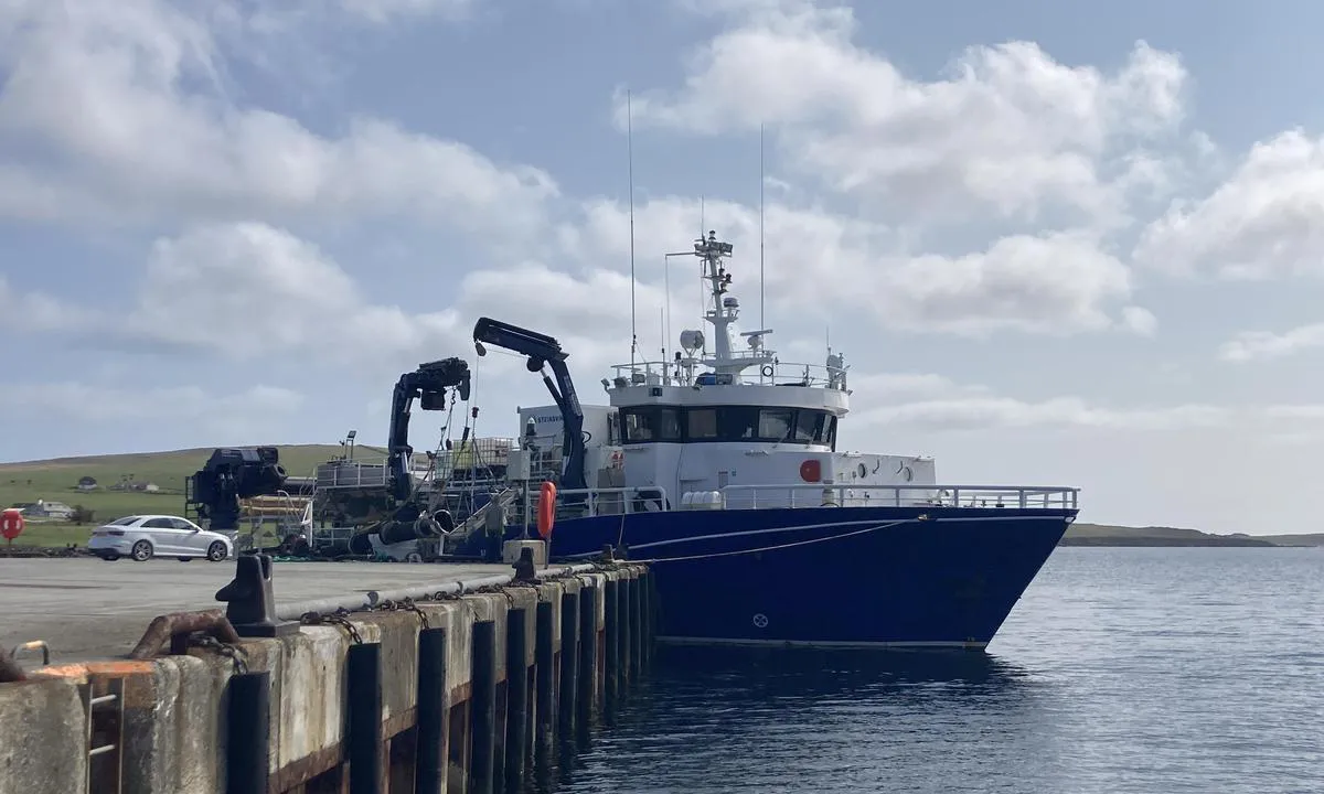 Baltasound - Buness: Big boats can be at the outer side ofthe pier. It is best to inquire with them if you can stay where you are. They know about other big boats that may come.