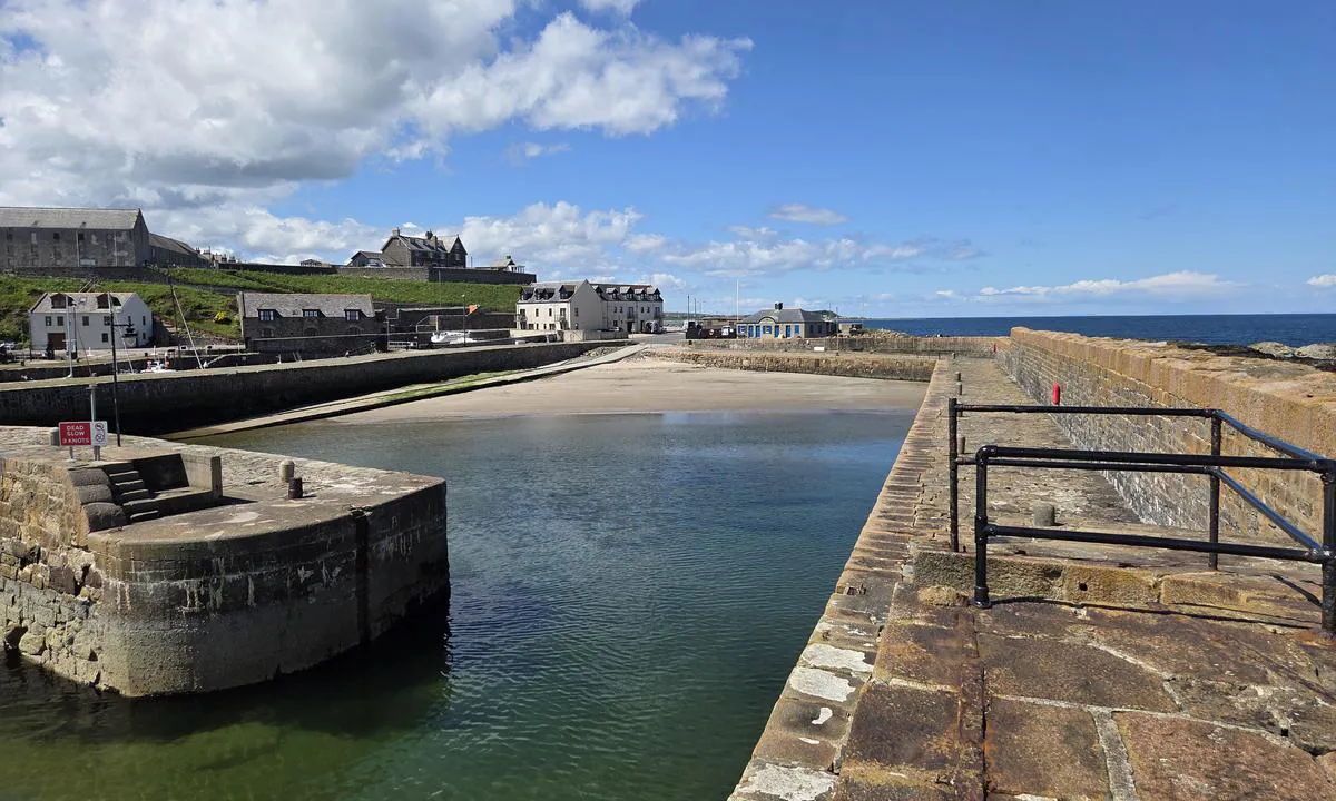 Banff Marina - Aberdeenshire: {"base": "no", "no": "Store vegger.\r\nSkiltet at man skal holde midt i kanalen.", "se": "Stora v\u00e4ggar.<br>Skylten visar att man ska h\u00e5lla sig mitt i kanalen.", "en": "Big walls. Signposted to stay in the middle of the channel.", "da": "Store v\u00e6gge.<br>Skiltet, at man skal holde midt i kanalen.", "fr": "Grandes parois.<br />Signal\u00e9 qu'il faut rester au milieu du canal.", "de": "Gro\u00dfe W\u00e4nde.<br>Beschildert, dass man in der Mitte des Kanals bleiben soll.", "es": "Paredes grandes.<br>Se\u00f1alizado que uno debe mantenerse en el medio del canal.", "it": "Grandi pareti.<br> Cartello che indica di mantenere il centro del canale.", "pt": "Parede grande.<br>Placa indicando que deve-se manter no meio do canal.", "nl": "Grote muren.<br>Gebodsbord geeft aan dat men het midden van het kanaal moet aanhouden.", "pl": "Wysokie \u015bciany.<br>Oznakowane, \u017ce nale\u017cy trzyma\u0107 si\u0119 \u015brodka kana\u0142u.", "uk": "\u0412\u0435\u043b\u0438\u043a\u0456 \u0441\u0442\u0456\u043d\u0438.<br>\u041f\u043e\u0437\u043d\u0430\u0447\u0435\u043d\u043e, \u0449\u043e \u043f\u043e\u0442\u0440\u0456\u0431\u043d\u043e \u0442\u0440\u0438\u043c\u0430\u0442\u0438\u0441\u044f \u0441\u0435\u0440\u0435\u0434\u0438\u043d\u0438 \u043a\u0430\u043d\u0430\u043b\u0443.", "ro": "Pere\u021bi mari. Semnalizat c\u0103 trebuie s\u0103 men\u021bine\u021bi mijlocul canalului.", "tr": "B\u00fcy\u00fck duvarlar. <br> Kanal\u0131n ortas\u0131nda kalman\u0131z gerekti\u011fi i\u015faretlenmi\u015ftir.", "el": "\u039c\u03b5\u03b3\u03ac\u03bb\u03b5\u03c2 \u03c0\u03c1\u03bf\u03ba\u03c5\u03bc\u03b1\u03af\u03b5\u03c2. \u03a3\u03b7\u03bc\u03b1\u03c4\u03bf\u03b4\u03bf\u03c4\u03b5\u03af\u03c4\u03b1\u03b9 \u03cc\u03c4\u03b9 \u03c0\u03c1\u03ad\u03c0\u03b5\u03b9 \u03bd\u03b1 \u03ba\u03c1\u03b1\u03c4\u03ac\u03c4\u03b5 \u03c4\u03b7 \u03bc\u03ad\u03c3\u03b7 \u03c4\u03bf\u03c5 \u03ba\u03b1\u03bd\u03b1\u03bb\u03b9\u03bf\u03cd.", "cs": "Velk\u00e9 st\u011bny.<br>Ozna\u010deno, \u017ee m\u00e1te udr\u017eovat st\u0159ed kan\u00e1lu.", "hu": "Nagy falak. T\u00e1bl\u00e1zva van, hogy a csatorna k\u00f6zep\u00e9n kell maradni.", "fi": "Korkeat sein\u00e4t. Merkitty, ett\u00e4 pit\u00e4\u00e4 pysy\u00e4 kanavan keskell\u00e4.", "bg": "\u0413\u043e\u043b\u0435\u043c\u0438 \u0441\u0442\u0435\u043d\u0438. <br>\u041e\u0431\u043e\u0437\u043d\u0430\u0447\u0435\u043d\u043e \u0435, \u0447\u0435 \u0442\u0440\u044f\u0431\u0432\u0430 \u0434\u0430 \u0441\u0435 \u0434\u044a\u0440\u0436\u0438 \u043f\u043e \u0441\u0440\u0435\u0434\u0430\u0442\u0430 \u043d\u0430 \u043a\u0430\u043d\u0430\u043b\u0430.", "sr": "\u0412\u0435\u043b\u0438\u043a\u0438 \u0437\u0438\u0434\u043e\u0432\u0438. \u041e\u0431\u0435\u043b\u0435\u0436\u0435\u043d\u043e \u0458\u0435 \u0434\u0430 \u0442\u0440\u0435\u0431\u0430 \u0434\u0440\u0436\u0430\u0442\u0438 \u0441\u0440\u0435\u0434\u0438\u043d\u0443 \u043a\u0430\u043d\u0430\u043b\u0430.", "et": "Suured seinad. Sildid, mis n\u00e4itavad, et tuleb hoida kanali keskel.", "lv": "Lielas sienas.<br>Nor\u0101de, ka j\u0101turas kan\u0101la vid\u016b.", "lt": "Didel\u0117s sienos. \u017denklinta, kad reikia laikytis viduryje kanalo."}