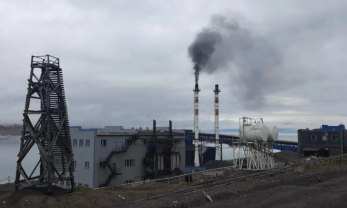 Barentsburg: {"base": "fr", "no": "Eneste minus: To store skorsteiner forurenser hele fjorden.", "se": "Enda nackdelen: tv\u00e5 stora skorstenar r\u00f6kf\u00f6rpestar hela fjorden.", "en": "The only downside: two large smokestacks pollute the entire fjord.", "da": "Det eneste minus: to store skorstene ryger hele fjorden til.", "fr": "Seul b\u00e9mol : deux grosses chemin\u00e9es enfument tout le fjord.", "de": "Einziger Nachteil: Zwei gro\u00dfe Schornsteine verpesten den gesamten Fjord.", "es": "El \u00fanico inconveniente: dos grandes chimeneas llenan de humo todo el fiordo.", "it": "L'unico inconveniente: due grandi ciminiere affumicano tutto il fiordo.", "pt": "O \u00fanico ponto negativo: duas grandes chamin\u00e9s poluem todo o fiorde.", "nl": "Enige minpunt: twee grote schoorstenen roken de hele fjord.", "pl": "Jedyny minus: dwie du\u017ce kominy zadymiaj\u0105 ca\u0142y fiord.", "uk": "\u0404\u0434\u0438\u043d\u0435 \u0437\u0430\u0443\u0432\u0430\u0436\u0435\u043d\u043d\u044f: \u0434\u0432\u0430 \u0432\u0435\u043b\u0438\u043a\u0456 \u0434\u0438\u043c\u043e\u0432\u0456 \u0442\u0440\u0443\u0431\u0438 \u0437\u0430\u043f\u043e\u0432\u043d\u044e\u044e\u0442\u044c \u0434\u0438\u043c\u043e\u043c \u0432\u0435\u0441\u044c \u0444\u0456\u043e\u0440\u0434.", "ro": "Singurul neajuns: dou\u0103 co\u0219uri mari de fum \u00eenv\u0103luie \u00eentregul fiord.", "tr": "Tek dezavantaj: iki b\u00fcy\u00fck baca b\u00fct\u00fcn fiyordu duman i\u00e7inde b\u0131rak\u0131yor.", "el": "\u039c\u03bf\u03bd\u03b1\u03b4\u03b9\u03ba\u03cc \u03bc\u03b5\u03b9\u03bf\u03bd\u03ad\u03ba\u03c4\u03b7\u03bc\u03b1: \u03b4\u03cd\u03bf \u03bc\u03b5\u03b3\u03ac\u03bb\u03b5\u03c2 \u03ba\u03b1\u03bc\u03b9\u03bd\u03ac\u03b4\u03b5\u03c2 \u03ba\u03b1\u03c0\u03bd\u03af\u03b6\u03bf\u03c5\u03bd \u03bf\u03bb\u03cc\u03ba\u03bb\u03b7\u03c1\u03bf \u03c4\u03bf \u03c6\u03b9\u03cc\u03c1\u03b4.", "cs": "Jedin\u00e1 nev\u00fdhoda: dva velk\u00e9 kom\u00edny zne\u010di\u0161\u0165uj\u00ed cel\u00fd fjord.", "hu": "Egyed\u00fcli h\u00e1tr\u00e1ny: k\u00e9t nagy k\u00e9m\u00e9ny elf\u00fcst\u00f6li az eg\u00e9sz fjordot.", "fi": "Ainoa haittapuoli: kaksi isoa savupiippua savuttavat koko vuonon.", "bg": "\u0415\u0434\u0438\u043d\u0441\u0442\u0432\u0435\u043d\u0438\u044f\u0442 \u043d\u0435\u0434\u043e\u0441\u0442\u0430\u0442\u044a\u043a: \u0434\u0432\u0430 \u0433\u043e\u043b\u0435\u043c\u0438 \u043a\u043e\u043c\u0438\u043d\u0430 \u0437\u0430\u0434\u0438\u043c\u044f\u0432\u0430\u0442 \u0446\u0435\u043b\u0438\u044f \u0444\u0438\u043e\u0440\u0434.", "sr": "Jedina mana: dva velika dimnjaka zaga\u0111uju ceo fjord.", "et": "Ainus miinus: kaks suurt korstnat tossavad kogu fjordi t\u00e4is.", "lv": "Vien\u012bgais tr\u016bkums: divi lieli skurste\u0146i piepilda visu fjordu ar d\u016bmiem.", "lt": "Vienintelis tr\u016bkumas: du dideli kaminai dumina vis\u0105 fjord\u0105."}
