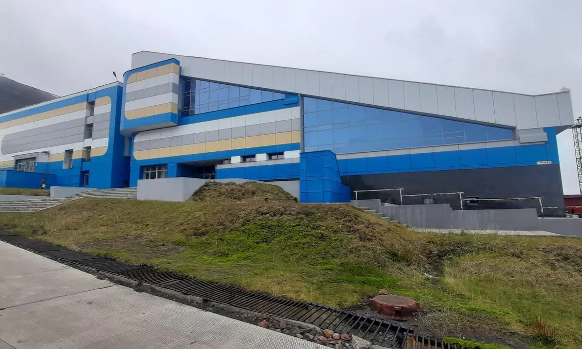Barentsburg ankringsplass: {"base": "fr", "no": "Bassenget og badstuen", "se": "Poolen och bastun", "en": "The swimming pool and sauna", "da": "Swimmingpoolen og saunaen", "fr": "La piscine et sauna", "de": "Das Schwimmbad und die Sauna", "es": "La piscina y sauna", "it": "La piscina e sauna", "pt": "A piscina e sauna", "nl": "Het zwembad en sauna", "pl": "Basen i sauna", "uk": "\u0411\u0430\u0441\u0435\u0439\u043d \u0442\u0430 \u0441\u0430\u0443\u043d\u0430", "ro": "Piscina \u0219i sauna", "tr": "Havuz ve sauna", "el": "\u0397 \u03c0\u03b9\u03c3\u03af\u03bd\u03b1 \u03ba\u03b1\u03b9 \u03b7 \u03c3\u03ac\u03bf\u03c5\u03bd\u03b1", "cs": "Baz\u00e9n a sauna", "hu": "Az uszoda \u00e9s szauna", "fi": "Uima-allas ja sauna", "bg": "\u0411\u0430\u0441\u0435\u0439\u043d\u044a\u0442 \u0438 \u0441\u0430\u0443\u043d\u0430\u0442\u0430", "sr": "Bazen i sauna", "et": "Bassein ja saun", "lv": "Baseins un sauna", "lt": "Baseinas ir pirtis"}