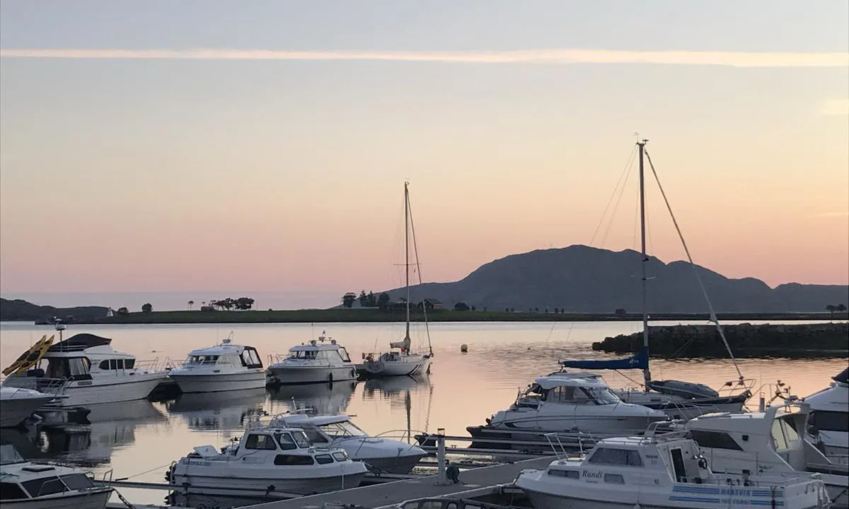 Utsikt seint en julikveld fra Berg marina mot Torghatten.