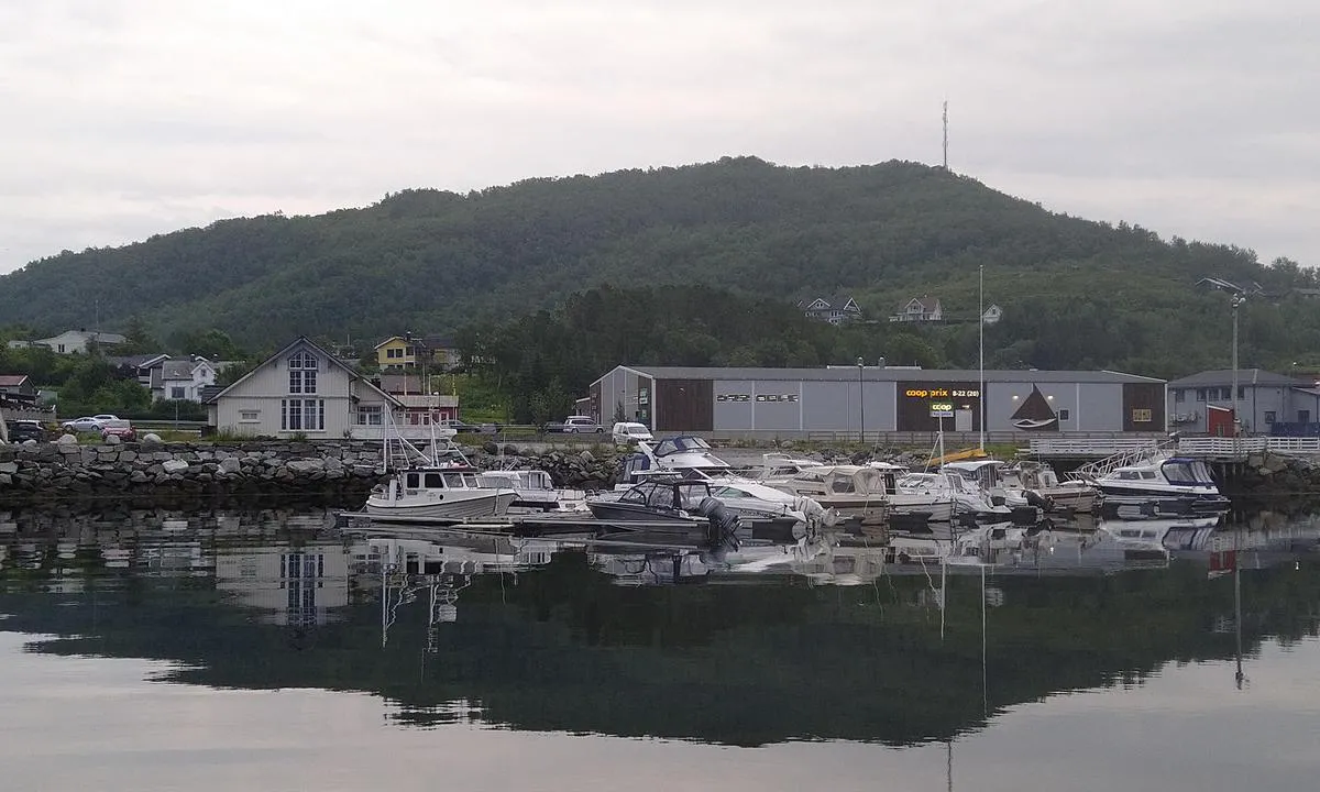 Berg Marina: Restaurant til venstre butikk til høyre